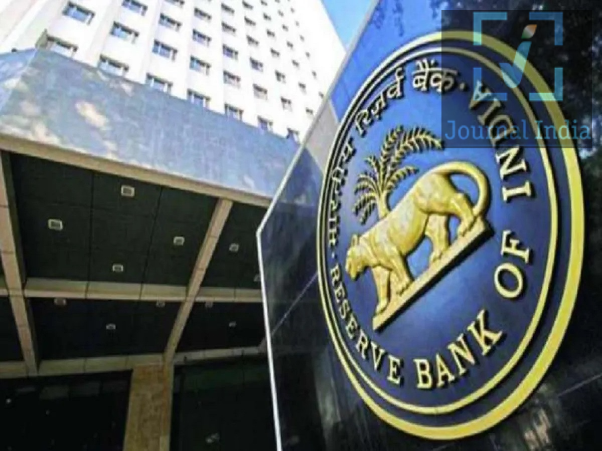 Bank Holidays- अक्टूबर में 16 दिन बैंक रहेंगे बंद, जरूरी काम समय से पहले निपटा लें दोस्तो आज 1 अक्टूबर हो गई हैं और इस महीने में कई त्योहार पढ़ेगें, जिनके कारण बैंक की छुट्टियां रहेगी, ऐसे में अगर आपको चेक जमा करना, डिमांड ड्राफ्ट बनवाना, KYC अपडेट कराना या बैंक से जुड़ा कोई अन्य शाखा-आधारित काम करना है, तो बैंक जाने से पहले छुट्टियों की तारीख जरूर जांच लें। भारतीय रिजर्व बैंक (RBI) के अवकाश कैलेंडर के अनुसार, अक्टूबर में अलग-अलग राज्यों और शहरों में कुल 16 दिन तक बैंक अवकाश रहेंगे। हालांकि, सभी छुट्टियां पूरे देश में लागू नहीं होंगी। कई छुट्टियां स्थानीय त्योहारों और क्षेत्रीय आयोजनों के आधार पर अलग-अलग राज्यों में होंगी। अक्टूबर में इन दिनों बैंक रहेंगे बंद अक्टूबर 2026 में कुछ छुट्टियां ऐसी हैं, जिनके कारण देश के अधिकांश हिस्सों में बैंक शाखाएं बंद रहेंगी: 2 अक्टूबर &ndash; महात्मा गांधी जयंती  4 अक्टूबर &ndash; रविवार  10 अक्टूबर &ndash; दूसरा शनिवार  11 अक्टूबर &ndash; रविवार  18 अक्टूबर &ndash; रविवार  24 अक्टूबर &ndash; चौथा शनिवार  25 अक्टूबर &ndash; रविवार  इसके अलावा दुर्गा पूजा, दशहरा, विजयादशमी, दशैन, करवा चौथ और अन्य क्षेत्रीय त्योहारों के कारण कई राज्यों में अतिरिक्त छुट्टियां रहेंगी। 17 अक्टूबर को कुछ शहरों में बैंक बंद 17 अक्टूबर को अगरतला में महा सप्तमी के अवसर पर बैंक शाखाएं बंद रहेंगी। 19 अक्टूबर को कई राज्यों में बैंक अवकाश 19 अक्टूबर को महा अष्टमी और दुर्गा पूजा के कारण अगरतला, आइजोल, भुवनेश्वर, चेन्नई, गुवाहाटी, इंफाल, ईटानगर, कोहिमा, कोलकाता, पटना, रांची और शिलॉन्ग जैसे शहरों में बैंक बंद रहेंगे। 20 अक्टूबर को दशहरा और विजयादशमी की छुट्टी 20 अक्टूबर को दशहरा और विजयादशमी के अवसर पर कई राज्यों में बैंक शाखाएं बंद रहेंगी। उत्तर प्रदेश समेत कई राज्यों में इस दिन बैंकिंग सेवाएं शाखा स्तर पर प्रभावित रहेंगी। हालांकि, छुट्टी शहर और राज्य के अनुसार अलग हो सकती है। 21 अक्टूबर को भी कई शहरों में बैंक बंद 21 अक्टूबर को विजयादशमी, दुर्गा पूजा और दशैन से जुड़े स्थानीय उत्सवों के कारण अगरतला, बेंगलुरु, गंगटोक, गुवाहाटी, कोच्चि, कोलकाता और तिरुवनंतपुरम में बैंक शाखाएं बंद रहेंगी। 22 और 23 अक्टूबर को गंगटोक में अवकाश सिक्किम के गंगटोक में 22 और 23 अक्टूबर को दुर्गा पूजा और दशैन के कारण बैंक शाखाओं में छुट्टी रहेगी। ऐसे में स्थानीय ग्राहकों को अपने बैंकिंग कार्य पहले ही निपटा लेने चाहिए। 26 अक्टूबर को इन शहरों में बैंक बंद 26 अक्टूबर को अगरतला, चंडीगढ़, जम्मू, शिमला और श्रीनगर में अलग-अलग क्षेत्रीय अवसरों जैसे लक्ष्मी पूजा, Accession Day और महर्षि वाल्मीकि जयंती के कारण बैंक अवकाश रहेगा। 29 अक्टूबर को शिमला में बैंक बंद 29 अक्टूबर को करवा चौथ के कारण शिमला में बैंक शाखाएं बंद रहेंगी। 31 अक्टूबर को अहमदाबाद में बैंक अवकाश अक्टूबर के अंतिम दिन यानी 31 अक्टूबर को सरदार वल्लभभाई पटेल जयंती के अवसर पर अहमदाबाद में बैंक शाखाएं बंद रहेंगी। दिल्ली और उत्तर प्रदेश में कब बंद रहेंगे बैंक? दिल्ली और उत्तर प्रदेश में अक्टूबर के दौरान बैंक अवकाश मुख्य रूप से 2, 10, 20 और 24 अक्टूबर के आसपास रहेंगे। हालांकि, स्थानीय स्तर पर छुट्टियों में अंतर हो सकता है, इसलिए बैंक जाने से पहले संबंधित शाखा या RBI की स्थानीय छुट्टी सूची जरूर जांच लें। बैंक बंद होने पर कौन-कौन सी सेवाएं मिलेंगी? बैंक शाखा बंद होने का मतलब यह नहीं है कि सभी बैंकिंग सेवाएं बंद हो जाएंगी। अधिकांश डिजिटल बैंकिंग सुविधाएं सामान्य रूप से उपलब्ध रहेंगी। आप इन सेवाओं का इस्तेमाल कर सकते हैं: UPI से भुगतान  Google Pay, PhonePe और Paytm जैसी UPI सेवाएं  Mobile Banking  Net Banking  IMPS, NEFT और RTGS के माध्यम से ऑनलाइन फंड ट्रांसफर  ATM से कैश निकालना  उपलब्ध स्थानों पर Cash Deposit Machine से पैसे जमा करना  बैंक जाने से पहले जरूर करें यह काम अगर आपका काम केवल बैंक शाखा में जाकर ही हो सकता है, तो छुट्टी वाले दिन जाने से बचें। खासकर चेक, KYC, डिमांड ड्राफ्ट, पासबुक या अन्य शाखा-आधारित सेवाओं के लिए पहले बैंक की स्थानीय छुट्टी जांचना बेहतर रहेगा।