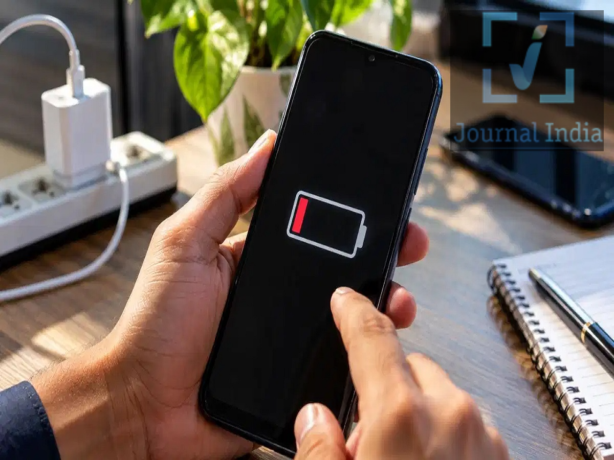 Smartphone Battery Tips: क्या फोन की बैटरी जल्दी खत्म हो जाती हैं, तो तुरंत बदल ले ये सेटिंग्स दोस्तो स्मार्टफोन हमारे जीवन का अहम हिस्सा बन गए हैं, जिनके बिना हम एक मिनट भी नहीं रह सकते हैं, लेकिन कई स्मार्टफोन यूजर्स इसकी बैटरी जल्दी खत्म होने की परेशानी झेल रहे हैं, सुबह घर से निकलते समय फोन 100% चार्ज होता है, लेकिन कुछ ही घंटों में बैटरी तेजी से कम होने लगती है। खासकर यात्रा के दौरान, बिजली जाने पर या किसी जरूरी काम के समय फोन की बैटरी खत्म होना परेशानी खड़ी कर सकता है, अगर आप भी इस परेशानी को झेल रहे हैं, आप कुछ सेटिंग्स कर इस परेशानी को दूर कर सकते हैं, आइए जानें इन सेटिंग्स के बारे में 1. Auto Brightness को बंद करके देखें Auto Brightness सुविधा जरूरत के हिसाब से स्क्रीन की रोशनी बढ़ाती-घटाती है, लेकिन कई परिस्थितियों में स्क्रीन जरूरत से ज्यादा चमकदार हो सकती है। इससे बैटरी की खपत बढ़ती है। स्क्रीन ब्राइटनेस को मैन्युअली सेट करें।  सामान्य परिस्थितियों में ब्राइटनेस को लो या मीडियम रखें।  बाहर तेज धूप में ही ब्राइटनेस बढ़ाएं।  जरूरत न होने पर Always-On Display जैसी सुविधाओं को भी बंद कर सकते हैं।  2. Background Apps पर रखें नजर किसी ऐप को स्क्रीन से हटाने का मतलब हमेशा यह नहीं होता कि वह पूरी तरह बंद हो गया है। कई ऐप्स बैकग्राउंड में चलते रहते हैं और बैटरी तथा इंटरनेट डेटा का इस्तेमाल करते हैं। क्या करें? Settings में जाकर Battery Usage देखें।  ज्यादा बैटरी इस्तेमाल करने वाले ऐप्स की पहचान करें।  जिन ऐप्स की जरूरत कम है, उनका Background Activity सीमित करें।  अनावश्यक ऐप्स को Force Stop या Uninstall कर सकते हैं।  3. Bluetooth, Location और Wi-Fi जरूरत के अनुसार चलाएं कई बार हम Bluetooth, Location या Wi-Fi को इस्तेमाल करने के बाद बंद करना भूल जाते हैं। जरूरत न होने पर इन कनेक्टिविटी फीचर्स को बंद रखने से अनावश्यक बैटरी खपत कम की जा सकती है। खासकर Bluetooth को तब बंद कर दें जब ईयरबड्स, स्मार्टवॉच या किसी अन्य डिवाइस से कनेक्शन की जरूरत न हो। इसी तरह Location को भी केवल जरूरत वाले ऐप्स के लिए इस्तेमाल करें। 4. ज्यादा Vibration से बचें फोन में आने वाले हर नोटिफिकेशन पर vibration होने से अंदर मौजूद vibration motor सक्रिय होती है। Typing के दौरान मिलने वाला haptic feedback भी थोड़ी बैटरी इस्तेमाल करता है। अगर बैटरी बैकअप आपकी प्राथमिकता है, तो: अनावश्यक notification vibration बंद करें।  Keyboard Haptic Feedback को जरूरत न होने पर बंद करें।  फोन को लगातार vibrate mode पर रखने से बचें।  5. ज्यादा Battery खपत करने वाले Apps को करें कंट्रोल कुछ सोशल मीडिया ऐप्स, वीडियो ऐप्स और भारी गेम्स बैटरी की खपत काफी बढ़ा सकते हैं। इनमें से कुछ ऐप्स बैकग्राउंड में भी गतिविधियां जारी रखते हैं। अगर किसी ऐप का इस्तेमाल कम करते हैं, तो उसे फोन में रखने की जरूरत पर दोबारा विचार करें। जहां संभव हो, वेब ब्राउजर से सोशल मीडिया इस्तेमाल किया जा सकता है। कई सेवाओं के Lite या कम संसाधन इस्तेमाल करने वाले विकल्प भी उपलब्ध होते हैं। 6. Unnecessary Notifications बंद करें हर नोटिफिकेशन स्क्रीन को जगाता है, आवाज या vibration पैदा कर सकता है और कई बार बैकग्राउंड में ऐप की गतिविधि शुरू कर देता है। इसलिए जिन ऐप्स के नोटिफिकेशन जरूरी नहीं हैं, उनके Notifications बंद कर दें। इससे बैटरी के साथ-साथ फोन का distraction भी कम होगा। 7. Battery बचाने के लिए ये आदतें अपनाएं जरूरत न होने पर स्क्रीन जल्दी बंद होने का समय कम रखें।  मोबाइल नेटवर्क कमजोर जगह पर लंबे समय तक रहने पर बैटरी खपत बढ़ सकती है।  जरूरत न होने पर GPS/Location बंद रखें।  अनावश्यक ऐप्स और गेम्स को फोन से हटाएं।  फोन और ऐप्स को नियमित रूप से अपडेट रखें।  बहुत ज्यादा गर्म होने पर फोन का इस्तेमाल कम करें।