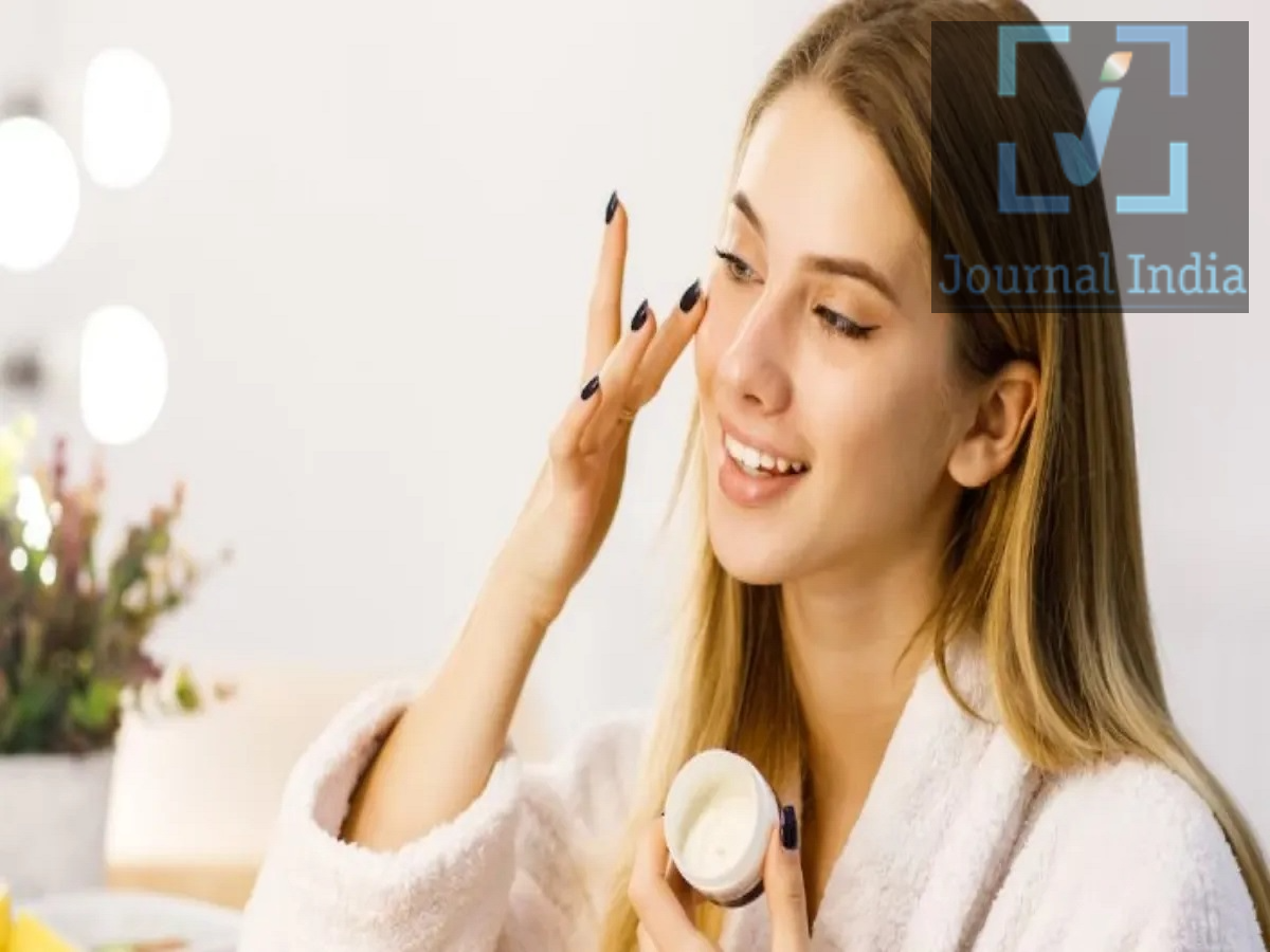 Skin Care Tips- नाइट स्किन केयर के समय भूलकर भी न करें ये गलतियां, त्वचा पर होता हैं ये असर दोस्तो दुनिया का हर इंसान सुंदर दिखना चाहता हैं और इसके लिए वो अपनी त्वचा का बहुत ख्याल रखता हैं, से में रात में स्किनकेयर करना त्वचा को स्वस्थ और हाइड्रेटेड रखने में मदद कर सकता है। कई लोग रोजाना CTM (Cleansing, Toning और Moisturizing) रूटीन फॉलो करते हैं और अपनी उम्र व त्वचा की जरूरत के अनुसार अलग-अलग प्रोडक्ट्स का इस्तेमाल भी करते हैं। लेकिन इस दौरान की गई कुछ गलतियां आपकी त्वचा के लिए हानिकारक हो सकती हैं, आइए जानते हैं इनके बारे में-  1. जरूरत से ज्यादा चेहरा साफ करना (Over-Cleansing) रात में चेहरे से धूल, गंदगी और मेकअप हटाना जरूरी है, लेकिन बार-बार या जरूरत से ज्यादा चेहरा धोने से त्वचा की प्राकृतिक नमी कम हो सकती है। अपनी त्वचा के अनुसार हल्के फेस वॉश का इस्तेमाल करें। मेकअप या सनस्क्रीन हटाने के लिए जरूरत पड़ने पर डबल क्लींजिंग करें। बहुत ज्यादा रगड़ने या बार-बार क्लींजर इस्तेमाल करने से बचें। त्वचा में खिंचाव या रूखापन महसूस हो तो क्लींजिंग रूटीन पर ध्यान दें। ध्यान दें: हर व्यक्ति को डबल क्लींजिंग की जरूरत नहीं होती। अपनी त्वचा और इस्तेमाल किए गए प्रोडक्ट्स के अनुसार तरीका चुनें। 2. सोने से ठीक पहले स्किनकेयर करना कई लोग बिस्तर पर जाने से ठीक पहले चेहरे पर स्किनकेयर प्रोडक्ट्स लगाते हैं। इससे कुछ प्रोडक्ट्स तकिए या चादर पर लग सकते हैं, खासकर जब वे पूरी तरह त्वचा पर सेट नहीं हुए हों। कोशिश करें कि स्किनकेयर रूटीन सोने से कुछ समय पहले पूरा कर लें। प्रोडक्ट को त्वचा पर अच्छी तरह लगाने और सेट होने का समय दें। बहुत ज्यादा प्रोडक्ट लगाने से बचें। सोने से पहले त्वचा पर इस्तेमाल किए गए प्रोडक्ट्स के निर्देशों का पालन करें। जरूरी बात: सभी स्किनकेयर प्रोडक्ट्स को 30&ndash;60 मिनट पहले लगाना अनिवार्य नहीं है। उनका अवशोषण और इस्तेमाल का समय प्रोडक्ट के प्रकार पर निर्भर करता है। 3. रात में पहली बार नया प्रोडक्ट इस्तेमाल करना नया सीरम, क्रीम या एक्टिव इंग्रीडिएंट वाला प्रोडक्ट रात में पहली बार इस्तेमाल करना कुछ लोगों के लिए जलन या एलर्जी का कारण बन सकता है। इसलिए निम्न बातों का ध्यान रखें: नए प्रोडक्ट का पहले पैच टेस्ट करें। प्रोडक्ट के इंग्रीडिएंट्स और इस्तेमाल के निर्देश पढ़ें। पहली बार इस्तेमाल करते समय कम मात्रा से शुरुआत करें, यदि निर्देश इसकी अनुमति देते हों। जलन, लालिमा या खुजली होने पर इस्तेमाल रोक दें। संवेदनशील त्वचा वाले लोग नए प्रोडक्ट को सावधानी से रूटीन में शामिल करें। स्किनकेयर टिप: पैच टेस्ट से प्रतिक्रिया का जोखिम पूरी तरह खत्म नहीं होता, लेकिन यह कुछ प्रतिक्रियाओं की पहचान करने में मदद कर सकता है। 4. मॉइस्चराइजर लगाना भूल जाना कई लोग रात में सिर्फ चेहरा धोकर या गुलाब जल लगाकर सो जाते हैं और मॉइस्चराइजर को नजरअंदाज कर देते हैं। क्लींजिंग के बाद त्वचा को हाइड्रेशन की जरूरत हो सकती है, इसलिए मॉइस्चराइजर स्किनकेयर रूटीन का उपयोगी हिस्सा है। अपनी त्वचा के प्रकार के अनुसार मॉइस्चराइजर चुनें। ऑयली स्किन के लिए हल्का जेल-बेस्ड मॉइस्चराइजर उपयोगी हो सकता है। ड्राई स्किन के लिए क्रीम-बेस्ड मॉइस्चराइजर उपयुक्त हो सकता है। मॉइस्चराइजर लगाने से त्वचा की नमी बनाए रखने में मदद मिलती है। यदि कोई प्रोडक्ट जलन पैदा करता है, तो उसका इस्तेमाल बंद करके विशेषज्ञ से सलाह लें। याद रखें: ऑयली त्वचा होने पर भी मॉइस्चराइजर की जरूरत हो सकती है। 5. एक साथ कई स्ट्रॉन्ग एक्टिव इंग्रीडिएंट्स लगाना रेटिनॉल, एक्सफोलिएटिंग एसिड और अन्य एक्टिव इंग्रीडिएंट्स त्वचा की देखभाल में उपयोग किए जाते हैं। हालांकि, इन्हें एक साथ या बहुत ज्यादा मात्रा में इस्तेमाल करने से त्वचा में जलन, रूखापन और लालिमा हो सकती है। इन बातों का ध्यान रखें: शुरुआत में एक ही एक्टिव प्रोडक्ट को रूटीन में शामिल करें। रेटिनॉल और एक्सफोलिएटिंग एसिड जैसे इंग्रीडिएंट्स को बिना समझे एक साथ इस्तेमाल न करें। प्रोडक्ट के इस्तेमाल की आवृत्ति और मात्रा के निर्देशों का पालन करें। त्वचा में जलन होने पर एक्टिव प्रोडक्ट्स का इस्तेमाल रोकें। त्वचा की जरूरत के अनुसार स्किनकेयर रूटीन बनाएं।