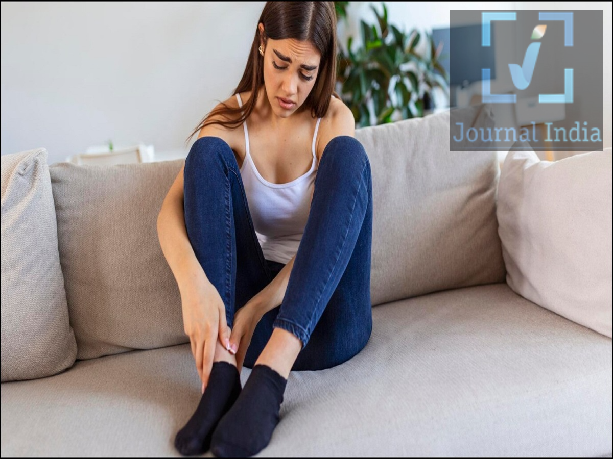 Health Tips- क्या आपका भी रात को सोते समय हाथ सुन्न पड़ जाता हैं, जानिए इसका कारण दोस्तो आपने कभी महसूस किया हैं कि आप सो कर उठे हैं और आपका हाथ सुन्न हो गया हैं और उंगलियों में झुनझुनी महसूस हो रही हैं, जिसके लिए आप राहत पाने के लिए बस अपने हाथों को हिलाते हैं या सोने की स्थिति (पोजीशन) बदल लेते हैं। कभी-कभार नसों पर अस्थायी दबाव पड़ने से ऐसा हो सकता है, लेकिन अगर यह समस्या बार-बार होती है या लगातार बनी रहती है, तो इसे नजरअंदाज नहीं करना चाहिए, आइए जानते हैं इसके अन्य कारण-  1. गलत स्थिति में सोना हाथ सुन्न होने का सबसे आम कारण है&mdash;सोते समय हाथ को अपने सिर या शरीर के नीचे दबा लेना। इस स्थिति में नसों पर दबाव पड़ता है और उस हिस्से में रक्त का सामान्य प्रवाह अस्थायी रूप से रुक जाता है, जिससे हाथ सुन्न हो जाते हैं या उनमें झुनझुनी होने लगती है। क्या करें? सोते समय अपने शरीर का वजन अपने हाथों पर न पड़ने दें। अगर आपको असहजता महसूस हो, तो सोने की स्थिति बदल लें। अपने हाथों को आरामदेह और सहज स्थिति में रखें। आमतौर पर, दबाव हटते ही ये लक्षण ठीक हो जाते हैं। 2. कार्पल टनल सिंड्रोम कार्पल टनल सिंड्रोम तब होता है जब कलाई के पास 'मीडियन नर्व' (median nerve) दब जाती है। इसके कारण अक्सर अंगूठे, तर्जनी (पहली उंगली), मध्यमा (बीच की उंगली) और अनामिका (तीसरी उंगली) के कुछ हिस्से में सुन्नपन, झुनझुनी या दर्द महसूस होता है। 3. गर्दन में नसों पर दबाव सर्वाइकल स्पाइन (गर्दन की रीढ़) से जुड़ी समस्याएं, जैसे कि डिस्क का खिसकना (slipped disc) या बाहर की ओर उभरना (bulging disc), उन नसों पर दबाव डाल सकती हैं जो गर्दन से हाथों तक जाती हैं।  इस वजह से एक हाथ या बांह में झुनझुनी, सुन्नपन, दर्द या कमजोरी महसूस हो सकती है। अगर हाथ सुन्न होने के साथ-साथ गर्दन में भी दर्द है, तो यह नसों में जलन या परेशानी का एक और संकेत हो सकता है। 4. कोहनियों को मोड़कर सोना सोते समय कोहनियों को लंबे समय तक बहुत ज्यादा मोड़कर रखने या उन पर दबाव डालने से 'अलनर नर्व' (ulnar nerve) दब सकती है। यह नस छोटी उंगली और अनामिका (तीसरी उंगली) के कुछ हिस्से में संवेदना (sensation) पहुंचाती है। परिणामस्वरूप, सोकर उठने पर आपको अपनी उंगलियों में झुनझुनी या सुन्नपन महसूस हो सकता है। 5. विटामिन B12 की कमी और डायबिटीज स्वस्थ नसों को बनाए रखने के लिए विटामिन B12 बहुत ज़रूरी है। इसकी कमी से नर्वस सिस्टम (तंत्रिका तंत्र) को नुकसान पहुँच सकता है, जिससे हाथों और पैरों में झुनझुनी, सुन्नपन या जलन महसूस हो सकती है। डायबिटीज भी शरीर की नसों (पेरिफेरल नर्व्स) को नुकसान पहुँचा सकती है, जिससे ऐसे ही लक्षण दिखाई दे सकते हैं। हालाँकि ये समस्याएँ अक्सर सबसे पहले पैरों में होती हैं, लेकिन इनका असर हाथों पर भी पड़ सकता है।