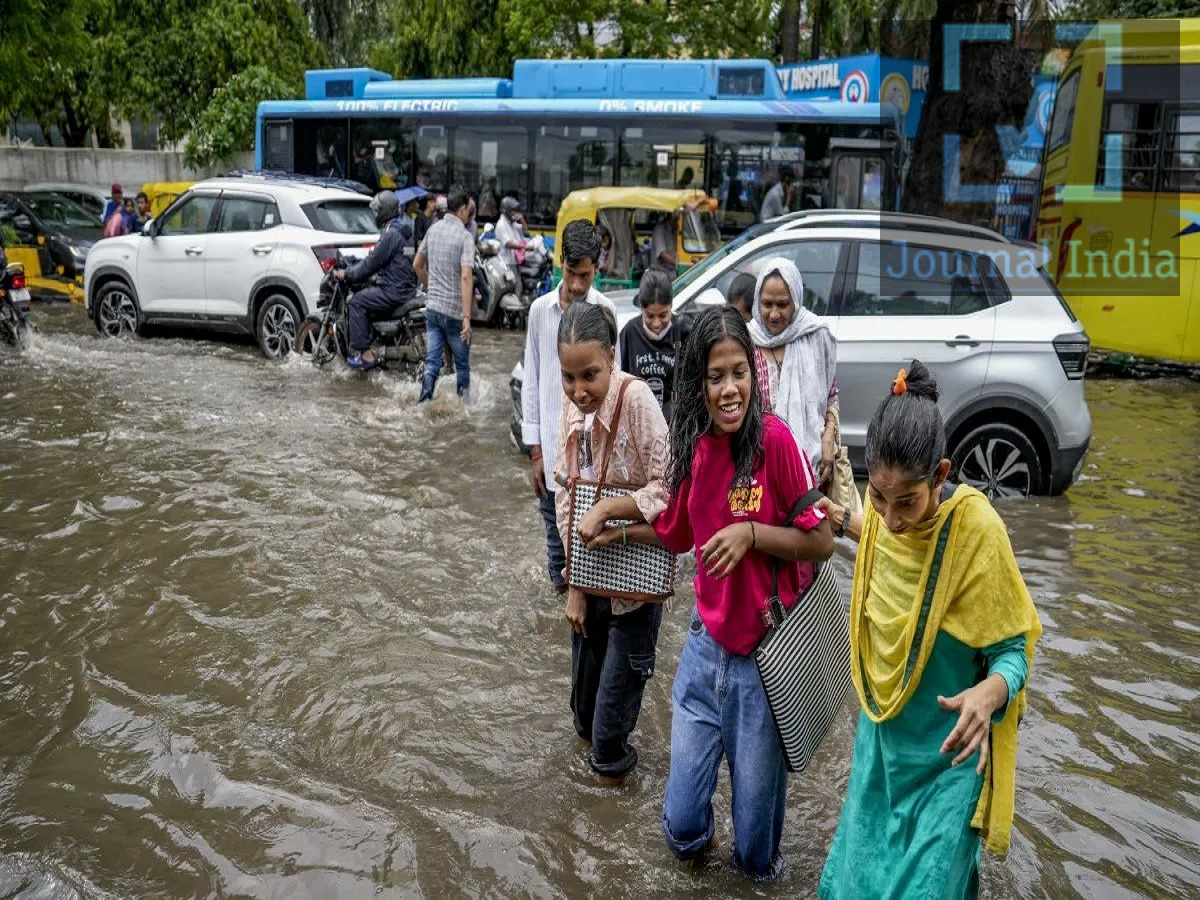 Weather Update- देश के इन राज्यों में हो सकती हैं मूसलाधार बारिश, मौसम विभाग ने किया अलर्ट दोस्तो देश में जाता हुआ मानसून पूर्वी और उत्तरी भारत के कई राज्यों में हलचल मचाएं हुए है। मौसम विभाग ने 28 सितंबर के लिए 20 राज्यों में भारी बारिश और तेज हवाओं का अलर्ट जारी किया है। कुछ इलाकों में हवाओं की रफ्तार 75 किलोमीटर प्रति घंटे तक पहुंच सकती है। पहाड़ी क्षेत्रों में भूस्खलन की आशंका को देखते हुए भी लोगों को सतर्क रहने की सलाह दी गई है। वहीं, बंगाल की खाड़ी में बने गहरे दबाव के क्षेत्र के कारण पूर्वी और मध्य भारत के मौसम में बदलाव देखने को मिल सकता है। 20 राज्यों में भारी बारिश और तूफान का अलर्ट उत्तर प्रदेश बिहार दिल्ली हरियाणा राजस्थान उत्तराखंड पंजाब हिमाचल प्रदेश जम्मू-कश्मीर छत्तीसगढ़ ओडिशा झारखंड पश्चिम बंगाल मध्य प्रदेश महाराष्ट्र गुजरात आंध्र प्रदेश तेलंगाना अंडमान और निकोबार द्वीप समूह केरल इनमें से कई क्षेत्रों में भारी बारिश के साथ 40 से 75 KM/H तक तेज हवाएं चलने की संभावना है। बंगाल की खाड़ी में बना गहरा दबाव पश्चिम-मध्य बंगाल की खाड़ी में डीप डिप्रेशन (गहरा दबाव क्षेत्र) बना हुआ है। इसके प्रभाव से ओडिशा, दक्षिणी छत्तीसगढ़ और आसपास के पूर्वी क्षेत्रों में मौसम खराब हो सकता है। इसके अलावा, पूर्वोत्तर असम और आसपास के क्षेत्रों में चक्रवाती परिसंचरण सक्रिय है। मध्य उत्तर प्रदेश के उत्तरी हिस्सों में भी निम्न दबाव का क्षेत्र मौसम को प्रभावित कर रहा है। अगले 24 घंटे पश्चिम-मध्य बंगाल की खाड़ी और इससे प्रभावित तटीय क्षेत्रों के लिए महत्वपूर्ण माने जा रहे हैं। दिल्ली का मौसम दिल्ली में 28 सितंबर को मध्यम बारिश और गरज-चमक के साथ तेज हवाओं की संभावना है। अधिकतम तापमान: 29&deg;C न्यूनतम तापमान: 23&deg;C हवा की रफ्तार: 30&ndash;40 KM/H बारिश के दौरान जलभराव और यातायात प्रभावित होने की स्थिति बन सकती है। उत्तर प्रदेश में कई जिलों में भारी बारिश उत्तर प्रदेश के कई जिलों में मध्यम से भारी बारिश का अलर्ट जारी किया गया है। इनमें प्रमुख रूप से: बिजनौर, रामपुर, बरेली, मुरादाबाद, लखीमपुर खीरी, बागपत, श्रावस्ती, सहारनपुर, बहराइच, सिद्धार्थनगर, देवरिया, गोरखपुर, कुशीनगर, गाजीपुर, मथुरा, अलीगढ़, आगरा, कानपुर, प्रयागराज और अंबेडकर नगर शामिल हैं। इन क्षेत्रों में 40&ndash;50 KM/H की रफ्तार से तेज हवाएं चल सकती हैं। लखनऊ का मौसम लखनऊ में 28 सितंबर को बारिश और तेज हवाओं का असर देखने को मिल सकता है। अधिकतम तापमान: 29&deg;C न्यूनतम तापमान: 23&deg;C राजस्थान में भी बारिश और तूफान का अलर्ट राजस्थान के कई जिलों में भी बारिश और तेज हवाओं की संभावना जताई गई है। मौसम विभाग ने सवाई माधोपुर, कोटा, पाली, बीकानेर, उदयपुर, जयपुर, अजमेर और भरतपुर में बारिश और आंधी का अलर्ट जारी किया है। इन क्षेत्रों में 30&ndash;40 KM/H की रफ्तार से हवाएं चल सकती हैं। जयपुर का मौसम जयपुर में 28 सितंबर को मौसम सुहावना रहने के साथ बारिश और तेज हवाओं का असर देखने को मिल सकता है। अधिकतम तापमान: 31&deg;C न्यूनतम तापमान: 22&deg;C पहाड़ी क्षेत्रों में भूस्खलन का खतरा उत्तराखंड, हिमाचल प्रदेश और जम्मू-कश्मीर के कुछ पहाड़ी इलाकों में भारी बारिश के कारण भूस्खलन और सड़क बाधित होने का खतरा बढ़ सकता है। ऐसे में पहाड़ी क्षेत्रों की यात्रा करने वाले लोगों को स्थानीय प्रशासन और मौसम विभाग की ताजा जानकारी जरूर देखनी चाहिए।