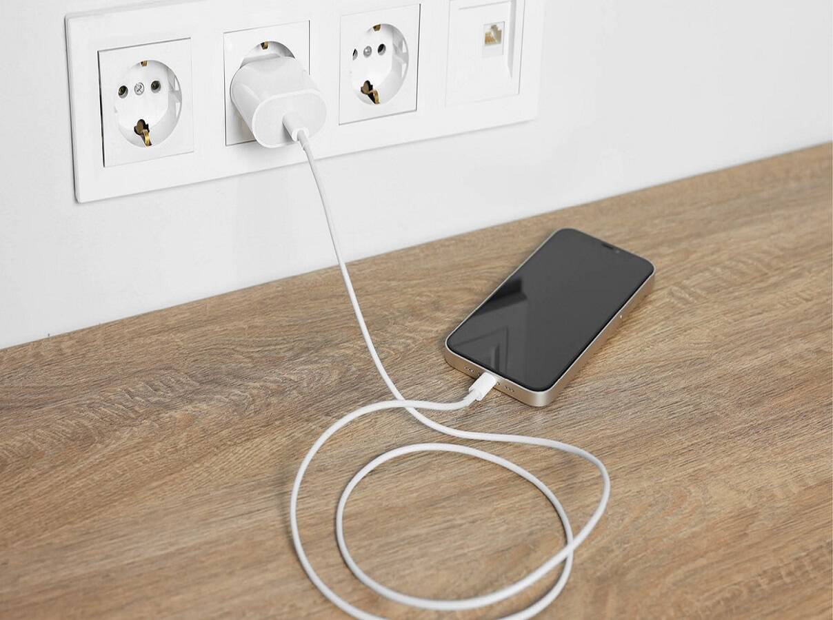 iPhone Charging Tips: Avoid making these mistakes while charging your phone, or else the battery will get damaged.