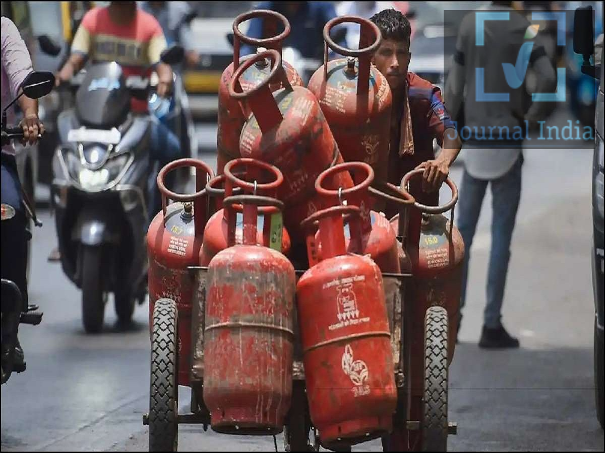 LPG Cylinder Price- देश के इस राज्य में मिल रहा हैं सबसे सस्ता गैस सिलेंडर, जानिए आपके शहर में क्या हैं रेट दोस्तो क्या घर का गैस सिलेंडर खत्म होने वाला हैं, तो आज ही नया सिलेंडर बुक कराएं, क्योंकि अक्टूबर की शुरुआत में गैस सिलेंडर महंगा होगा या सस्ता, तो फिलहाल राहत की खबर है। आज घरेलू और कमर्शियल LPG सिलेंडर की कीमतों में कोई बदलाव नहीं हुआ है। दिल्ली, मुंबई, कोलकाता समेत कई बड़े शहरों में सिलेंडर मौजूदा कीमतों पर ही मिल रहा है। हालांकि, तेल कंपनियां आमतौर पर हर महीने की 1 तारीख को LPG की कीमतों की समीक्षा करती हैं। ऐसे में अब सभी की नजर 1 अक्टूबर 2026 को होने वाले संभावित बदलाव पर है। 29 सितंबर को घरेलू LPG सिलेंडर के दाम 14.2 किलोग्राम वाले घरेलू LPG सिलेंडर की कीमत शहर के हिसाब से अलग-अलग है। प्रमुख शहरों में मौजूदा कीमतें इस प्रकार हैं: नोएडा: ₹939.50  मुंबई: ₹941.50  दिल्ली: ₹942  बेंगलुरु: ₹944.50  जयपुर: ₹945.50  गुरुग्राम: ₹950.50  चंडीगढ़: ₹951.50  चेन्नई: ₹957.50  कोलकाता: ₹968  हैदराबाद: ₹994  रांची: ₹1,010.50  दिए गए शहरों में नोएडा में घरेलू LPG सिलेंडर सबसे कम कीमत पर और रांची में सबसे अधिक कीमत पर है। दिल्ली में LPG की कीमत कितनी है? 29 सितंबर को दिल्ली में 14.2 किलो घरेलू LPG सिलेंडर ₹942 में मिल रहा है। वहीं, 19 किलो कमर्शियल LPG सिलेंडर की कीमत ₹2,747.50 है। मुंबई में घरेलू सिलेंडर ₹941.50 और कमर्शियल सिलेंडर करीब ₹2,701 है। हैदराबाद में कमर्शियल सिलेंडर की कीमत ₹2,996 बताई गई है। 1 अक्टूबर से क्या बदल सकता है? हर महीने की शुरुआत में तेल कंपनियां LPG की कीमतों की समीक्षा करती हैं। इसलिए 1 अक्टूबर को घरेलू और कमर्शियल LPG सिलेंडर के नए रेट जारी हो सकते हैं। फिलहाल 29 सितंबर तक किसी बढ़ोतरी की जानकारी नहीं है। हालांकि, अक्टूबर की कीमतों के लिए आधिकारिक घोषणा का इंतजार करना होगा। LPG KYC और Aadhaar Verification भी जरूरी LPG ग्राहकों के लिए सिर्फ सिलेंडर की कीमत जानना ही जरूरी नहीं है, बल्कि KYC और Aadhaar से जुड़ी जानकारी भी अपडेट रखना महत्वपूर्ण है। खासकर सब्सिडी का लाभ लेने वाले ग्राहकों को अपने LPG कनेक्शन से जुड़ी e-KYC और Aadhaar-linked biometric authentication की स्थिति जांच लेनी चाहिए। बताई गई व्यवस्था के अनुसार, जिन ग्राहकों की आवश्यक KYC या biometric प्रक्रिया पूरी नहीं हुई है, उन्हें सब्सिडी मिलने में परेशानी हो सकती है। हालांकि, इसका मतलब यह नहीं है कि LPG कनेक्शन अपने आप बंद हो जाएगा या सिलेंडर की डिलीवरी रुक जाएगी। LPG सिलेंडर बुक करने से पहले इन बातों का रखें ध्यान बुकिंग से पहले अपने शहर की LPG की ताजा कीमत जरूर जांचें।  1 अक्टूबर को संभावित नए रेट पर नजर रखें।  सब्सिडी लेने वाले ग्राहक अपना e-KYC और Aadhaar verification status चेक करें।  जरूरत पड़ने पर LPG वितरक या संबंधित गैस कंपनी से जानकारी लें।  कमर्शियल LPG इस्तेमाल करने वाले कारोबारी भी 1 अक्टूबर के नए रेट जरूर जांचें।  LPG की कीमतों में शहर के अनुसार अंतर स्थानीय टैक्स और परिवहन लागत के कारण हो सकता है। 