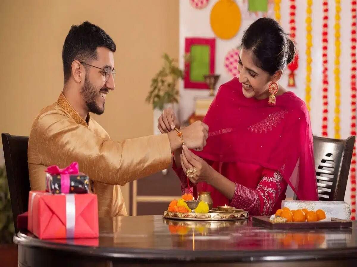 Rakhi Gift – Give your sister this gift on Raksha Bandhan; she will be overjoyed the moment she sees it.