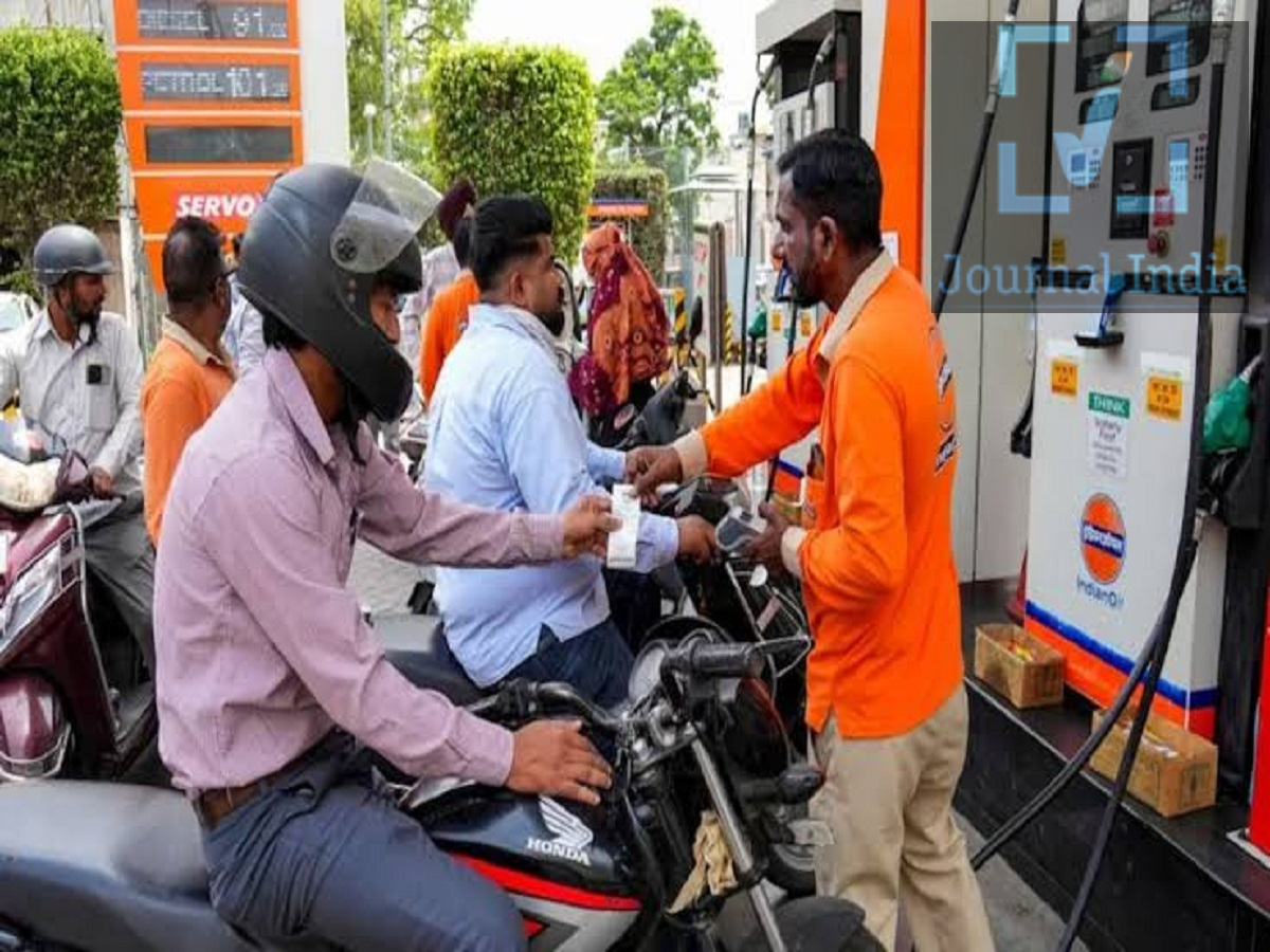 Petrol- Diesel Price:  फिर कच्चे तेल में आई तेजी, पेट्रोल और डीजल पर क्या हुआ असर एक बार फिर अंतरराष्ट्रीय स्तर पर कच्चे तेल की कीमतों तेजी देखने को मिल रही है, वैश्विक स्तर पर तेल की कीमतों में बढ़ोतरी के बावजूद, आज घरेलू पेट्रोल और डीजल के दामों में कोई बदलाव नहीं हुआ है। इंडियन ऑयल, भारत पेट्रोलियम (BPCL) और हिंदुस्तान पेट्रोलियम (HPCL) जैसी सरकारी तेल कंपनियों ने ईंधन की नई कीमतें जारी की हैं, जिनमें पिछले दिन के मुकाबले कोई बदलाव नहीं किया गया है। आइए जानते हैं पेट्रोल और डीजल की ताजा रेट्स प्रमुख शहरों में आज पेट्रोल और डीजल की कीमतें ईंधन की कीमतों के ताजा आंकड़ों के अनुसार, भारत के कई प्रमुख शहरों में पेट्रोल और डीजल के दाम इस प्रकार हैं: दिल्ली: पेट्रोल ₹102.12 प्रति लीटर; डीजल ₹95.20 प्रति लीटर। मुंबई: पेट्रोल ₹111.21 प्रति लीटर; डीजल ₹97.83 प्रति लीटर। कोलकाता: पेट्रोल ₹113.47 प्रति लीटर; डीजल ₹99.82 प्रति लीटर। चेन्नई: पेट्रोल ₹107.87 प्रति लीटर; डीजल ₹99.66 प्रति लीटर। जयपुर: पेट्रोल ₹113.19 प्रति लीटर; डीजल ₹98.25 प्रति लीटर। गुरुग्राम: पेट्रोल ₹102.97 प्रति लीटर; डीजल ₹95.64 प्रति लीटर। नोएडा: पेट्रोल ₹102.12 प्रति लीटर; डीजल ₹95.56 प्रति लीटर। बेंगलुरु: पेट्रोल ₹111.68 प्रति लीटर; डीजल ₹99.56 प्रति लीटर। हैदराबाद: पेट्रोल ₹116.15 प्रति लीटर; डीजल ₹104.23 प्रति लीटर। भुवनेश्वर: पेट्रोल ₹109.03 प्रति लीटर; डीजल ₹100.74 प्रति लीटर।  लखनऊ: पेट्रोल ₹102.68 प्रति लीटर; डीजल ₹96.10 प्रति लीटर। पटना: पेट्रोल ₹113.37 प्रति लीटर; डीजल ₹99.36 प्रति लीटर। पेट्रोल और डीजल की पिछली मूल्य वृद्धि पिछली बार जब कीमतों में बदलाव किया गया था, तब पेट्रोल की कीमत में ₹2.61 प्रति लीटर और डीजल की कीमत में ₹2.71 प्रति लीटर की बढ़ोतरी हुई थी। तब से, उपभोक्ता ईंधन की कीमतों में होने वाले रोज़ाना के बदलावों पर कड़ी नज़र रख रहे हैं। हालाँकि आज कीमतों में कोई नई बढ़ोतरी नहीं हुई है, लेकिन अंतरराष्ट्रीय स्तर पर कच्चे तेल (क्रूड ऑयल) की कीमतों में होने वाले उतार-चढ़ाव का असर भविष्य में ईंधन की कीमतों पर पड़ सकता है।