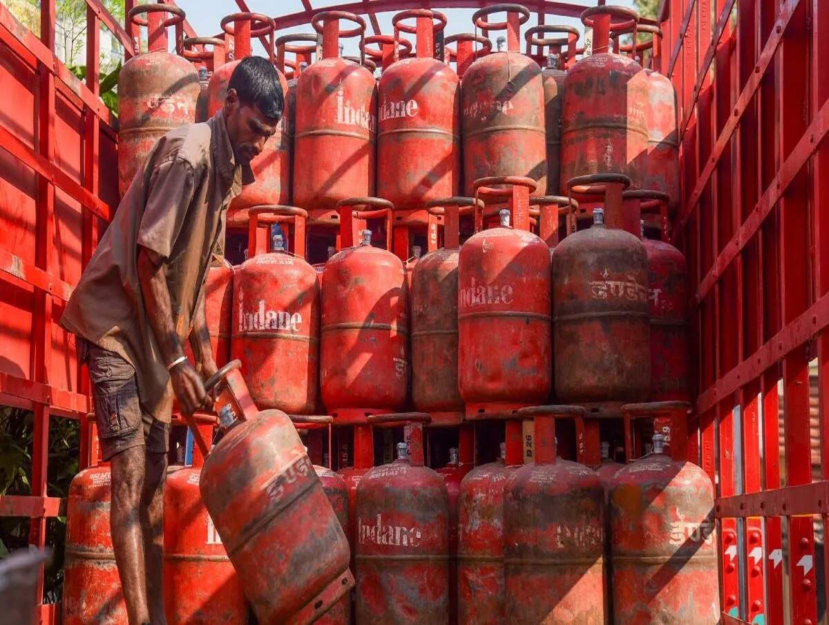 LPG Price Hike – Domestic gas becomes costlier; burden on the common man increases.