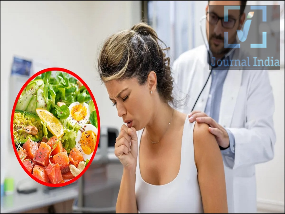 Health Tips- मौसम में हो रहा हैं बदलाव, अस्थमा मरीज रखें डाइट का ध्यान दोस्तो देश में एक बार फिर मौसम में बदलाव चल रहा हैं, बदलते मौसम में सांस से जुड़ी समस्याएं होना एक आम बात हैं, अस्थमा से पीड़ित लोगों को धूल, धुआं, परागकण और वायु प्रदूषण जैसे ट्रिगर्स से सावधान रहने की जरूरत होती है। दवाओं और डॉक्टर की सलाह के साथ संतुलित और पौष्टिक आहार सामान्य स्वास्थ्य को बेहतर बनाए रखने में मदद कर सकता है। हालांकि, केवल डाइट के जरिए अस्थमा को नियंत्रित नहीं किया जा सकता। डॉक्टर द्वारा बताई गई दवाओं और उपचार को नियमित रूप से जारी रखना जरूरी है। 1. फल और सब्जियों को डाइट का हिस्सा बनाएं फल और सब्जियां विटामिन, मिनरल, फाइबर और एंटीऑक्सीडेंट जैसे पोषक तत्व प्रदान करते हैं। अपनी पसंद के अनुसार सेब, संतरा, केला और पपीता जैसे फल शामिल किए जा सकते हैं। सब्जियों में गाजर, पालक, ब्रोकली, टमाटर और अन्य हरी सब्जियां अच्छे विकल्प हो सकते हैं। कोशिश करें कि रोजाना अलग-अलग रंगों और प्रकार के फल-सब्जियों को भोजन में शामिल किया जाए। 2. दाल, बीन्स और नट्स से लें पोषण दाल, चना, राजमा और अन्य फलियां प्रोटीन और फाइबर के अच्छे स्रोत हैं। इनमें कई जरूरी विटामिन और मिनरल भी पाए जाते हैं। इसके अलावा, सीमित मात्रा में बादाम, अखरोट और अलग-अलग तरह के बीज भी संतुलित आहार का हिस्सा बनाए जा सकते हैं। अगर आप नॉन-वेज खाते हैं तो मछली भी डाइट में शामिल की जा सकती है। सैल्मन, सार्डिन और मैकेरल जैसी ऑयली फिश में ओमेगा-3 फैटी एसिड पाया जाता है। हालांकि, अस्थमा के इलाज के लिए फिश ऑयल सप्लीमेंट लेने की पर्याप्त पुष्टि नहीं है। 3. फास्ट फूड और प्रोसेस्ड फूड कम करें अस्थमा मैनेजमेंट में केवल यह देखना जरूरी नहीं है कि क्या खाना है, बल्कि किन चीजों का सेवन सीमित करना है, इस पर भी ध्यान देना चाहिए। बहुत अधिक फास्ट फूड, तला हुआ भोजन, प्रोसेस्ड मीट और ज्यादा चीनी या सैचुरेटेड फैट वाले खाद्य पदार्थों का नियमित सेवन कम करें। इसके बजाय पौष्टिक और संतुलित भोजन को प्राथमिकता दें। 4. अस्थमा के ट्रिगर्स से बचना भी जरूरी मौसम बदलने के दौरान धूल, धुआं, परागकण और प्रदूषित हवा कुछ लोगों में अस्थमा के लक्षण बढ़ा सकते हैं। इसलिए अपने व्यक्तिगत ट्रिगर्स को पहचानना और उनसे बचने की कोशिश करना महत्वपूर्ण है। 5. डॉक्टर की दवाएं और इनहेलर नियमित लें अगर डॉक्टर ने इनहेलर या कोई अन्य दवा निर्धारित की है, तो उसे डॉक्टर के निर्देश के अनुसार ही इस्तेमाल करें। जरूरत पड़ने पर इनहेलर अपने साथ रखना भी उपयोगी हो सकता है। अगर सांस लेने में बहुत ज्यादा परेशानी हो, लगातार खांसी आए, सीने में जकड़न महसूस हो या अस्थमा का गंभीर अटैक आए, तो तुरंत चिकित्सा सहायता लें।