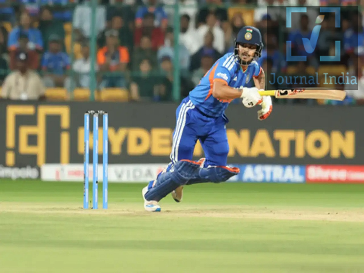 India vs New Zealand T-20 Series 2026- दूसरे टी-20 से ईशान किशन टीम से आउट, कुमार कुशाग्र कवर के तौर पर टीम में हुए शामिल दोस्तो न्यूजीलैंड दौरे पर भारत ने पहला टी-20 मैच जीत लिया है, लेकिन भारतीय फैंस के लिए दूसरे टी-20 से पहले एक बुरी खबर सामने आई हैं, विकेटकीपर-बल्लेबाज ईशान किशन एक छोटी सी चोट के कारण इस मैच से बाहर हो गए हैं। भारतीय क्रिकेट कंट्रोल बोर्ड (BCCI) ने पुष्टि की है कि सीरीज के पहले मैच के दौरान ईशान की दाईं जांघ के पास की मांसपेशियों (जिसे 'राइट एडक्टर' कहा जाता है) में चोट लग गई थी। ईशान किशन की चोट से जुड़ी मुख्य बातें: - चोट का अपडेट: दाईं जांघ की मांसपेशियों (राइट एडक्टर) में मामूली चोट के कारण ईशान किशन दूसरे टी20 इंटरनेशनल मैच से बाहर हो गए हैं। - रिप्लेसमेंट खिलाड़ी: कुमार कुशाग्र, जो अभी क्राइस्टचर्च में 'इंडिया ए' टीम के साथ हैं, अब सीनियर भारतीय टीम से जुड़ेंगे। - मेडिकल निगरानी: BCCI की मेडिकल टीम ईशान की स्थिति पर लगातार नजर रख रही है। - पहले टी20 इंटरनेशनल का प्रदर्शन: भारत ने न्यूजीलैंड के खिलाफ पहला मैच चार विकेट से जीता था। क्या वैभव सूर्यवंशी को मौका मिलेगा? ईशान के बाहर होने से युवा बल्लेबाज वैभव सूर्यवंशी के लिए प्लेइंग इलेवन में जगह बनाने का मौका बन सकता है। भारत के बल्लेबाजी कोच सितांशु कोटक ने बताया कि पहले मैच में बल्लेबाजी क्रम में बदलाव इसलिए किए गए थे क्योंकि ईशान की ऊपरी जांघ में चोट लग गई थी। कोटक ने कहा कि अगर ईशान समय पर ठीक नहीं होते हैं, तो टीम में जगह बनाने के लिए सबसे मजबूत दावेदारों में से एक वैभव सूर्यवंशी हैं। हालांकि, अंतिम फैसला मेडिकल टीम की रिपोर्ट और टीम मैनेजमेंट की योजनाओं पर निर्भर करेगा। दूसरे T20I के लिए भारत की टीम