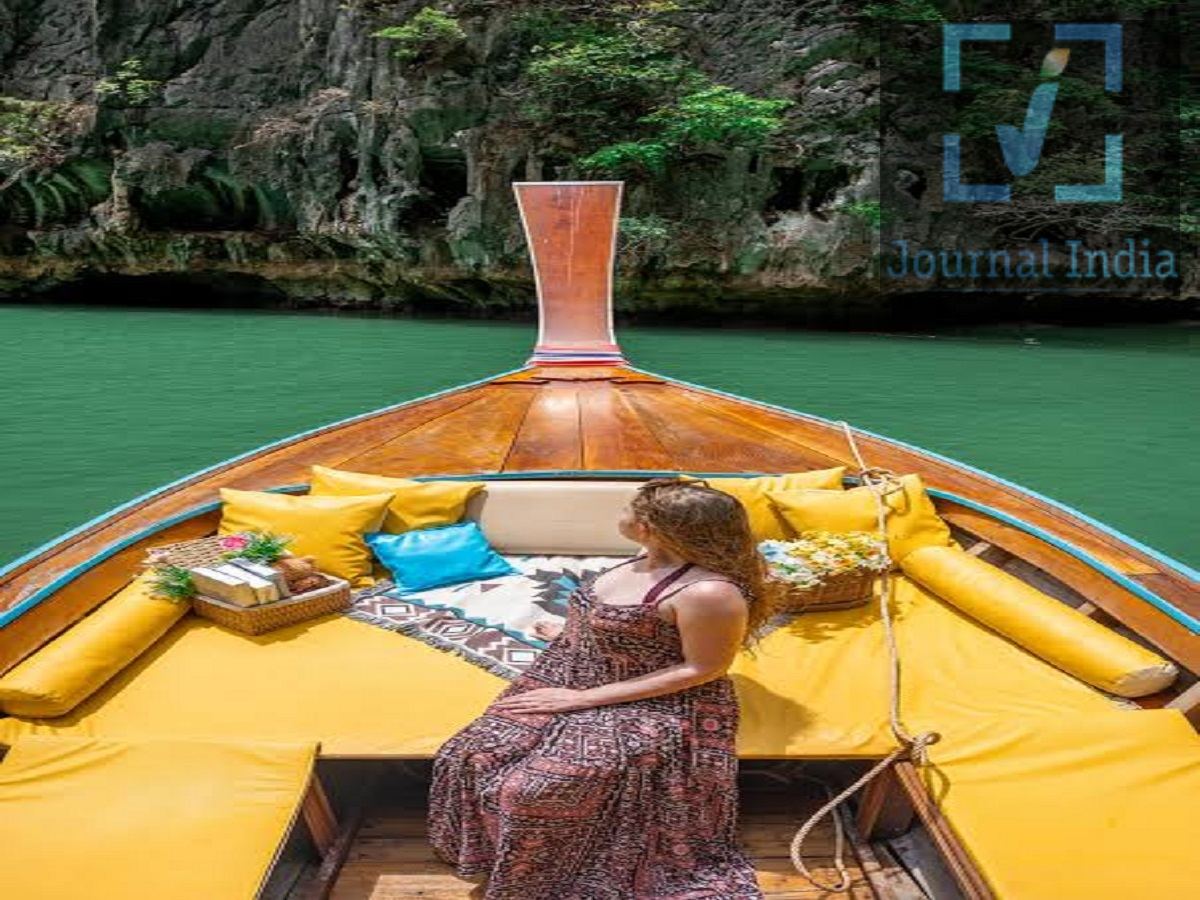 Travel Tips-क्या आप पहली बार थाईलैंड जा रहे हैं, तो जान लें ये जरूरी बातें दोस्तो हम सबका सपना होता हैं कि हम विदेश यात्रा करें, ऐसे में बात करें थाईलैंड कि तो ये भारतीयों का सबसे लोकप्रिय अंतरराष्ट्रीय यात्रा स्थलों में से एक है। यहाँ के खूबसूरत समुद्र तट, शानदार नाइटलाइफ़, मनमोहक नज़ारे, समृद्ध संस्कृति और स्वादिष्ट भोजन इसे खास बनाते हैं।  ऐसे में अगर आप पहली बार यात्रा करने जा रहे हैं, तो इन बातों का रखें विशेष ध्यान-  1. मच्छर भगाने वाली दवा (मॉस्किटो रिपेलेंट) साथ रखें थाईलैंड की गर्म और उमस भरी जलवायु में मच्छर पनप सकते हैं, खासकर हरे-भरे इलाकों में। मच्छरों के काटने और उनसे होने वाली बीमारियों (जैसे डेंगू) से बचने के लिए एक अच्छी क्वालिटी का मॉस्किटो रिपेलेंट साथ रखें।   2. मोबाइल इंटरनेट का पहले से इंतज़ाम करें रास्ता खोजने, होटल बुक करने, ऑनलाइन पेमेंट करने और परिवार से संपर्क में रहने के लिए इंटरनेट बहुत ज़रूरी है। आप इंटरनेशनल रोमिंग प्लान ले सकते हैं, लोकल टूरिस्ट सिम कार्ड खरीद सकते हैं, या अगर आपका स्मार्टफोन सपोर्ट करता है तो ई-सिम (eSIM) का इस्तेमाल कर सकते हैं।  3. एक ट्रांसलेशन ऐप डाउनलोड करें प्रमुख पर्यटन स्थलों, हवाई अड्डों और होटलों में अंग्रेज़ी समझी जाती है, लेकिन स्थानीय बाज़ारों और छोटी जगहों पर बातचीत करने में मुश्किल आ सकती है। इसलिए, एक ट्रांसलेशन ऐप डाउनलोड कर लें और अपने होटल का पता थाई भाषा में सेव कर लें।  4. थाई संस्कृति और परंपराओं का सम्मान करें मंदिरों में जाते समय शालीन कपड़े पहनें; यहाँ कंधों और घुटनों को ढंकना ज़रूरी हो सकता है। जहाँ भी जूते उतारने के लिए कहा जाए, वहाँ ज़रूर उतारें। किसी के सिर को छूने से बचें और थाई मुद्रा (करेंसी) पर पैर न रखें, क्योंकि ऐसा करना अपमानजनक माना जाता है। 5. धूप से अपना बचाव करें थाईलैंड की तेज़ धूप और उमस आपकी त्वचा को नुकसान पहुँचा सकती है। अपने साथ SPF 30 या उससे ज़्यादा वाला ब्रॉड-स्पेक्ट्रम सनस्क्रीन, धूप का चश्मा, टोपी और पानी की एक बोतल ज़रूर रखें।  6. हल्के कपड़े साथ रखें गर्म मौसम के हिसाब से सूती (कॉटन) या लिनन के आरामदायक कपड़े चुनें। समुद्र तट (बीच) की गतिविधियों के लिए ऐसे कपड़े रखें जो जल्दी सूख जाएं, और मंदिरों में जाने के लिए एक हल्का शॉल या शालीन कपड़े साथ रखें।