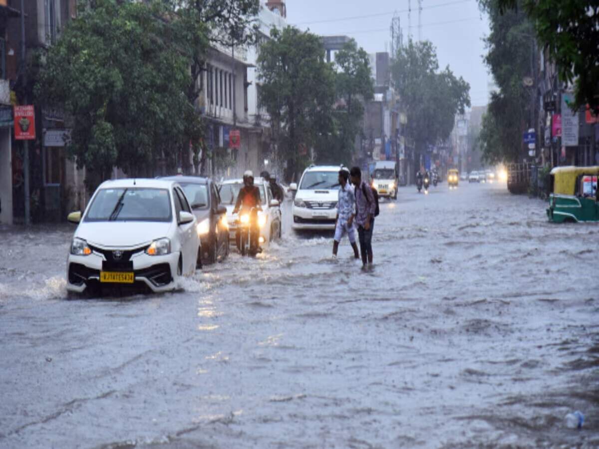 Weather Update: The Meteorological Department has issued a red alert for 17 states, warning of torrential rain and winds reaching speeds of 80 km/h.