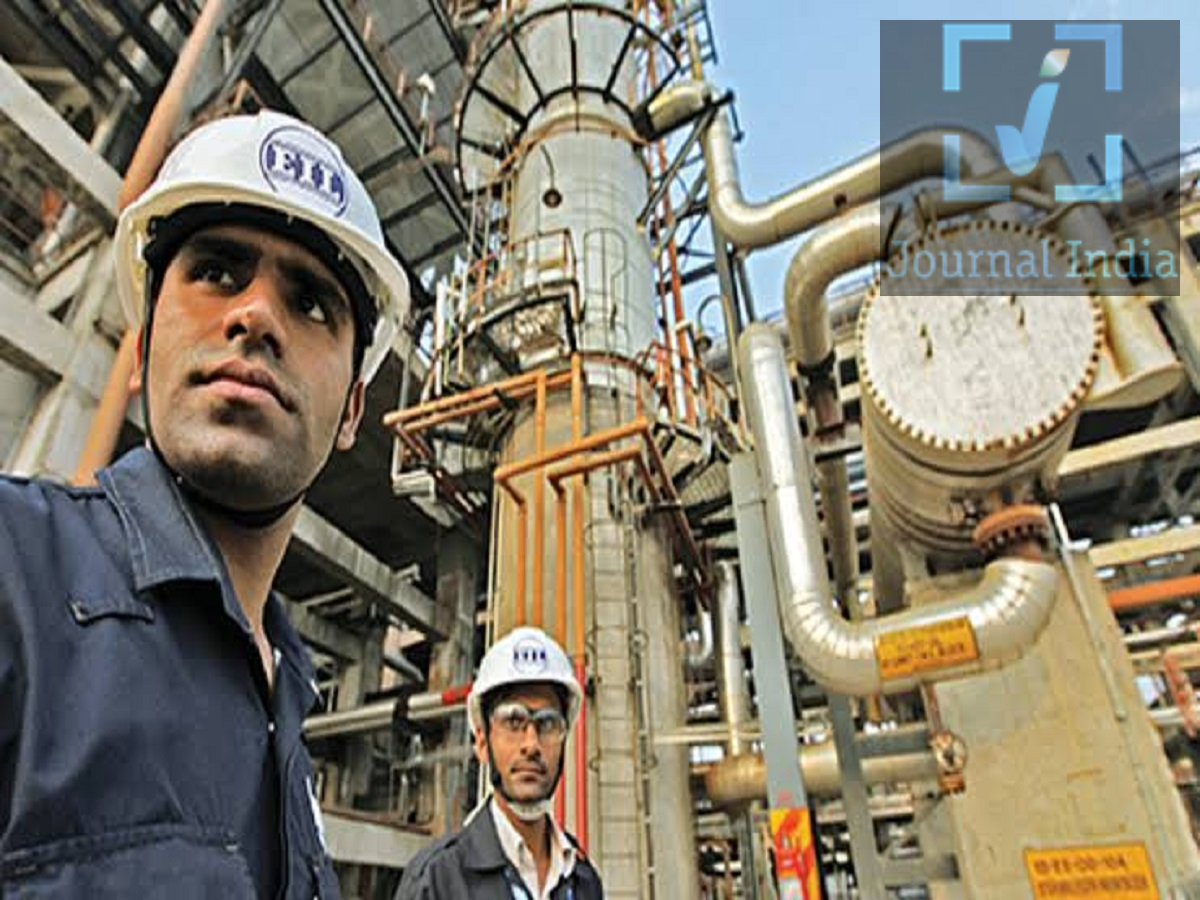EIL Jobs 2026- EIL में एसोसिएट इंजीनियर के पद निकली भर्ती, ऐसे करें आवेदन दोस्तो देश के जिन युवाओं ने इंजीनियरिंग पढाई कर ली हैं, तो आपके पास हैं सरकारी नौकरी पाने क अच्छा मौका, क्योंकि Engineers India Limited ने Associate Engineer Grade-I के 20 पदों पर भर्ती के लिए आवेदन प्रक्रिया शुरू कर दी है। योग्य उम्मीदवार 26 सितंबर 2026 से 12 अक्टूबर 2026 तक ऑनलाइन आवेदन कर सकते हैं। इस भर्ती में Mechanical/Metallurgical Inspection और Electrical Inspection से जुड़े पद शामिल हैं। आवेदन करने से पहले उम्मीदवारों को आधिकारिक नोटिफिकेशन में दी गई योग्यता, अनुभव, आयु सीमा और अन्य शर्तों को ध्यान से जांच लेना चाहिए। EIL Recruitment 2026 में कितने पद हैं? इस भर्ती अभियान के जरिए कुल 20 Associate Engineer Grade-I पद भरे जाएंगे। Mechanical/Metallurgical Inspection: 16 पद Electrical Inspection: 4 पद कुल पद: 20 EIL Associate Engineer भर्ती के लिए योग्यता उम्मीदवार के पास संबंधित इंजीनियरिंग विषय में किसी मान्यता प्राप्त विश्वविद्यालय या संस्थान से डिग्री होनी चाहिए। Mechanical/Metallurgical Engineering के लिए BE, BTech या BSc Engineering Electrical Engineering के लिए BE, BTech या BSc Engineering न्यूनतम 60% अंक आवश्यक हैं। उम्मीदवार के पास संबंधित क्षेत्र में कम से कम 2 वर्ष का प्रासंगिक कार्य अनुभव होना चाहिए। EIL Recruitment 2026 Age Limit आवेदन करने वाले उम्मीदवारों की अधिकतम आयु 32 वर्ष निर्धारित की गई है। आयु की गणना 31 अगस्त 2026 के आधार पर की जाएगी। आरक्षित वर्ग के उम्मीदवारों को सरकारी नियमों के अनुसार अधिकतम आयु सीमा में छूट दी जाएगी। कैसे होगा EIL भर्ती में चयन? उम्मीदवारों का चयन उनके आवेदन और प्रमाण-पत्रों की जांच के बाद मुख्य रूप से इंटरव्यू के आधार पर किया जाएगा। इस भर्ती में चयन प्रक्रिया के संबंध में उम्मीदवारों को आधिकारिक नोटिफिकेशन में दिए गए निर्देशों का पालन करना होगा। चयनित उम्मीदवारों को पद के अनुसार लगभग ₹57,600 से ₹64,000 प्रति माह तक वेतन मिल सकता है। इसके अलावा नियमों के अनुसार अन्य भत्ते और सुविधाएं भी दी जा सकती हैं। कहां हो सकता है इंटरव्यू? इंटरव्यू का आयोजन EIL के विभिन्न कार्यालयों में किया जा सकता है। संभावित स्थानों में शामिल हैं: गुरुग्राम मुंबई पुणे वडोदरा चेन्नई कोलकाता उम्मीदवारों को इंटरव्यू के लिए सुबह 8:00 बजे रिपोर्ट करने के लिए कहा जा सकता है। हालांकि, इंटरव्यू की अंतिम तारीख, समय और स्थान की जानकारी उम्मीदवारों को उनके रजिस्टर्ड ईमेल आईडी के माध्यम से दी जाएगी। EIL Recruitment 2026 Important Dates आवेदन शुरू: 26 सितंबर 2026 आवेदन की अंतिम तारीख: 12 अक्टूबर 2026 आयु की गणना: 31 अगस्त 2026 के अनुसार आवेदन करने से पहले ध्यान रखें उम्मीदवार आवेदन करने से पहले अपनी शैक्षणिक योग्यता, संबंधित कार्य अनुभव और आयु सीमा की अच्छी तरह जांच कर लें। आवेदन में दी गई जानकारी और दस्तावेजों में किसी तरह की गलती से बचने के लिए फॉर्म जमा करने से पहले सभी विवरणों को दोबारा जांचना जरूरी है।
