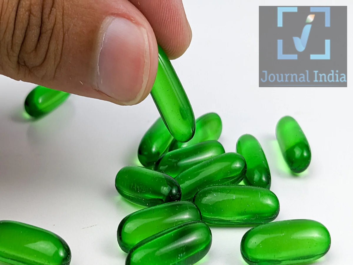 Face Care Tips- चेहरे पर Vitamin E कैप्सूल लगाने से मिलते हैं ये फायदे और नुकसान, आइए जानें पूरी डिटेल्स दोस्तो दुनिया का हर इंसान मुलायम और ग्लोइंग स्किन पाने की चाहत रखता हैं, जिसके लिए वो बाजार में मौजूद कई वस्तुओं का इस्तेमाल करता हैं, इनमें Vitamin E Capsule को काटकर उसका तेल सीधे चेहरे पर लगाने का तरीका भी काफी लोकप्रिय है। इससे त्वचा को नमी मिलती है और चेहरे पर ग्लो आता है। लेकिन क्या Vitamin E Capsule का तेल सीधे चेहरे पर लगाना वास्तव में फायदेमंद है? या इससे त्वचा को नुकसान भी हो सकता है? आइए जानते हैं एक्सपर्ट की राय। Dermatologist क्या कहती हैं? Vitamin E त्वचा के लिए उपयोगी हो सकता है, लेकिन इसका मतलब यह नहीं है कि Vitamin E Capsule को काटकर उसके अंदर मौजूद पदार्थ को सीधे चेहरे पर लगा लिया जाए। स्किन केयर के लिए बनाए गए Vitamin E Creams और Moisturizers को विशेष फॉर्मूलेशन के साथ तैयार किया जाता है। इनमें ऐसे ingredients शामिल होते हैं, जो Vitamin E को त्वचा पर समान रूप से फैलाने और उत्पाद को स्थिर रखने में मदद करते हैं। इसके विपरीत, Capsule के अंदर मौजूद Vitamin E को सीधे चेहरे पर लगाने से वही परिणाम मिलना जरूरी नहीं है। चेहरे पर Vitamin E Capsule लगाने के नुकसान हर व्यक्ति की त्वचा अलग होती है। कुछ लोगों में सीधे Vitamin E लगाने से समस्याएं हो सकती हैं, खासकर: Pores बंद हो सकते हैं, जिससे त्वचा पर दाने निकल सकते हैं।  Oily या Acne-Prone Skin वालों में मुंहासे बढ़ सकते हैं।  Sensitive Skin वाले लोगों को जलन या लालिमा हो सकती है।  कुछ लोगों में Allergic Reaction भी हो सकता है।  चेहरे पर भारी या चिपचिपा महसूस होने की समस्या हो सकती है।  इसलिए केवल सोशल मीडिया पर वायरल होने की वजह से हर किसी को Vitamin E Capsule सीधे चेहरे पर लगाने की सलाह नहीं दी जा सकती। Vitamin E का इस्तेमाल कैसे करें? अगर आप अपनी Skincare Routine में Vitamin E शामिल करना चाहते हैं, तो Capsule को काटकर सीधे चेहरे पर लगाने के बजाय Vitamin E वाले Moisturizer या विशेष रूप से त्वचा के लिए तैयार किए गए Skincare Products का इस्तेमाल किया जा सकता है। इन उत्पादों को त्वचा पर इस्तेमाल करने के उद्देश्य से फॉर्मूलेट किया जाता है और आपकी Skin Type के अनुसार सही उत्पाद चुनना महत्वपूर्ण है। क्या Vitamin E Capsule खाना चाहिए? Vitamin E Supplement को भी बिना जरूरत या अपनी मर्जी से लेना उचित नहीं है। अगर आप Vitamin E Capsule खाने के बारे में सोच रहे हैं, तो पहले Doctor या Qualified Health Professional से सलाह लेना बेहतर है।