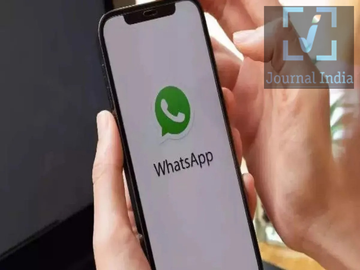 WhatsApp Tips- व्हाट्सएएप में जुड़ा नया फीचर, अब मैसेज, फोटो और वीडियो कर सकेंगे शेड्यूल दोस्तो आज के आधुनिक युग में व्हाट्सएप दुनिया का सबसे पंसदीदा इंस्टेंट मैसेजिंग ऐप हैं, जिसके अरबों यूजर्स हैं अपने इन यूजर्स के लिए कंपनी नए नए फीचर लाती हैं, ऐसा ही एक फीचर हैं, जिससे Android यूज़र्स पहले से ही मैसेज शेड्यूल कर सकेंगे और उन्हें किसी खास तारीख और समय पर अपने-आप भेज सकेंगे। यह फ़ीचर जन्मदिन की बधाई देने, ज़रूरी जानकारी शेयर करने और WhatsApp ग्रुप में मैसेज पोस्ट करने के लिए बहुत काम का हो सकता है, आइए जानते हैं इस फीचर के बारे में-  WhatsApp के मैसेज शेड्यूलिंग फ़ीचर की मुख्य बातें - ऑटोमैटिक मैसेज डिलीवरी: यूज़र्स चुने हुए समय पर मैसेज भेजने के लिए उन्हें शेड्यूल कर सकेंगे। - अलग-अलग तरह के कंटेंट का सपोर्ट: उम्मीद है कि यह फ़ीचर टेक्स्ट मैसेज, लिंक, फ़ोटो और वीडियो को सपोर्ट करेगा। - प्राइवेट और ग्रुप चैट: यूज़र्स पर्सनल बातचीत और ग्रुप चैट, दोनों में मैसेज शेड्यूल कर सकेंगे। - शेड्यूल किए गए मैसेज डिलीट करना: यूज़र्स को शेड्यूल किए गए मैसेज को भेजे जाने से पहले डिलीट करने का ऑप्शन मिल सकता है। - एंड-टू-एंड एन्क्रिप्शन: खबर है कि यह फ़ीचर WhatsApp के एंड-टू-एंड एन्क्रिप्शन को बनाए रखेगा। WhatsApp का मैसेज शेड्यूलिंग फ़ीचर कैसे काम करेगा? उम्मीद है कि यह प्रोसेस आसान और सुविधाजनक होगा। यूज़र्स इन स्टेप्स को फ़ॉलो करके मैसेज शेड्यूल कर सकेंगे: 1. WhatsApp खोलें और वह पर्सनल या ग्रुप चैट चुनें जहाँ आप मैसेज भेजना चाहते हैं। 2. अपना मैसेज टाइप करें या वह कंटेंट चुनें जिसे आप शेयर करना चाहते हैं। 3. यह देखने के लिए कि शेड्यूलिंग का ऑप्शन उपलब्ध है या नहीं, सेंड बटन को देर तक दबाकर रखें (लॉन्ग-प्रेस करें)। 4. मैसेज भेजने के लिए अपनी पसंद की तारीख और समय चुनें। 5. ऑटोमैटिक डिलीवरी के लिए मैसेज को सेव करने के लिए शेड्यूल को कन्फ़र्म करें। ये स्टेप्स बताई गई जानकारी पर आधारित हैं, और फ़ीचर के आधिकारिक तौर पर जारी होने से पहले फ़ाइनल प्रोसेस बदल सकता है। यूज़र्स दो हफ़्ते पहले तक मैसेज शेड्यूल कर सकेंगे WhatsApp यूज़र्स को कम से कम 10 मिनट पहले और ज़्यादा से ज़्यादा दो हफ़्ते पहले मैसेज शेड्यूल करने की सुविधा दे सकता है। एक और खास बात यह है कि मैसेज तय समय पर अपने आप भेजा जा सकेगा, भले ही यूज़र ने WhatsApp न खोला हो या उनका फ़ोन ऑफ़लाइन हो। यह फ़ीचर उन लोगों के लिए बहुत काम का हो सकता है जो पहले से मैसेज शेड्यूल करना चाहते हैं। यूज़र फ़ोटो एडिट कर सकेंगे, कैप्शन जोड़ सकेंगे और मीडिया कंटेंट शेड्यूल कर सकेंगे। हालांकि, शुरुआती तौर पर इस फ़ीचर में शायद एक बार में सिर्फ़ एक फ़ोटो या वीडियो शेड्यूल करने की सुविधा हो। ग्रुप चैट में भी शेड्यूल किए गए मैसेज मिल सकते हैं आने वाला यह फ़ीचर WhatsApp ग्रुप को मैनेज करना आसान बना सकता है। उदाहरण के लिए, यूज़र रिमाइंडर, घोषणाएं, इवेंट की जानकारी या ज़रूरी अपडेट पहले से शेड्यूल कर सकेंगे। हालांकि, ग्रुप मेंबरशिप को लेकर कुछ सीमाएं हो सकती हैं। रिपोर्ट के मुताबिक, मैसेज शेड्यूल करते समय जो लोग ग्रुप का हिस्सा थे, उन्हें ही शायद यह मैसेज मिलेगा; जो लोग बाद में ग्रुप से जुड़ेंगे, उन्हें शायद वह शेड्यूल किया गया मैसेज न मिले। जब WhatsApp इस फ़ीचर को बड़े पैमाने पर लॉन्च करेगा, तब इसके नियम और साफ़ हो जाएंगे।