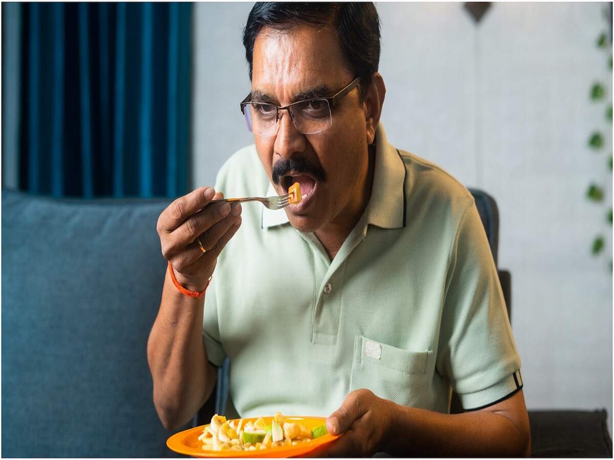 Health Tips: Do you also eat at 11 PM? Find out the harmful effects.