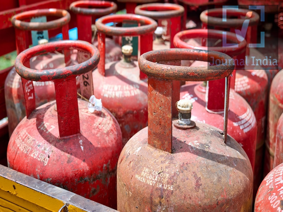 LPG Price Hike- घरेलू गैस हुई महंगी, आम आदमी पर बढ़ा बोझ दोस्तो महीने के पहले ही दिन आम आदमी के लिए बुरी खबर आई हैं, 1 अक्टूबर से देश के अलग-अलग शहरों में 19 किलो वाले कमर्शियल LPG सिलेंडर की कीमतों में बढ़ोतरी हुई है। अलग-अलग शहरों में यह बढ़ोतरी करीब ₹60 से ₹71.50 तक हुई है। दिल्ली में ₹62.50 की बढ़ोतरी दिल्ली में 19 किलो कमर्शियल LPG सिलेंडर की कीमत ₹62.50 बढ़कर ₹2,810 हो गई है। इससे पहले सितंबर में इसकी कीमत ₹2,747.50 थी। इन शहरों में भी बढ़े दाम पटना: ₹71.50 की बढ़ोतरी के बाद कीमत ₹3,100.50 चेन्नई: ₹66.50 बढ़कर ₹2,983 मुंबई: ₹63 बढ़कर ₹2,764 लखनऊ: ₹62.50 बढ़कर ₹2,932.50 लेह: ₹64.50 बढ़कर ₹3,450 कन्याकुमारी: कीमत बढ़कर ₹3,046 तवांग: कीमत बढ़कर ₹3,073.50 इनमें पटना में सबसे ज्यादा ₹71.50 की बढ़ोतरी दर्ज की गई है, जबकि लेह में 19 किलो कमर्शियल सिलेंडर सबसे महंगा ₹3,450 का हो गया है। घरेलू LPG सिलेंडर की कीमत में बदलाव नहीं कमर्शियल LPG के विपरीत, 14.2 किलो वाले घरेलू LPG सिलेंडर की कीमतें स्थिर रखी गई हैं। यानी घरेलू उपभोक्ताओं को अक्टूबर की शुरुआत में इस मोर्चे पर कोई अतिरिक्त बोझ नहीं उठाना पड़ेगा। प्रमुख शहरों में घरेलू LPG सिलेंडर के मौजूदा दाम: दिल्ली: ₹942 मुंबई: ₹941.50 चेन्नई: ₹957.50 पटना: ₹1,031.50 लखनऊ: ₹979.50 लेह: ₹1,179 LPG की कीमत कैसे तय होती है? LPG की कीमतों पर अंतरराष्ट्रीय बाजार में LPG के दाम और विदेशी मुद्रा विनिमय दर का असर पड़ता है। तेल विपणन कंपनियां अंतरराष्ट्रीय बाजार में पिछले महीने के औसत बेंचमार्क और विदेशी मुद्रा दरों को ध्यान में रखकर कीमतों में बदलाव करती हैं।