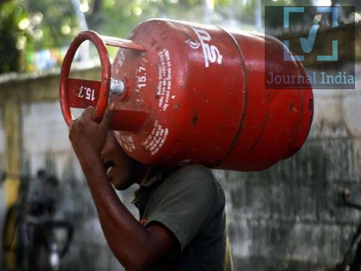 LPG Gas Cylinder Price- कितने का मिल रहा हैं आपके शहर में 14 किलो को गैस सिलेंडर, आइए जानें ताजा रेट आज गैस सिलेंडर हर घर की जरूरत बन गई है, जिसकी हर पल जरूरत होती हैं, कुकिंग गैस सिलेंडर बुक करने से पहले, ग्राहकों को अपने शहर में लागू लेटेस्ट कीमतें देख लेनी चाहिए। अक्टूबर 2026 की शुरुआत में, तेल मार्केटिंग कंपनियों ने 19 किलो वाले कमर्शियल LPG सिलेंडर की कीमतें बढ़ा दीं। हालांकि, 14.2 किलो वाले घरेलू LPG सिलेंडर की कीमत में कोई बदलाव नहीं हुआ।  यहां प्रमुख शहरों में घरेलू और कमर्शियल LPG सिलेंडर की कीमतें दी गई हैं। प्रमुख शहरों में आज LPG सिलेंडर की कीमत अक्टूबर 2026 के लिए शहर-वार LPG सिलेंडर की दरें इस प्रकार हैं: - दिल्ली: 14.2 किलो वाले घरेलू LPG सिलेंडर की कीमत ₹942 है, जबकि 19 किलो वाले कमर्शियल सिलेंडर की कीमत ₹2,810 है। - नोएडा: घरेलू सिलेंडर की कीमत ₹939.50 है और कमर्शियल सिलेंडर की कीमत ₹2,747.50 है। - गुरुग्राम: घरेलू LPG की कीमत ₹951 है, जबकि कमर्शियल सिलेंडर की कीमत ₹2,828 है। - मुंबई: घरेलू सिलेंडर की कीमत ₹912.50 है, जबकि कमर्शियल सिलेंडर की कीमत ₹2,764 है। - कोलकाता: घरेलू सिलेंडर की कीमत ₹945 है और कमर्शियल सिलेंडर की कीमत ₹2,954 है। - चेन्नई: घरेलू LPG की कीमत ₹950 है, जबकि कमर्शियल सिलेंडर की कीमत ₹2,983 है। - पटना: घरेलू सिलेंडर की कीमत ₹1,000 है और कमर्शियल सिलेंडर की कीमत ₹3,100.50 है। - रांची: घरेलू LPG की कीमत ₹1,010.50 है, जबकि कमर्शियल सिलेंडर की कीमत ₹2,988 है। - जयपुर: घरेलू सिलेंडर की कीमत ₹945.50 है और कमर्शियल सिलेंडर की कीमत ₹2,839 है। नोट: ये दरें उपलब्ध कराए गए आंकड़ों पर आधारित हैं और बुकिंग से पहले संबंधित LPG वितरक (डिस्ट्रीब्यूटर) से इनकी पुष्टि कर लेनी चाहिए। अक्टूबर में कमर्शियल LPG सिलेंडर की कीमतों में बढ़ोतरी तेल विपणन कंपनियों (ऑयल मार्केटिंग कंपनियों) ने 1 अक्टूबर, 2026 से 19 किलोग्राम वाले कमर्शियल LPG सिलेंडरों की कीमतों में बढ़ोतरी की है। दिल्ली में, कीमत ₹62.50 बढ़कर ₹2,810 प्रति सिलेंडर हो गई है। मुंबई में, कमर्शियल सिलेंडर की कीमत बढ़कर लगभग ₹2,764 हो गई है, जबकि कोलकाता में यह कीमत ₹2,954 दर्ज की गई है। कमर्शियल LPG सिलेंडरों का इस्तेमाल बड़े पैमाने पर होटलों, रेस्तरां, ढाबों, कैटरिंग सेवाओं और खाने-पीने से जुड़े अन्य व्यवसायों में किया जाता है। गैस की कीमतों में बढ़ोतरी से उनके परिचालन खर्च (ऑपरेटिंग खर्च) बढ़ सकते हैं और कारोबारियों पर अतिरिक्त दबाव पड़ सकता है। अपनी कुल लागत को देखते हुए, कुछ व्यवसाय इस बढ़ोतरी का कुछ हिस्सा ग्राहकों पर डाल सकते हैं, जिसके तहत वे खाने-पीने की चीजों की कीमतें बढ़ा सकते हैं। घरेलू LPG सिलेंडर की कीमतों में कोई बदलाव नहीं अक्टूबर की शुरुआत में 14.2 किलोग्राम वाले घरेलू LPG सिलेंडर की कीमतों में कोई बढ़ोतरी नहीं हुई है। उपलब्ध आंकड़ों के अनुसार, दिल्ली में एक घरेलू सिलेंडर की कीमत ₹942, मुंबई में ₹912.50 और कोलकाता में ₹945 है। स्थानीय करों, परिवहन लागत और अन्य लागू शुल्कों जैसे कारकों के कारण अलग-अलग शहरों में कीमतें अलग-अलग हो सकती हैं। घरेलू और कमर्शियल LPG की कीमतों में बदलाव हमेशा एक समान राशि से या एक ही समय पर नहीं होता है। कमर्शियल सिलेंडर की कीमतों की नियमित रूप से समीक्षा की जाती है, जबकि घरेलू सिलेंडर की कीमतें मूल्य निर्धारण के फैसलों और सरकारी नीतियों के आधार पर लंबे समय तक स्थिर रह सकती हैं। LPG सिलेंडर की कीमतें क्यों बदलती हैं? भारत अपनी LPG की जरूरतों का एक बड़ा हिस्सा आयात करता है, जिससे घरेलू कीमतें अंतरराष्ट्रीय बाजार की स्थितियों और आयात लागत के प्रति संवेदनशील हो जाती हैं। कई कारक LPG की कीमतों को प्रभावित कर सकते हैं: - अंतरराष्ट्रीय LPG कीमतें: वैश्विक ऊर्जा बाजारों में होने वाले बदलाव, खाना पकाने वाली गैस (कुकिंग गैस) के आयात की लागत को प्रभावित कर सकते हैं। - मुद्रा विनिमय दरें: अमेरिकी डॉलर के मुकाबले भारतीय रुपये के मूल्य में उतार-चढ़ाव आयात खर्च को प्रभावित कर सकता है। - परिवहन लागत: शिपिंग, वितरण और अन्य लॉजिस्टिक्स खर्च अंतिम कीमत को प्रभावित कर सकते हैं। - सरकारी नीतियां और कर: लागू कर, सब्सिडी और मूल्य निर्धारण से जुड़े फैसले इस बात को प्रभावित कर सकते हैं कि उपभोक्ताओं को कितनी कीमत चुकानी होगी। - कीमतों में मासिक बदलाव: तेल विपणन कंपनियां नियमित रूप से कमर्शियल LPG की कीमतों की समीक्षा करती हैं, जो अक्सर महीने की शुरुआत में होती है। हालांकि, अंतरराष्ट्रीय कीमतों में बढ़ोतरी का मतलब यह नहीं है कि घरेलू LPG सिलेंडर की कीमतें तुरंत बढ़ जाएंगी।