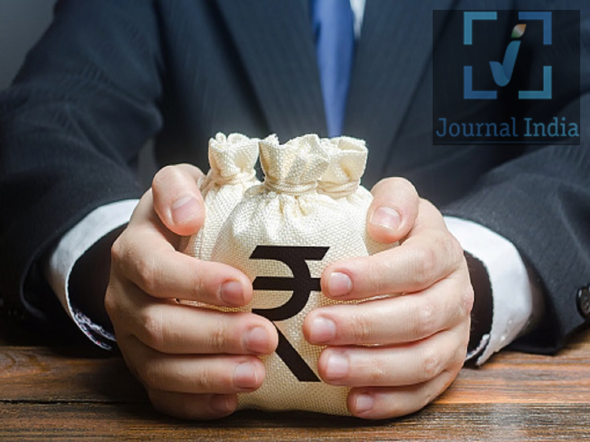 Salary Update- बेसिक सैलरी और ग्रॉस सैलरी में क्या हैं अंतर, आइए जानें दोस्तो एक नौकरीपैशा व्यक्ति खासकर प्राइवेट जॉब वालों के लिए एक आकर्षक 'कॉस्ट टू कंपनी' (CTC) पैकेज के साथ नई नौकरी का ऑफर मिलना काफी उत्साहजनक हो सकता है। लेकिन कई कर्मचारी तब हैरान रह जाते हैं जब महीने के अंत में उनके बैंक खाते में आने वाली सैलरी, उनकी उम्मीद से काफी कम होती है। इसका कारण CTC, बेसिक सैलरी, ग्रॉस सैलरी और इन-हैंड सैलरी के बीच का अंतर है, आइए जानते हैं इनमें अंतर-  1. CTC (कॉस्ट टू कंपनी) क्या है? CTC का मतलब 'कॉस्ट टू कंपनी' है। इसका अर्थ है वह कुल वार्षिक खर्च जो एक कंपनी किसी कर्मचारी पर करती है। CTC में कई हिस्से शामिल हो सकते हैं, जैसे: - बेसिक सैलरी - हाउस रेंट अलाउंस (HRA) - विशेष और अन्य भत्ते (अलाउंस) - प्रोविडेंट फंड (PF) में नियोक्ता (employer) का योगदान - ग्रेच्युटी - मेडिकल इंश्योरेंस और कंपनी के अन्य लाभ - परफॉरमेंस-आधारित बोनस (जहाँ लागू हो) महत्वपूर्ण: CTC वह रकम नहीं है जो आपके बैंक खाते में आती है। इसमें कुछ ऐसे हिस्से शामिल होते हैं जो मासिक नकद भुगतान के बजाय नियोक्ता का योगदान या अन्य लाभ होते हैं। 2. बेसिक सैलरी क्या है? बेसिक सैलरी, किसी कर्मचारी की सैलरी संरचना का एक निश्चित और मुख्य हिस्सा होती है। यह कई तरह के रोजगार लाभों और योगदानों की गणना करने का आधार बनती है। कई सैलरी स्ट्रक्चर में, बेसिक सैलरी कुल CTC का लगभग 40% से 50% होती है, हालाँकि यह प्रतिशत अलग-अलग कंपनियों और उनकी सैलरी पॉलिसी के हिसाब से बदल सकता है।  बेसिक सैलरी महत्वपूर्ण है क्योंकि: - कर्मचारी और नियोक्ता का PF योगदान, लागू नियमों के अनुसार, इसी से जुड़ा हो सकता है। - ग्रेच्युटी की गणना आमतौर पर सैलरी के कुछ खास हिस्सों और कर्मचारी की सेवा अवधि (service period) पर निर्भर करती है। - कुछ भत्ते और लाभ भी बेसिक सैलरी के आधार पर तय किए जा सकते हैं। 3. ग्रॉस सैलरी क्या है? ग्रॉस सैलरी वह कुल वेतन है जो किसी भी तरह की कटौती (जैसे कर्मचारी का PF योगदान, इनकम टैक्स और प्रोफेशनल टैक्स) से पहले बनता है। इसमें आमतौर पर बेसिक सैलरी, HRA, विशेष भत्ते और सैलरी के अन्य नकद हिस्से शामिल होते हैं। सैलरी स्ट्रक्चर के आधार पर, बोनस और वेरिएबल पे (variable pay) को अलग से भी रखा जा सकता है। ग्रॉस सैलरी आमतौर पर इन-हैंड सैलरी से अधिक होती है, क्योंकि इसमें से अभी तक अनिवार्य और अन्य लागू कटौतियां नहीं की गई होती हैं। 4. इन-हैंड सैलरी क्या है? इन-हैंड सैलरी (जिसे 'टेक-होम सैलरी' भी कहा जाता है) वह राशि है जो सभी जरूरी कटौतियां होने के बाद आपके बैंक खाते में जमा की जाती है। इन कटौतियों में ये शामिल हो सकते हैं: - कर्मचारी का PF योगदान - टैक्स लायबिलिटी (कर दायित्व) के आधार पर, स्रोत पर काटा गया कर (TDS) - प्रोफेशनल टैक्स (जहाँ लागू हो) - सैलरी से होने वाली अन्य अधिकृत कटौतियां यह राशि आपके सैलरी स्ट्रक्चर, टैक्स व्यवस्था, PF की व्यवस्था और अन्य कटौतियों के आधार पर अलग-अलग हो सकती है। 5. इन-हैंड सैलरी की गणना कैसे की जाती है? इसका मूल हिसाब इस प्रकार है:  ग्रॉस सैलरी &minus; कर्मचारी की कटौतियां = इन-हैंड सैलरी उदाहरण के लिए, यदि आपकी मासिक ग्रॉस सैलरी ₹30,000 है और कुल मासिक कटौतियां ₹2,500 हैं, तो आपकी अनुमानित इन-हैंड सैलरी ₹27,500 होगी। 6. जॉब ऑफर स्वीकार करने से पहले आपको क्या जांचना चाहिए? नौकरी स्वीकार करने से पहले, केवल कुल CTC आंकड़े पर ध्यान देने के बजाय, सैलरी के ब्रेकअप को ध्यान से देखें। - मासिक ग्रॉस सैलरी और संभावित इन-हैंड सैलरी की जांच करें। - बेसिक सैलरी और HRA (हाउस रेंट अलाउंस) के हिस्सों को कन्फर्म करें। - पता करें कि क्या CTC में नियोक्ता का PF योगदान और ग्रेच्युटी शामिल हैं। - देखें कि क्या बोनस या इंसेंटिव की गारंटी है, या ये परफॉरमेंस (काम के प्रदर्शन) पर आधारित हैं। - लागू होने वाले टैक्स और सैलरी से जुड़े अन्य एडजस्टमेंट को समझें।