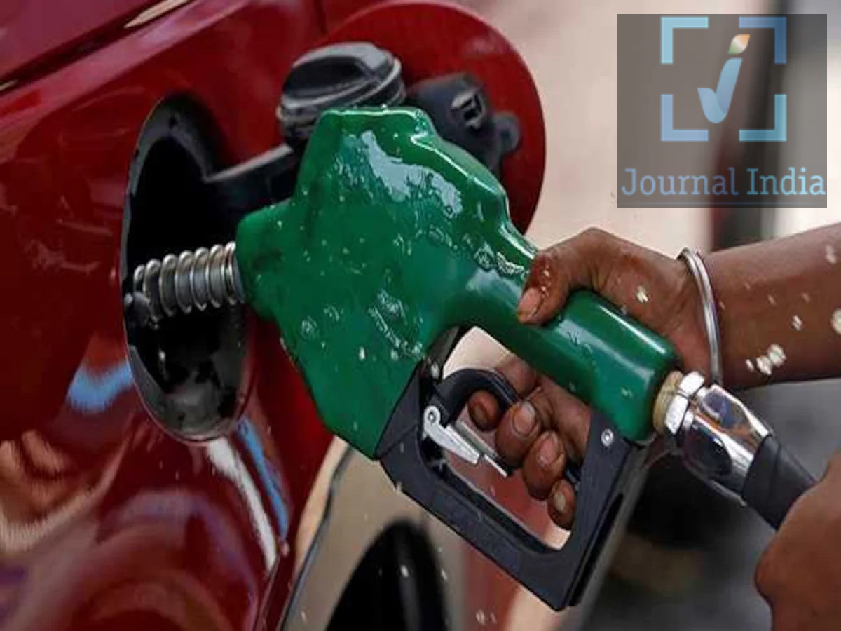 Petrol and Diesel Price- क्या है आज आपके शहर में पेट्रोल और डीजल के भाव, जानिए पूरी डिटेल्स दोस्तो पेट्रोल, डीजल और CNG की कीमतों का असर उन लोगों पर होता हैं, जो रोज़ाना आने-जाने, खरीदारी करने या परिवार के साथ बाहर जाने की योजना बना रहे हैं। इंडियन ऑयल (IOCL), भारत पेट्रोलियम (BPCL) और हिंदुस्तान पेट्रोलियम (HPCL) जैसी तेल कंपनियों ने 20 अक्टूबर, 2026 के लिए ईंधन की नई दरें जारी कर दी हैं। आज पेट्रोल और डीजल की कीमतों में कोई बदलाव नहीं हुआ है, जिससे उपभोक्ताओं को कुछ राहत मिली है। दिल्ली-NCR में पेट्रोल और डीजल की ताज़ा कीमतें दिल्ली-NCR के प्रमुख शहरों में ईंधन की ताज़ा दरें इस प्रकार हैं: दिल्ली: पेट्रोल ₹102.12 प्रति लीटर, डीजल ₹95.20 प्रति लीटर। नोएडा: पेट्रोल ₹102.12 प्रति लीटर, डीजल ₹95.56 प्रति लीटर गुरुग्राम: पेट्रोल ₹102.77 प्रति लीटर, डीजल ₹95.44 प्रति लीटर। प्रमुख शहरों में पेट्रोल और डीजल की कीमतें मुंबई: पेट्रोल ₹111.18, डीजल ₹97.83 प्रति लीटर। कोलकाता: पेट्रोल ₹113.47, डीजल ₹99.82 प्रति लीटर। चेन्नई: पेट्रोल ₹107.77, डीजल ₹99.55 प्रति लीटर। बेंगलुरु: पेट्रोल ₹110.93, डीजल ₹98.80 प्रति लीटर। लखनऊ: पेट्रोल ₹102.05, डीजल ₹95.55 प्रति लीटर। पटना: पेट्रोल ₹113.35, डीजल ₹99.36 प्रति लीटर। जयपुर: पेट्रोल ₹112.66, डीजल ₹97.78 प्रति लीटर। दिल्ली-NCR में CNG की ताज़ा दरें  CNG की कीमतें हर शहर में अलग-अलग होती हैं। दिल्ली में इसकी दर ₹86.98 प्रति किलोग्राम है, जबकि नोएडा, ग्रेटर नोएडा और गाजियाबाद में यह ₹95.59 प्रति किलोग्राम है। गुरुग्राम में CNG की कीमत ₹92.01 प्रति किलोग्राम है। क्या जल्द ही ईंधन की कीमतें कम होंगी? ब्रेंट क्रूड ऑयल 107.95 डॉलर प्रति बैरल के भाव पर कारोबार कर रहा है। अगर अंतरराष्ट्रीय स्तर पर कच्चे तेल की कीमतें ऊंची बनी रहती हैं, तो घरेलू ईंधन की कीमतों में कमी आना मुश्किल हो सकता है। हालांकि, भविष्य की कीमतें बाजार की स्थितियों और तेल कंपनियों के फैसलों पर निर्भर करेंगी।