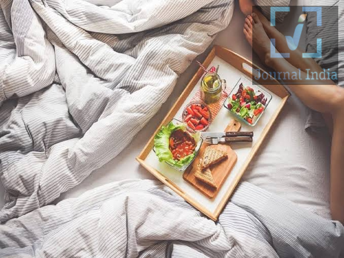 Health Tips- क्या आप खाना जल्दी जल्दी में खाते है, जानिए इसके नुकसान दोस्तो आज के दूषित वातावरण में एक स्वस्थ स्वास्थ्य बनाए रखना बहुत ही मुश्किल हैं, खराब खान पान, जीवनशैली और हमारी आदतें इन सबकी कारक हैं, एक बहुत ही सरल आदत से होती है: भोजन को अच्छी तरह चबाकर और धीरे-धीरे खाना। व्यस्त दिनचर्या, समय की कमी, या मोबाइल फोन और टेलीविजन जैसी चीजों के कारण, बहुत से लोग अपना नाश्ता, दोपहर का भोजन और रात का खाना बहुत जल्दी-जल्दी खा लेते हैं। आइए जानते हैं इसके नुकसान-  1. इंसुलिन रेजिस्टेंस (Insulin Resistance) का बढ़ता खतरा बहुत जल्दी-जल्दी खाने से मेटाबॉलिक समस्याएं हो सकती हैं, खासकर तब जब इसके साथ खान-पान खराब हो और जीवनशैली में शारीरिक गतिविधि (physical activity) की कमी हो। समय के साथ, इंसुलिन रेजिस्टेंस के कारण टाइप 2 डायबिटीज होने का जोखिम बढ़ सकता है। 2. वजन बढ़ना और मोटापा अगर आप बहुत जल्दी-जल्दी खाते हैं, तो पेट भरने का एहसास होने से पहले ही आप जरूरत से ज्यादा भोजन कर सकते हैं, जिससे आपके शरीर में कैलोरी की मात्रा बढ़ सकती है। 3. अपच (Indigestion), ब्लोटिंग और गैस जब आप भोजन को ठीक से नहीं चबाते हैं, तो भोजन के बड़े टुकड़े पेट में चले जाते हैं। जल्दी-जल्दी खाने से आप भोजन के साथ-साथ हवा भी निगल सकते हैं, जिससे पेट फूलने (bloating) और बेचैनी की समस्या हो सकती है।इन कारणों से कुछ लोगों को खाना खाने के बाद अपच, गैस और पेट में भारीपन महसूस हो सकता है।  4. एसिडिटी और एसिड रिफ्लक्स (Acid Reflux) जल्दी-जल्दी और ज्यादा मात्रा में भोजन करने से पेट बहुत ज्यादा भर सकता है, जिससे कुछ लोगों में एसिड रिफ्लक्स की समस्या शुरू हो सकती है या पहले से मौजूद समस्या और गंभीर हो सकती है। जिससे कभी-कभी सीने में जलन, मुंह में खट्टा स्वाद या सीने में बेचैनी महसूस हो सकती है।  5. खराब पाचन और पोषक तत्वों का अवशोषण लार में ऐसे एंजाइम होते हैं जो कुछ पोषक तत्वों, विशेष रूप से कार्बोहाइड्रेट के पाचन की प्रक्रिया शुरू कर देते हैं। भोजन को चबाने से वह लार के साथ मिल जाता है और छोटे टुकड़ों में टूट जाता है, जिससे उसे निगलना और पचाना आसान हो जाता है।