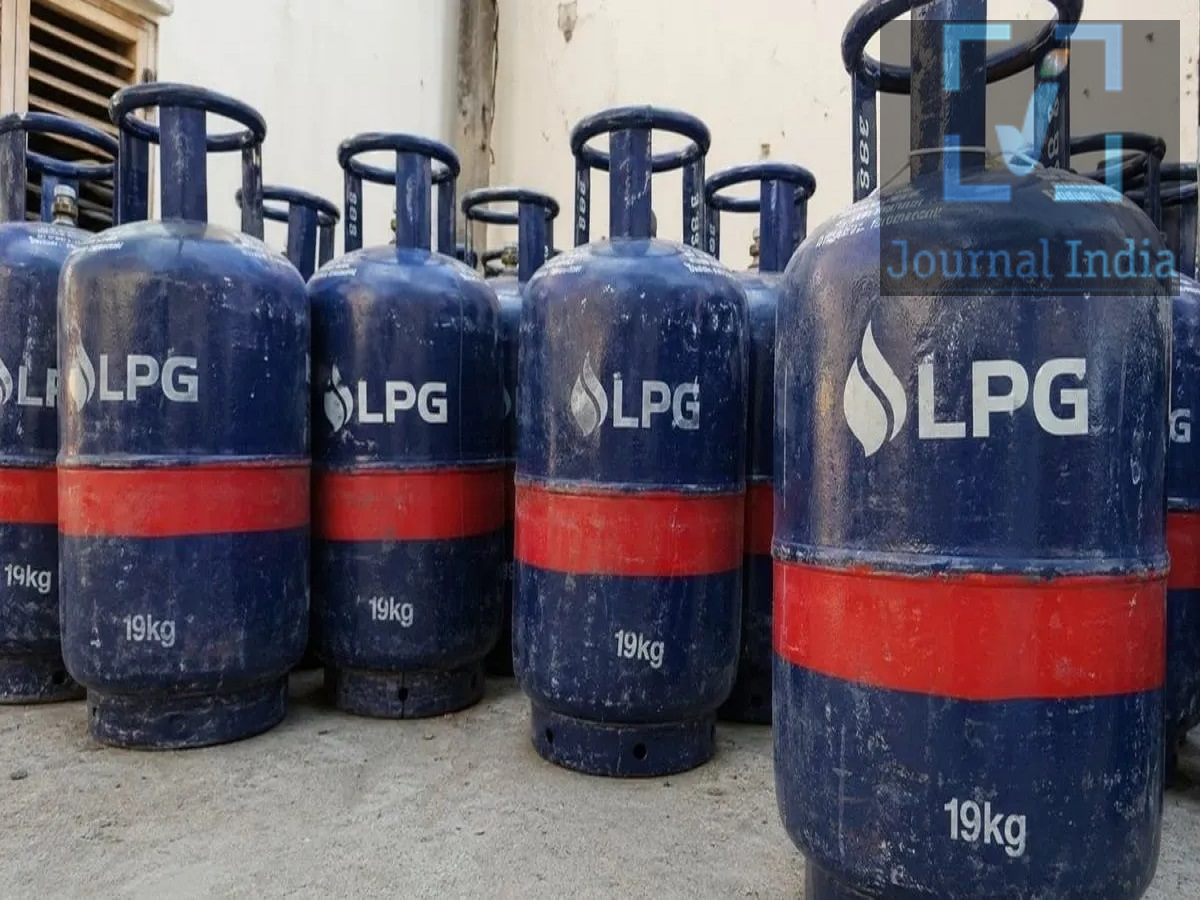 LPG Cylinder Price- किस गैस सिलिंडर का बढ़ा हैं भाव, घरेलू या कमर्शियल दोस्तो देश के हर प्रांत में त्योहारों की तैयारी देखने को मिल रही हैं, फिर चाहे दिवाली हो, छठ पूजा और अन्य त्योहार हो, इस दौरान घरों में त्योहार का खाना बनाने के लिए LPG सिलेंडरों की मांग बढ़ जाती है। साथ ही, रेस्तरां, होटल, मिठाई की दुकानों और कैटरिंग व्यवसायों में भी ग्राहकों की मांग काफी बढ़ जाती है।  शुक्रवार, 31 अक्टूबर को प्रमुख शहरों में घरेलू LPG सिलेंडरों की कीमतों में कोई बदलाव नहीं हुआ। इस महीने की शुरुआत में की गई बढ़ोतरी के बाद कमर्शियल LPG सिलेंडर अभी भी महंगे बने हुए हैं। आइए, घरेलू और कमर्शियल LPG के ताजा दामों पर एक नजर डालते हैं। 1. आज घरेलू और कमर्शियल LPG की कीमतें 14.2 किलोग्राम वाले घरेलू LPG सिलेंडरों की कीमतें स्थिर बनी हुई हैं, जिससे घरेलू उपभोक्ताओं को कुछ राहत मिली है। वहीं, 19 किलोग्राम वाले कमर्शियल LPG सिलेंडरों के दाम काफी ज्यादा हैं। प्रमुख शहरों में कीमतें इस प्रकार हैं: - दिल्ली: घरेलू सिलेंडर ₹939.50; कमर्शियल सिलेंडर ₹2,810. - मुंबई: घरेलू सिलेंडर ₹941.50; कमर्शियल सिलेंडर ₹2,764.50. - कोलकाता: घरेलू सिलेंडर ₹968; कमर्शियल सिलेंडर ₹2,954. - नोएडा: घरेलू सिलेंडर ₹939.50; कमर्शियल सिलेंडर ₹2,747.50. - पटना: घरेलू सिलेंडर ₹1,031.50; कमर्शियल सिलेंडर ₹3,100.50. - बेंगलुरु: घरेलू सिलेंडर ₹944.50; कमर्शियल सिलेंडर ₹2,764. - रांची: घरेलू सिलेंडर ₹1,028.50; कमर्शियल सिलेंडर ₹2,990.50. - मेरठ: घरेलू सिलेंडर ₹940; कमर्शियल सिलेंडर ₹2,755. - वाराणसी: घरेलू सिलेंडर ₹982; कमर्शियल सिलेंडर ₹2,945. 2. कमर्शियल LPG सिलेंडर महंगे क्यों होते हैं? कमर्शियल LPG सिलेंडरों का इस्तेमाल मुख्य रूप से रेस्तरां, होटल, मिठाई की दुकानों, खाने-पीने के स्टॉल, कैटरिंग व्यवसायों और अन्य व्यावसायिक प्रतिष्ठानों में किया जाता है। अक्टूबर की शुरुआत में, 19 किलोग्राम वाले कमर्शियल LPG सिलेंडर की कीमत में ₹62.50 की बढ़ोतरी की गई। इस बढ़ोतरी से उन व्यवसायों के खर्च बढ़ गए हैं, जो मुख्य रूप से कमर्शियल कुकिंग गैस पर निर्भर हैं। 3. व्यवसायों को कितना अतिरिक्त भुगतान करना होगा? कमर्शियल LPG की कीमतों में हुई यह बढ़ोतरी व्यवसायों पर काफी असर डाल सकती है, खासकर त्योहारी सीजन के दौरान, जब खाने-पीने की चीजों, मिठाइयों, स्नैक्स और कैटरिंग सेवाओं की मांग बढ़ जाती है। उदाहरण के लिए: - प्रति सिलेंडर कीमत में बढ़ोतरी: ₹62.50 - मासिक खपत: 20 सिलेंडर - मासिक अतिरिक्त खर्च: ₹1,250 इसका मतलब यह है कि जो व्यवसाय हर महीने 20 कमर्शियल LPG सिलेंडर का इस्तेमाल करते हैं, उन्हें कीमतों में हुई इस बढ़ोतरी के कारण ₹1,250 का अतिरिक्त खर्च उठाना पड़ेगा।