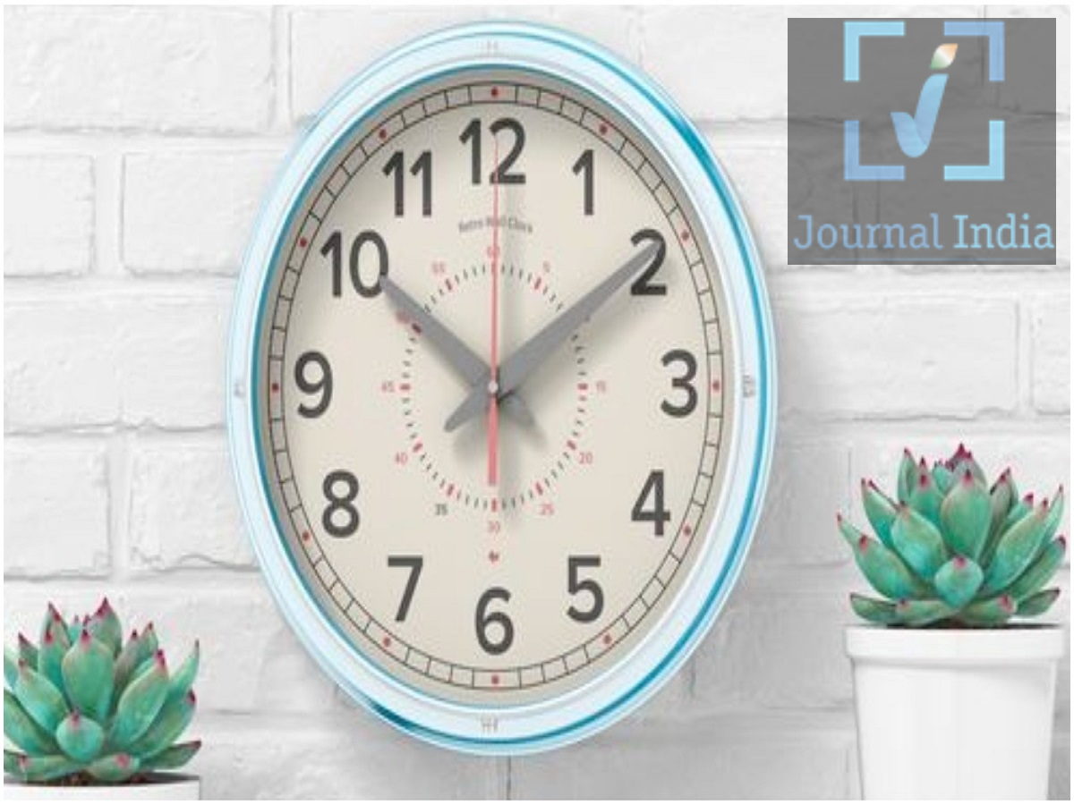Vastu Tips- घर कि किस दिशा में लगानी चाहिए घड़ी, आइए जानें दोस्तो हिंदू धर्म में वास्तु शास्त्र का बहुत अधिक महत्व हैं, जिसके प्राचीन विज्ञान का इस्तेमाल कर आप अपने घर से नकारात्मकता दूर कर सकते हैं और जीवन में सकारात्मकता ला सकते हैं, Vastu Shastra की मान्यताओं में घड़ी को समय के साथ ऊर्जा और सकारात्मकता से भी जोड़ा जाता हैं, घर में घड़ी को सही दिशा में लगाने से सकारात्मक ऊर्जा बनी रहती है और जीवन में प्रगति के अवसर बढ़ सकते हैं। आइए जानते हैं किस दिशा में लगाना चाहिए घड़ी उत्तर दिशा में घड़ी लगाना माना जाता है शुभ वास्तु  के अनुसार घर की उत्तर दिशा करियर, प्रगति और नए अवसरों से जुड़ी मानी जाती है। इसलिए इस दिशा में घड़ी लगाना शुभ माना जाता है। उत्तर दिशा में लगी घड़ी व्यक्ति के करियर में आगे बढ़ने और नए अवसर मिलने की ऊर्जा को बढ़ावा दे सकती है। ऑफिस में भी इस दिशा में घड़ी लगाना प्रगति से जोड़कर देखा जाता है। पूर्व दिशा में घड़ी लगाने से सकारात्मकता पूर्व दिशा को विकास, नई शुरुआत और ऊर्जा की दिशा माना जाता है। यहां घड़ी लगाने से घर में सकारात्मक माहौल बनाए रखने में मदद मिल सकती है। पूर्व दिशा में लगी घड़ी परिवार के सदस्यों में उत्साह और सक्रियता बढ़ाने वाली ऊर्जा का प्रतीक होती है। दक्षिण दिशा में घड़ी लगाने से बचने की मान्यता दक्षिण दिशा में घड़ी लगाना शुभ नहीं माना जाता। मान्यता के अनुसार इस दिशा में घड़ी रखने से घर की सकारात्मक ऊर्जा प्रभावित हो सकती है। इस धारणा के पीछे कोई वैज्ञानिक प्रमाण नहीं है। जिसे मानने वाले लोग दक्षिण दिशा में घड़ी लगाने से बचते हैं। मुख्य दरवाजे के ठीक ऊपर न लगाएं घड़ी घर के मुख्य दरवाजे के ठीक ऊपर घड़ी लगाने से बचने की सलाह भी दी जाती है। कुछ मान्यताओं के अनुसार इससे घर में आने-जाने वाली ऊर्जा का प्रवाह प्रभावित हो सकता है। व्यावहारिक रूप से भी दरवाजे के ऊपर लगी भारी घड़ी गिरने का खतरा पैदा कर सकती है। साथ ही, वहां लगी घड़ी को देखना भी असुविधाजनक हो सकता है। बंद या खराब घड़ी घर में न रखें घर में बंद, टूटी या खराब घड़ी रखने से बचना चाहिए। घड़ी को जीवन में ठहराव का प्रतीक माना जाता है। इसलिए यदि घड़ी खराब हो गई है तो उसे जल्द से जल्द ठीक करवाएं। अगर उसकी मरम्मत संभव नहीं है, तो उसे घर से हटा देना बेहतर माना जाता है। घड़ी हमेशा सही समय दिखाए घर में लगी घड़ी का समय सही होना चाहिए। लगातार गलत समय दिखाने वाली घड़ी को केवल सजावट के लिए रखना भी उचित नहीं माना जाता। घड़ी ऐसी जगह लगाएं जहां परिवार के सभी सदस्य उसे आसानी से देख सकें और वह घर की सजावट के साथ भी अच्छी तरह मेल खाए।