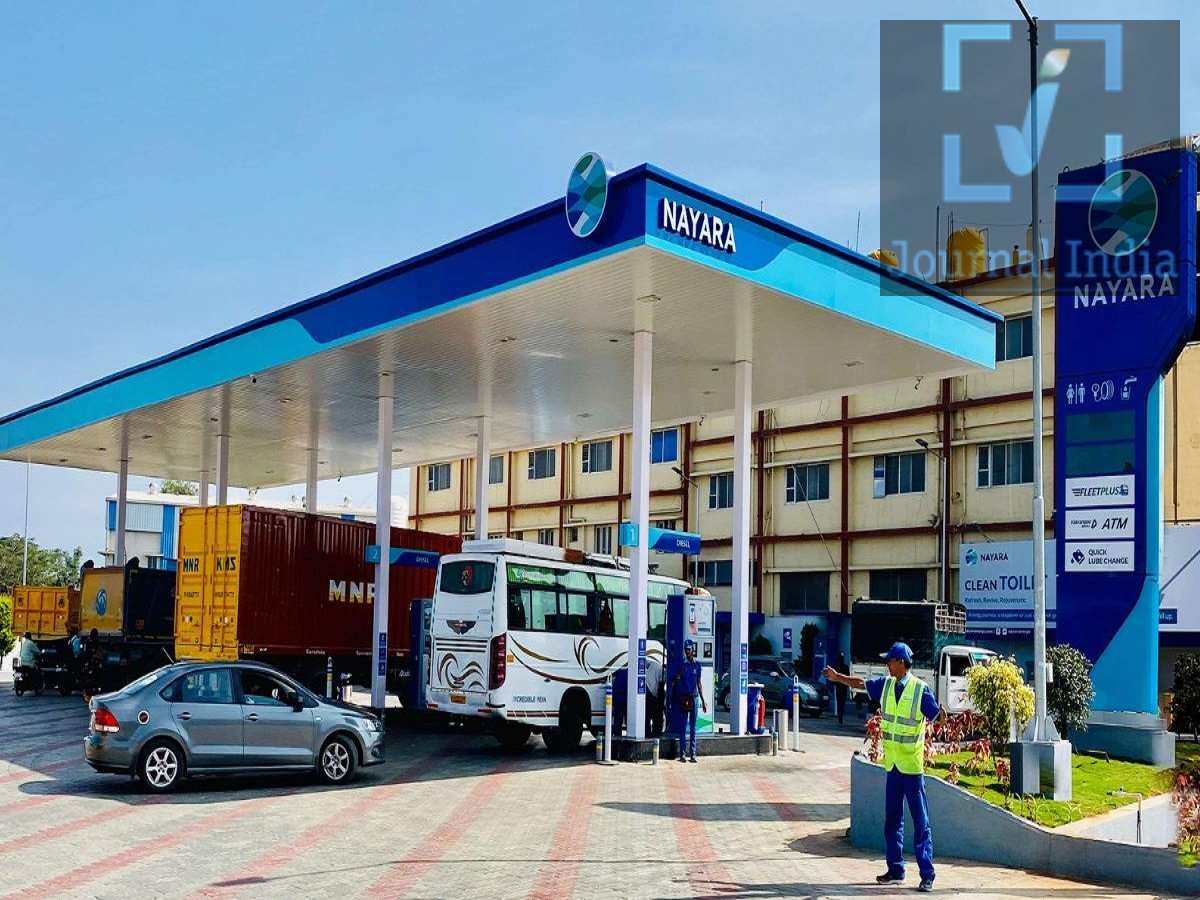 Petrol and Diesel Price- नायरा ने बढ़ाए पेट्रोल और डीजल के दाम, जानिए नई रेट्स दोस्तो आज अगर आप नायरा पेट्रोल पंप से पेट्रोल या डीजल भरवाने जा रहे हैं, तो आपको पहले इसकी प्राइस लिस्ट चेक कर लेनी चाहिए, निजी ईंधन कंपनी Nayara Energy ने अपने देशभर के पेट्रोल पंपों पर पेट्रोल और डीजल के दाम बढ़ा दिए हैं। कंपनी ने पेट्रोल की कीमत में ₹5 प्रति लीटर और डीजल में ₹3 प्रति लीटर की बढ़ोतरी की है। इंडस्ट्री सूत्रों के मुताबिक, कच्चे तेल की कीमतों में हालिया तेजी को इस बढ़ोतरी की मुख्य वजह माना जा रहा है। पेट्रोल-डीजल की कीमतों में कितना इजाफा? Nayara Energy ने बढ़ती लागत और मौजूदा बिक्री कीमतों के बीच अंतर को कम करने के लिए यह कदम उठाया है। पेट्रोल: ₹5 प्रति लीटर महंगा डीजल: ₹3 प्रति लीटर महंगा लागू: शनिवार से कंपनी: Nayara Energy नेटवर्क: देशभर में 7,000 से अधिक पेट्रोल पंप कच्चे तेल की अंतरराष्ट्रीय कीमतों में लगातार बढ़ोतरी के कारण ईंधन की लागत पर दबाव बढ़ा है। इसी के चलते कंपनी ने खुदरा कीमतों में संशोधन किया है। इस साल दूसरी बार बढ़े Nayara Energy के दाम यह इस साल दूसरी बार है जब Nayara Energy ने पेट्रोल और डीजल की कीमतों में बढ़ोतरी की है। इससे पहले मार्च में पश्चिम एशिया में तनाव और सप्लाई में आई बाधाओं के कारण कंपनी ने पेट्रोल-डीजल के दाम बढ़ाए थे। हालांकि, जुलाई में कच्चे तेल की कीमतों में गिरावट आने के बाद कंपनी ने उस बढ़ोतरी को वापस ले लिया था। अब एक बार फिर कच्चे तेल की कीमतों में तेजी के बीच ईंधन के दाम बढ़ाए गए हैं। सरकारी तेल कंपनियों ने कीमतें रखीं स्थिर Nayara Energy की ओर से यह बढ़ोतरी ऐसे समय में की गई है जब सरकारी तेल विपणन कंपनियों ने पेट्रोल और डीजल की खुदरा कीमतों में बड़े बदलाव नहीं किए हैं। भारत में करीब 1.04 लाख पेट्रोल पंप हैं, जिनमें से 90 प्रतिशत से अधिक पेट्रोल पंप सरकारी तेल कंपनियों के नेटवर्क का हिस्सा हैं। इसके बावजूद वैश्विक कच्चे तेल बाजार में उतार-चढ़ाव के बीच सरकारी कंपनियों ने फिलहाल खुदरा कीमतों को काफी हद तक स्थिर रखा है। सरकार ने निजी कंपनियों से कही थी बिक्री जारी रखने की बात इस सप्ताह की शुरुआत में सरकार ने निजी ईंधन कंपनियों से पेट्रोल और डीजल की बिक्री बंद नहीं करने को कहा था। ऐसे समय में Nayara Energy द्वारा कीमतों में बढ़ोतरी की गई है।