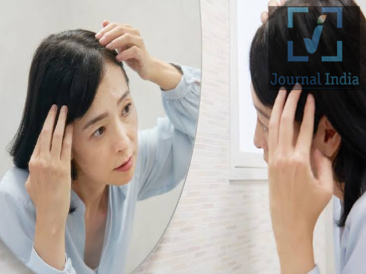 Hair Care Tips- क्या सफेद बाल की चिंता सता रही हैं, तो अपनाएं ये घरेलू उपाय दोस्तो एक जमाना था जब सफेद बाल होना उम्र का तकाजा माना जाता था, लेकिन आज के जमाने में बाल उम्र से पहले ही सफेद हो जाते हैं, कुछ लोग इन्हें छिपाने के लिए हेयर डाई और रंगों का इस्तेमाल करते हैं, जबकि कुछ लोग अपने बालों का प्राकृतिक रंग बनाए रखने के लिए प्राकृतिक तरीकों की तलाश करते हैं। उम्र बढ़ने के साथ बालों का सफेद होना एक स्वाभाविक प्रक्रिया है, लेकिन जेनेटिक्स (आनुवंशिकता), पोषण की कमी, जीवनशैली की आदतें और कुछ चिकित्सीय स्थितियां भी समय से पहले बालों के सफेद होने का कारण बन सकती हैं। अगर आप भी सफेद बालों से परेशान हैं, तो अपनाएं ये घरेलू नुस्खें समय से पहले बालों के सफेद होने के क्या कारण हैं? बालों को उनका प्राकृतिक रंग 'मेलानिन' नामक पिगमेंट से मिलता है। जैसे-जैसे मेलानिन का उत्पादन कम होता है, बाल धीरे-धीरे ग्रे या सफेद होने लगते हैं। यह प्रक्रिया कब शुरू होगी, इस पर काफी हद तक जेनेटिक्स का असर होता है, लेकिन अन्य कारक भी इसमें भूमिका निभा सकते हैं इसके कुछ संभावित कारण इस प्रकार हैं: जेनेटिक्स: पारिवारिक इतिहास (फैमिली हिस्ट्री) इस बात को प्रभावित कर सकता है कि बाल कब सफेद होना शुरू होंगे। पोषण की कमी: विटामिन B12, आयरन और कुछ अन्य पोषक तत्वों की कमी से कुछ लोगों में समय से पहले बाल सफेद हो सकते हैं तनाव: लंबे समय तक रहने वाला तनाव बालों की सेहत पर असर डाल सकता है और इसे बालों के पिगमेंटेशन (रंग) में बदलाव से भी जोड़ा गया है। धूम्रपान: शोध से पता चला है कि धूम्रपान करने वालों में समय से पहले बाल सफेद होने की संभावना अधिक होती है। चिकित्सीय स्थितियां: थायराइड से जुड़ी कुछ समस्याएं और अन्य स्वास्थ्य संबंधी दिक्कतें बालों के पिगमेंटेशन को प्रभावित कर सकती हैं। स्वस्थ बाल बनाए रखने और समय से पहले बालों को सफेद होने से रोकने के लिए टिप्स 1. संतुलित और पौष्टिक आहार लें  मजबूत बाल बनाए रखने के लिए स्वस्थ आहार बहुत जरूरी है। अपने दैनिक भोजन में पर्याप्त मात्रा में प्रोटीन, आयरन, विटामिन B12, फोलेट, जिंक और अन्य आवश्यक पोषक तत्वों को शामिल करें। हरी पत्तेदार सब्जियां, दालें, अंडे, दूध, दही, पनीर, फल, नट्स और बीज जैसे खाद्य पदार्थ महत्वपूर्ण पोषक तत्व प्रदान करने में मदद कर सकते हैं। जो लोग शाकाहारी (वेजिटेरियन या वीगन) आहार लेते हैं, उन्हें विटामिन B12 के सेवन पर विशेष ध्यान देना चाहिए। 2. अपने आहार में आंवला शामिल करें आंवला, जिसे 'इंडियन गूजबेरी' भी कहा जाता है, विटामिन C और एंटीऑक्सीडेंट से भरपूर होता है। इसे एक संतुलित आहार में ताजे फल, चटनी या किसी अन्य उपयुक्त रूप में शामिल किया जा सकता है। इसे खाने या सिर की त्वचा (स्कैल्प) पर लगाने से सफेद बाल वापस काले हो सकते हैं। 3. अपने स्कैल्प की हल्के हाथों से मालिश करें नारियल तेल से स्कैल्प की हल्के हाथों से मालिश करने से स्कैल्प को नमी मिलती है और रूखापन कम होता है। नारियल तेल बालों को होने वाले नुकसान और प्रोटीन की कमी को कम करने में भी मदद कर सकता है। 4. तनाव के स्तर को नियंत्रित रखें लंबे समय तक तनाव रहने से आपकी सेहत पर बुरा असर पड़ सकता है और यह बालों से जुड़ी प्रक्रियाओं को भी प्रभावित कर सकता है। अपनी सेहत को बेहतर बनाए रखने के लिए, अपनी दिनचर्या में टहलना, योग, ध्यान (मेडिटेशन) या नियमित व्यायाम जैसी गतिविधियों को शामिल करें। 5. पर्याप्त नींद ले शरीर के सही ढंग से काम करने और अच्छी सेहत के लिए पर्याप्त नींद लेना बहुत जरूरी है। सोने का एक निश्चित समय रखें और कोशिश करें कि एक वयस्क के रूप में आप हर रात लगभग 7 से 9 घंटे की नींद लें। अच्छी नींद लेने से आपकी सेहत तो बेहतर रहती है, लेकिन यह इस बात की गारंटी नहीं देता कि आपके बाल समय से पहले सफेद नहीं होंगे।