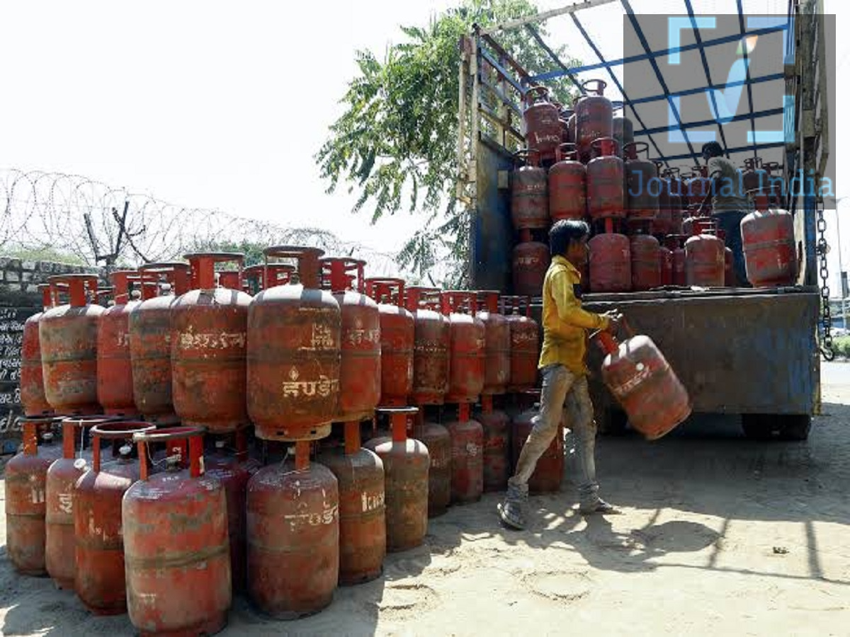 HPCL LPG Cylinder- HPCL को लगा LPG सिलेंडर पर भारी नुकसान, महंगे हो सकते हैं सिलेंडर दोस्तो गैस सिलेंडर आज हमारे घरों के लिए हम हिस्सा बन गया हैं, कच्चे तेल की बढ़ती कीमतें, पश्चिम एशिया में भू-राजनीतिक तनाव और परिवहन (ट्रांसपोर्टेशन) की बढ़ती लागत, तेल विपणन कंपनियों (ऑयल मार्केटिंग कंपनियों) पर दबाव डाल रही हैं। हिंदुस्तान पेट्रोलियम कॉर्पोरेशन लिमिटेड (HPCL) को हर घरेलू LPG सिलेंडर की बिक्री पर ₹245 का नुकसान हो रहा है।  यहाँ HPCL के नुकसान, इसके वित्तीय प्रदर्शन और घरेलू बजट पर पड़ने वाले संभावित असर के बारे में मुख्य जानकारी दी गई है। HPCL को LPG सिलेंडरों पर नुकसान क्यों हो रहा है? कच्चे तेल की बढ़ती कीमतों और अंतरराष्ट्रीय ऊर्जा बाजारों में उतार-चढ़ाव के कारण, LPG की खरीद और परिवहन से जुड़े खर्च बढ़ गए हैं। पश्चिम एशिया में जारी तनाव के बीच शिपिंग की लागत भी बढ़ गई है। घरेलू LPG सिलेंडर ऐसी कीमतों पर बेचे जा रहे हैं जो शायद कंपनियों की लागत को पूरी तरह से कवर नहीं कर पा रही हैं।  HPCL के प्रबंध निदेशक (मैनेजिंग डायरेक्टर) विकास कौशल के अनुसार, अगर मौजूदा हालात बने रहते हैं, तो नवंबर में प्रति सिलेंडर नुकसान ₹245 से बढ़कर ₹327 तक पहुँच सकता है। जुलाई-सितंबर तिमाही के दौरान कंपनी को अपने LPG कारोबार में लगभग ₹500 करोड़ का नुकसान हुआ है। क्या जल्द ही LPG सिलेंडर की कीमतें बढ़ेंगी? HPCL को हो रहे नुकसान का मतलब यह नहीं है कि घरेलू LPG सिलेंडर की कीमतें तुरंत बढ़ जाएंगी। खुदरा कीमतें अंतरराष्ट्रीय LPG कीमतों, सरकारी नीतियों, सब्सिडी और घरेलू ईंधन की कीमतों से जुड़े फैसलों पर निर्भर करती हैं। उपभोक्ताओं को निम्नलिखित बातों का ध्यान रखना चाहिए: - कीमतों में अपने आप बढ़ोतरी नहीं: किसी तेल कंपनी को नुकसान होने का मतलब यह नहीं है कि खुदरा कीमतों में तुरंत बढ़ोतरी हो जाएगी। - अंतरराष्ट्रीय बाजार का असर: कच्चे तेल और LPG की लगातार ऊंची कीमतें तेल कंपनियों पर वित्तीय बोझ बढ़ा सकती हैं। - परिवहन खर्च: शिपिंग और लॉजिस्टिक्स की बढ़ती लागत से और अधिक दबाव पड़ सकता है। - सरकारी फैसले: घरेलू LPG की कीमतों में कोई भी बदलाव, भविष्य में लिए जाने वाले मूल्य निर्धारण के फैसलों और लागू सरकारी नीतियों पर निर्भर करेगा। इसलिए, जब तक कोई आधिकारिक घोषणा नहीं हो जाती, तब तक कीमतों में संभावित बढ़ोतरी के बारे में कुछ भी निश्चित रूप से नहीं कहा जा सकता। HPCL ने दूसरी तिमाही (Q2) में ₹3,625 करोड़ का मुनाफा दर्ज किया अपने LPG कारोबार में नुकसान के बावजूद, HPCL ने दूसरी तिमाही में ₹3,625.22 करोड़ का शुद्ध मुनाफा (net profit) कमाया। हालांकि, पिछले साल की इसी तिमाही में दर्ज ₹3,859 करोड़ के मुनाफे की तुलना में कंपनी का मुनाफा कम हुआ है, जो कि सालाना आधार पर लगभग 6.1% की गिरावट है। इस बीच, HPCL के कामकाज से होने वाले राजस्व (revenue from operations) में काफी बढ़ोतरी हुई है। - शुद्ध मुनाफा: ₹3,625.22 करोड़ - पिछले साल की इसी तिमाही का मुनाफा: ₹3,859 करोड़ - कामकाज से राजस्व: ₹1,39,140 करोड़ - पिछले साल की इसी तिमाही में राजस्व: ₹1,10,323 करोड़ - सालाना राजस्व वृद्धि: लगभग 26.1% उपभोक्ताओं को क्या उम्मीद रखनी चाहिए?