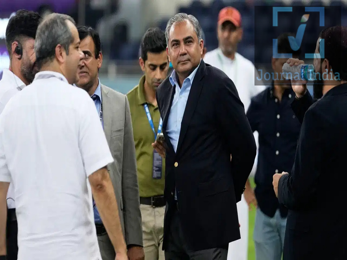 Sports News- पाकिस्तान टीम नहीं लेगी इस क्रिकेट वर्ल्ड कप में हिस्सा, जानिए इसकी वजह दोस्तो पाकिस्तान क्रिकेट फैंस के लिए बुरी खबर हैं, क्योंकि पाकिस्तान क्रिकेट बोर्ड (PCB) ने पाकिस्तान की 'ओवर-50' क्रिकेट टीम को 'इंटरनेशनल मास्टर्स क्रिकेट वर्ल्ड कप' में हिस्सा लेने की अनुमति देने से इनकार कर दिया है। यह टूर्नामेंट अगले साल जनवरी में भारत में आयोजित होने वाला है। PCB ने 'पाकिस्तान वेटरन्स क्रिकेट एसोसिएशन' (PVCA) को बता दिया है कि टीम को भारत जाने या इस प्रतियोगिता में हिस्सा लेने की अनुमति नहीं मिलेगी। PCB ने अनुमति क्यों नहीं दी? 'पाकिस्तान वेटरन्स क्रिकेट एसोसिएशन' के प्रमुख फवाद एजाज ने बुधवार को इस बात की पुष्टि की। उन्होंने बताया कि एसोसिएशन ने टूर्नामेंट के आयोजकों को पाकिस्तान के नाम वापस लेने के बारे में सूचित कर दिया है, ताकि वे कोई दूसरा इंतजाम कर सकें और अपनी तैयारियां जारी रख सकें। आयोजकों और भारतीय मेजबानों ने PVCA को भरोसा दिलाया था कि टूर्नामेंट के दौरान खिलाड़ियों को वीजा और पर्याप्त सुरक्षा मिलेगी। इस आश्वासन के बाद, एसोसिएशन ने इस इवेंट में हिस्सा लेने के लिए PCB, पाकिस्तान के विदेश मंत्रालय और गृह मंत्रालय से अनुमति मांगी थी। इस अनुरोध को खारिज कर दिया गया। एजाज ने बताया कि यह फैसला पाकिस्तान के गृह मंत्री मोहसिन नकवी ने लिया है, जो PCB के चेयरमैन भी हैं। पाकिस्तान के नाम वापस लेने से जुड़ी मुख्य बातें टूर्नामेंट: इंटरनेशनल मास्टर्स क्रिकेट वर्ल्ड कप, जो अगले साल जनवरी में भारत में होना है। टीम: पाकिस्तान की 'ओवर-50' क्रिकेट टीम। पिछली उपलब्धि: पाकिस्तान ने पिछले साल श्रीलंका में यह टूर्नामेंट जीता था। नाम वापस लेने का कारण: PCB ने टीम को भारत जाने की अनुमति देने से इनकार कर दिया। अन्य इंतजाम: आयोजकों को सूचित कर दिया गया है ताकि वे किसी दूसरी टीम का इंतजाम कर सकें। भारत-पाकिस्तान के बीच खेल संबंध अभी भी तनावपूर्ण हैं यह फैसला भारत और पाकिस्तान के बीच चल रहे राजनीतिक तनाव के बीच आया है, जिसका असर अक्सर दोनों पड़ोसी देशों के बीच खेल संबंधों पर पड़ता रहा है।  हाल ही में, 'पाकिस्तान हॉकी फेडरेशन' ने भी 'एशियन चैंपियंस ट्रॉफी' के लिए भारत आने से इनकार कर दिया था, जिसके चलते टूर्नामेंट में पाकिस्तान की जगह बांग्लादेश को शामिल किया गया। इसी तरह, दोनों देशों के बीच क्रिकेट संबंध भी सीमित रहे हैं। भारत और पाकिस्तान आमतौर पर ICC विश्व कप और एशिया कप जैसी बड़ी अंतरराष्ट्रीय प्रतियोगिताओं में एक-दूसरे के आमने-सामने आते हैं। ऐसे मुकाबले अक्सर दुबई या श्रीलंका जैसे तटस्थ स्थानों पर खेले जाते हैं।