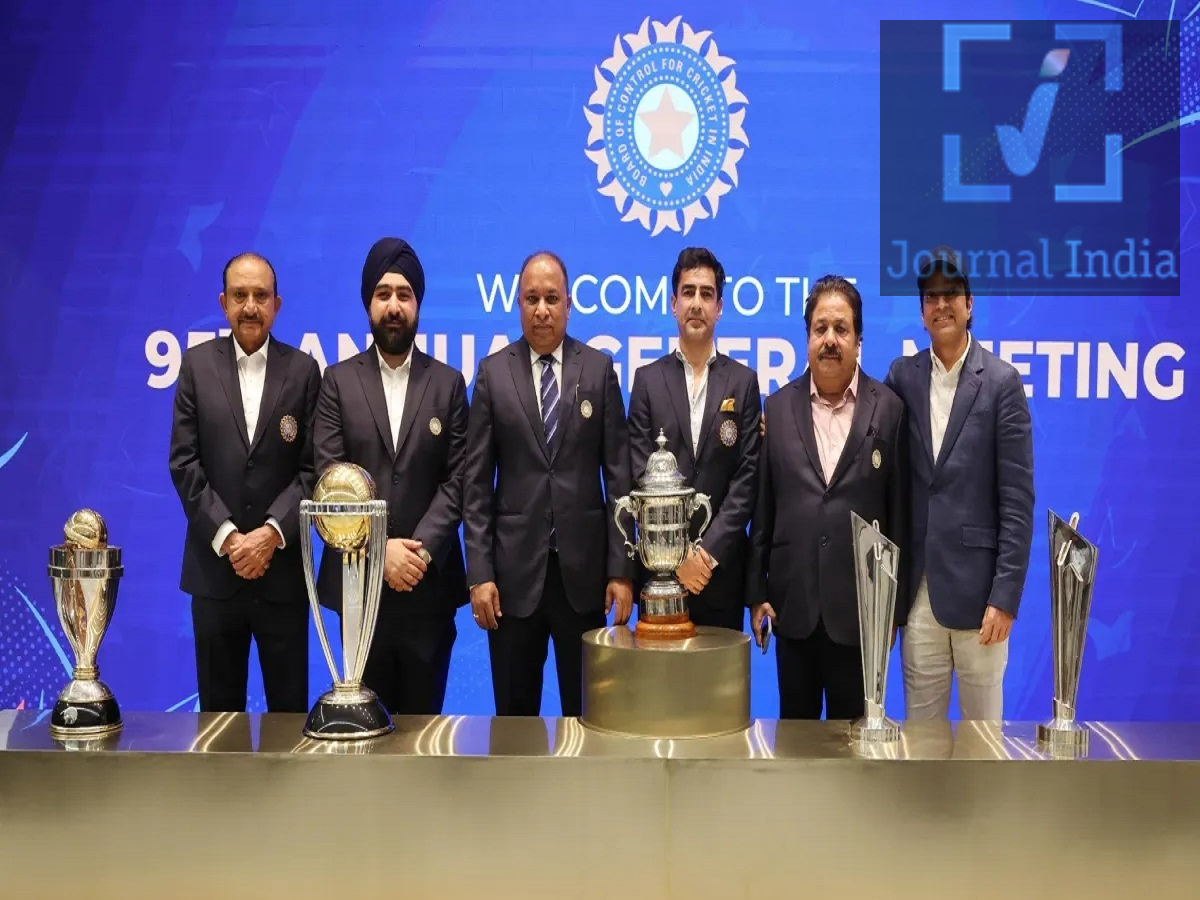 BCCI AGM- मीटिंग में लिया गया अहम फैसला, अंपायरों की बढ़ेगी सैलरी हर साल की तरह इस साल भी भारतीय क्रिकेट कंट्रोल बोर्ड (BCCI) की सालाना आम बैठक (AGM) का आयोजन हुआ, जिसमें इंडियन प्रीमियर लीग (IPL), घरेलू क्रिकेट, फाइनेंस और क्रिकेट एडमिनिस्ट्रेशन से जुड़े कई अहम फैसले लिए हैं। इसमें अरुण सिंह धूमल और एम. खैरुल जमाल मजूमदार को IPL गवर्निंग काउंसिल के लिए फिर से चुना गया। AGM में घरेलू मैच अधिकारियों के लिए बदलावों को मंज़ूरी दी गई, इंटरनल पॉलिसीज़ को मज़बूत किया गया और दो बड़े माइलस्टोन&mdash;2027 में IPL का 20वां एडिशन और 2028 में BCCI के शताब्दी समारोह&mdash;की तैयारियों पर चर्चा की गई। अरुण धूमल और खैरुल जमाल मजूमदार फिर से चुने गए AGM के दौरान अरुण सिंह धूमल और एम. खैरुल जमाल मजूमदार को IPL गवर्निंग काउंसिल के लिए फिर से चुना गया। इन दो पदों के लिए किसी और कैंडिडेट ने नॉमिनेशन नहीं भरा। अरुण धूमल IPL चेयरमैन के तौर पर दूसरा कार्यकाल चाह रहे हैं। एम. खैरुल जमाल मजूमदार इंडियन क्रिकेटर्स एसोसिएशन (ICA) का प्रतिनिधित्व करते हैं। BCCI के इलेक्टोरल ऑफिसर ए.के. जोती ने वैलिड नॉमिनेशन की फाइनल लिस्ट को वेरिफाई और कन्फर्म किया। उनके निर्विरोध फिर से चुने जाने से IPL के एडमिनिस्ट्रेशन में निरंतरता बनी रहेगी। घरेलू अधिकारियों के लिए नया पेमेंट और ग्रेडिंग सिस्टम BCCI की जनरल बॉडी ने घरेलू अंपायरों और मैच रेफरी के पेमेंट स्ट्रक्चर में बदलाव को सर्वसम्मति से मंज़ूरी दी। इन अधिकारियों के लिए एक नया ग्रेडिंग सिस्टम भी शुरू किया जाएगा। इस कदम का मकसद घरेलू मैच अधिकारियों और उनके पेमेंट के लिए एक ज़्यादा व्यवस्थित सिस्टम बनाना है। BCCI ने फाइनेंशियल प्रस्तावों को मंज़ूरी दी AGM में कई अहम फाइनेंशियल और एडमिनिस्ट्रेटिव मामलों को मंज़ूरी दी गई। BCCI ने:  2025-26 फाइनेंशियल ईयर के ऑडिटेड अकाउंट्स को स्वीकार किया। 2026-27 के लिए सालाना बजट को मंज़ूरी दी। आने वाले फाइनेंशियल साइकिल के लिए ऑडिटर की नियुक्ति को मंज़ूरी दी। IPL 2027 टूर्नामेंट का 20वां एडिशन होगा BCCI ने 2027 में IPL के 20वें एडिशन को खास और भव्य स्तर पर मनाने का फैसला किया है। बोर्ड की योजना है कि तैयारियां काफी पहले शुरू कर दी जाएं ताकि टूर्नामेंट के दो दशक के माइलस्टोन को खास समारोहों और पहलों के ज़रिए मनाया जा सके। BCCI के 100 साल पूरे होने का जश्न 2027 में शुरू होगा AGM में एक और अहम बात पर चर्चा हुई, और वह थी 2028 में BCCI के 100 साल पूरे होने का जश्न। बोर्ड ने तय किया है कि 100 साल पूरे होने का जश्न सिर्फ़ एक इवेंट तक सीमित नहीं रहेगा। इसके बजाय, इसे पूरे साल चलने वाले जश्न के तौर पर मनाया जाएगा। BCCI के मुताबिक, यह जश्न: दिसंबर 2027 में शुरू होगा। पूरे 2028 तक चलेगा। भारतीय क्रिकेट के इतिहास और सफ़र को दिखाएगा। खेल में भारत की कामयाबियों का जश्न मनाएगा। ग्लोबल खेल में भारतीय क्रिकेट के योगदान को पहचानेगा। नई POSH इंटरनल कमिटी BCCI ने अपनी 'यौन उत्पीड़न की रोकथाम' (POSH) पॉलिसी के तहत एक नई इंटरनल कमिटी भी बनाई। इस कमिटी का मकसद ऑर्गनाइज़ेशन के शिकायत निवारण सिस्टम को मज़बूत करना और काम करने के लिए सुरक्षित और सही माहौल को बढ़ावा देना है। अपडेटेड उम्र की पुष्टि करने वाली पॉलिसी को मंज़ूरी जनरल बॉडी ने BCCI की अपडेटेड 'उम्र की पुष्टि करने वाली पॉलिसी' को आधिकारिक तौर पर लागू करने की मंज़ूरी भी दी।  उम्र की पुष्टि करना खास तौर पर एज-ग्रुप क्रिकेट में ज़रूरी है, जहाँ सही डॉक्यूमेंटेशन और पुष्टि से पारदर्शिता बढ़ाने और उम्र से जुड़ी धोखाधड़ी की चिंताओं को दूर करने में मदद मिल सकती है। दिव्यांग क्रिकेटरों पर ध्यान AGM के दौरान दिव्यांग क्रिकेटरों के विकास पर भी चर्चा हुई। BCCI ने राज्य क्रिकेट संघों के साथ मिलकर काम करने की ज़रूरत पर ज़ोर दिया ताकि: दिव्यांग क्रिकेटरों के लिए सुविधाओं को बेहतर बनाया जा सके। सपोर्टिंग इंफ्रास्ट्रक्चर को मज़बूत किया जा सके। ज़रूरी संसाधन उपलब्ध कराए जा सकें। खिलाड़ियों के विकास और क्रिकेट में हिस्सा लेने के लिए बेहतर मौके बनाए जा सकें। BCCI की AGM में कौन-कौन शामिल हुआ? मीटिंग में कई जाने-माने क्रिकेट एडमिनिस्ट्रेटर और राज्य संघों के प्रतिनिधि शामिल हुए। BCCI प्रेसिडेंट मिथुन मन्हास BCCI वाइस-प्रेसिडेंट राजीव शुक्ला BCCI सेक्रेटरी देवजीत सैकिया पूर्व BCCI प्रेसिडेंट सौरव गांगुली सौरभ तिवारी जयदेव शाह रोहन जेटली अभिषेक डालमिया सौरव गांगुली ने क्रिकेट एसोसिएशन ऑफ़ बंगाल (CAB) का प्रतिनिधित्व किया, जबकि भारत के पूर्व तेज़ गेंदबाज़ वेंकटेश प्रसाद ने कर्नाटक राज्य क्रिकेट एसोसिएशन (KSCA) का प्रतिनिधित्व किया।