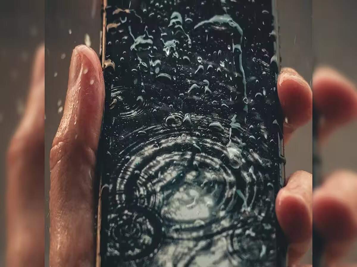 Smartphone Tips: If water gets into your phone, avoid doing these things at all costs.