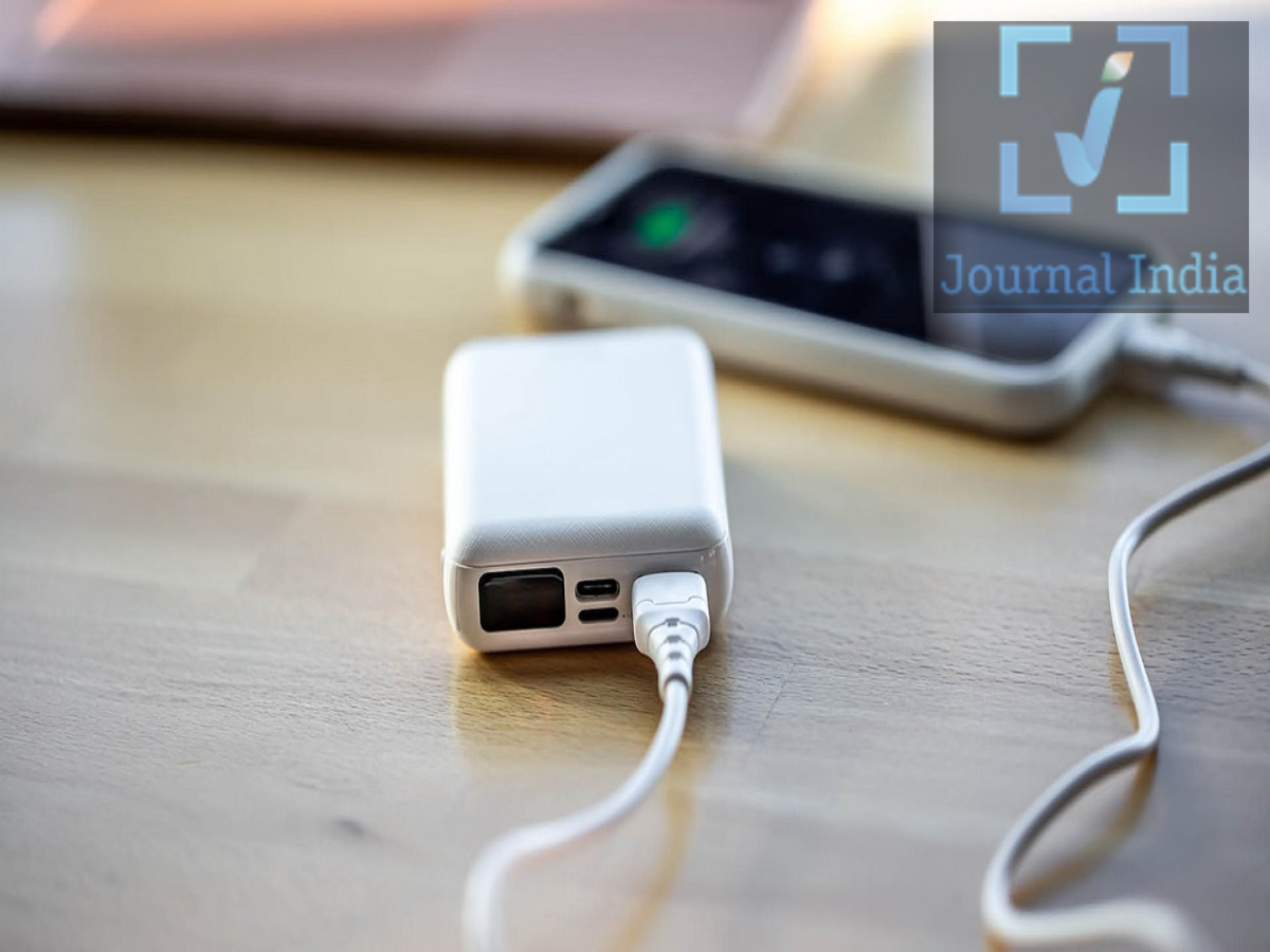 Power Bank Safety: गलतियां जिनकी वजह से फट सकता हैं पावर बैंक, ऐसे करें इस्तेमाल दोस्तो आज के अधुनिक युग में स्मार्टफोन हमारे जीवन का अहम हिस्सा बन गए हैं, जो हर प्रकार का काम करते हैं, ऐसे में इनको चार्ज रखना बहुत ही जरूरी हैं, इनको चलाने के चार्ज रखना बहुत ही जरूरी हैं, ऐसे में पॉवर बैंक बहुत ही जरूरी हैं, यात्रा के दौरान, ऑफिस में या ऐसी जगह जहां फोन चार्ज करने की सुविधा आसानी से उपलब्ध नहीं होती, पावर बैंक काफी काम आता है। ज्यादातर पावर बैंक में Lithium-ion या Lithium-polymer battery का इस्तेमाल होता है। ऐसे में गलत तरीके से इस्तेमाल, ज्यादा गर्मी, खराब केबल या घटिया क्वालिटी की बैटरी के कारण ओवरहीटिंग और बैटरी खराब होने का खतरा बढ़ सकता है। इसका इस्तेमाल करते समय इन बातों का रखें ध्यान-  1. सिर्फ सस्ता देखकर Power Bank न खरीदें पावर बैंक खरीदते समय केवल उसकी कीमत को आधार न बनाएं। बहुत सस्ते या अनजान ब्रांड के पावर बैंक में बैटरी और सुरक्षा सर्किट की गुणवत्ता खराब हो सकती है। खरीदारी से पहले इन चीजों को जरूर जांचें: भरोसेमंद ब्रांड और विक्रेता से खरीदें। Battery Capacity और Output Specifications देखें। Overcharge, Overheat और Short-Circuit Protection जैसी सुविधाएं जांचें। पैकेजिंग और प्रोडक्ट पर दी गई जानकारी ध्यान से पढ़ें। केवल कम कीमत के बजाय गुणवत्ता और सुरक्षा को प्राथमिकता दें। 2. Power Bank को ज्यादा गर्म होने से बचाएं पावर बैंक को लंबे समय तक सीधी धूप या बहुत गर्म जगह पर रखने से बचें। खासकर गर्मियों में बंद कार के अंदर तापमान काफी बढ़ सकता है, जिससे बैटरी पर अतिरिक्त दबाव पड़ सकता है। इसे इन जगहों पर रखने से बचें: कार के डैशबोर्ड पर खिड़की के पास सीधी धूप में गर्म जगह या हीट सोर्स के पास लंबे समय तक बंद वाहन के अंदर अगर इस्तेमाल या चार्जिंग के दौरान पावर बैंक असामान्य रूप से गर्म हो जाए, तो उसे तुरंत डिस्कनेक्ट करें और ठंडा होने दें। 3. Charging के दौरान जरूरत से ज्यादा लोड न डालें कुछ लोग पावर बैंक को खुद चार्ज करते हुए उसी समय उससे स्मार्टफोन भी चार्ज करते हैं। इसे Pass-Through Charging कहा जाता है। लेकिन यह सुविधा हर पावर बैंक में उपलब्ध नहीं होती। अगर निर्माता ने इस सुविधा को सपोर्ट नहीं किया है, तो पावर बैंक को एक साथ चार्ज और डिस्चार्ज करने से बचें। साथ ही, फोन को पावर बैंक से चार्ज करते समय लंबे समय तक हाई-ग्राफिक्स गेमिंग या अन्य भारी काम करने से भी बचना बेहतर है, क्योंकि इससे गर्मी बढ़ सकती है। 4. गलत Charger और खराब Cable का इस्तेमाल न करें पावर बैंक को चार्ज करने के लिए निर्माता द्वारा बताए गए या उसके Specifications के अनुसार Charger और Cable का इस्तेमाल करें। केवल ज्यादा Watt वाला Charger इस्तेमाल करना हमेशा बेहतर या तेज चार्जिंग की गारंटी नहीं देता। केबल को भी समय-समय पर जांचते रहें। अगर: वायर कट गया है, Connector ढीला है, Cable असामान्य रूप से गर्म हो रही है, Connector पर नुकसान दिखाई दे रहा है, तो उसे इस्तेमाल न करें। 5. Battery फूलने पर तुरंत इस्तेमाल बंद करें अगर पावर बैंक की बॉडी फूलने लगे, उसमें दरार दिखाई दे, अजीब गंध आए या वह सामान्य से ज्यादा गर्म होने लगे, तो इसे नजरअंदाज न करें। ऐसी स्थिति में: पावर बैंक को चार्ज न करें। इससे फोन चार्ज न करें। इसे खोलकर खुद ठीक करने की कोशिश न करें। इसे दबाएं या पंचर करने की कोशिश बिल्कुल न करें। सुरक्षित तरीके से E-Waste या Battery Recycling केंद्र पर जमा करें। खास तौर पर फूली हुई Lithium Battery को खुद खोलना या रिपेयर करना खतरनाक हो सकता है। 6. Power Bank को रातभर Charging पर छोड़ने से बचें आजकल कई पावर बैंक में Overcharge Protection जैसी सुरक्षा सुविधाएं होती हैं, लेकिन फिर भी किसी इलेक्ट्रॉनिक डिवाइस को अनावश्यक रूप से लंबे समय तक चार्जिंग पर छोड़ना अच्छी आदत नहीं है। पावर बैंक को चार्ज करते समय निर्माता के निर्देशों का पालन करें और चार्जिंग पूरी होने के बाद उसे डिस्कनेक्ट कर दें। 7. Power Bank को सुरक्षित जगह पर रखें पावर बैंक को बैग में रखते समय उसे चाबियों, सिक्कों या अन्य धातु की वस्तुओं के साथ खुला न रखें। इनके संपर्क से Charging Port या अन्य हिस्सों में Short Circuit का खतरा पैदा हो सकता है। इसे ऐसी जगह रखें जहां उस पर भारी सामान का दबाव न पड़े और बैटरी को नुकसान न पहुंचे।