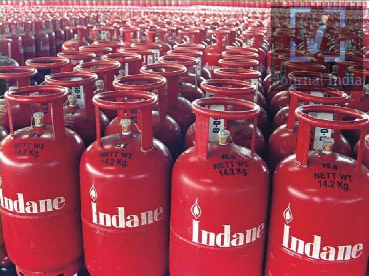 LPG Cylinder Price- क्या गैस सिलेंडर की कीमतों में हुआ हैं कोई बदलाव, जानिए पूरी डिटेल्स दोस्तो अक्टूबर की शुरुआत ही जेब ढीली करने से हुई हैं, क्योंकिं तेल कंपनियों ने LPG सिलेंडर की नई कीमतें जारी कर दी हैं। 3 अक्टूबर को LPG की कीमतें 2 अक्टूबर के मुकाबले स्थिर बनी हुई हैं। महीने की शुरुआत में 19 किलोग्राम वाले कमर्शियल LPG सिलेंडर की कीमत में बढ़ोतरी की गई थी। वहीं, घरों में इस्तेमाल होने वाले 14.2 किलोग्राम के घरेलू LPG सिलेंडर की कीमत में कोई बदलाव नहीं किया गया है। दिल्ली में LPG सिलेंडर की कीमत दिल्ली में 19 किलोग्राम के कमर्शियल LPG सिलेंडर की कीमत में ₹62.50 की बढ़ोतरी हुई है। अब यह सिलेंडर ₹2,810 में मिल रहा है, जबकि सितंबर में इसकी कीमत ₹2,747.50 थी। वहीं, दिल्ली में 14.2 किलोग्राम के घरेलू LPG सिलेंडर की कीमत ₹942 बनी हुई है। मुंबई, कोलकाता और चेन्नई में क्या है कीमत? प्रमुख शहरों में कमर्शियल LPG सिलेंडर की कीमत इस प्रकार है: मुंबई: ₹2,764.50 प्रति 19 किलो सिलेंडर  कोलकाता: ₹2,954 प्रति 19 किलो सिलेंडर  चेन्नई: ₹2,983 प्रति 19 किलो सिलेंडर  बेंगलुरु: ₹2,898 प्रति 19 किलो सिलेंडर  लखनऊ: ₹2,932.50 प्रति 19 किलो सिलेंडर  पटना: ₹3,100.50 प्रति 19 किलो सिलेंडर  घरेलू LPG सिलेंडर की बात करें तो: मुंबई: ₹941.50  कोलकाता: ₹968  चेन्नई: ₹957.50  प्रमुख शहरों में LPG की मौजूदा कीमतें दिल्ली: घरेलू ₹942 | कमर्शियल ₹2,810  मुंबई: घरेलू ₹941.50 | कमर्शियल ₹2,764.50  कोलकाता: घरेलू ₹968 | कमर्शियल ₹2,954  बेंगलुरु: घरेलू ₹944.50 | कमर्शियल ₹2,898  हैदराबाद: घरेलू ₹994 | कमर्शियल ₹3,058.50  चेन्नई: घरेलू ₹957.50 | कमर्शियल ₹2,983  कटक: घरेलू ₹968 | कमर्शियल ₹2,947.50  कोयंबटूर: घरेलू ₹959 | कमर्शियल ₹3,002.50  रांची: घरेलू ₹1,010.50 | कमर्शियल ₹2,988  हर महीने की शुरुआत में होती है कीमतों की समीक्षा तेल कंपनियां आमतौर पर हर महीने की 1 तारीख को LPG सिलेंडर की कीमतों की समीक्षा करती हैं। अक्टूबर की शुरुआत में भी कमर्शियल LPG सिलेंडर के दाम बढ़ाए गए हैं, जबकि घरेलू LPG सिलेंडर की कीमत को फिलहाल स्थिर रखा गया है। इसका सीधा असर होटल, रेस्टोरेंट, ढाबे और अन्य व्यावसायिक प्रतिष्ठानों पर पड़ सकता है, क्योंकि वहां मुख्य रूप से 19 किलो के कमर्शियल सिलेंडर का इस्तेमाल किया जाता है।