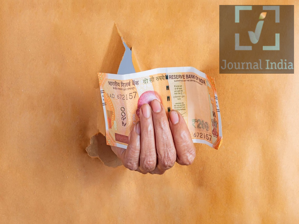 RBI Rules- क्या 500 के नोट के दो टुकड़े हो गए हैं, जानिए इसको कैसे बदलें दोस्तो मेहनत से कमाएं हुए पैसे बहुत ही प्यारे होते हैं, ऐसे में अगर आपका 500 नोट फट जाएं, तो बहुत ही दुख होता हैं, लेकिन आपको घबराने की जरूरत नहीं हैं, खराब नोट का मतलब यह नहीं है कि आपके पैसे बेकार हो गए हैं। रिज़र्व बैंक ऑफ़ इंडिया (RBI) के पास गंदे, कटे-फटे और खराब नोटों को बदलने के लिए खास नियम हैं। आइए जानते हैं इसके बारे में-  खराब ₹500 के नोट के बदले आपको कितने पैसे मिलेंगे? 80% या उससे ज़्यादा: आपको ₹500 की पूरी कीमत मिल सकती है। 40% से 80% से कम: आपको आधी कीमत, यानी ₹250 मिल सकते हैं। 40% से कम: हो सकता है कि नोट किसी रिफंड के लिए योग्य न हो और लागू नियमों के तहत उसकी कोई एक्सचेंज वैल्यू न मानी जाए। क्या दो टुकड़ों में फटे ₹500 के नोट को बदला जा सकता है? हाँ, फटा या खराब हुआ ₹500 का नोट बदलने के लिए योग्य हो सकता है। रिफंड की रकम तय करने से पहले बैंक नोट की हालत और उसके बचे हुए हिस्से की जाँच करेगा। अगर नोट दो टुकड़ों में अलग हो गया है, तो बैंक जाते समय सभी टुकड़ों को साथ रखें। इससे बैंक को नोट की ठीक से जाँच करने में मदद मिल सकती है। आपको बैंक में खाता होने की ज़रूरत नहीं है नोट बदलने की सुविधा का इस्तेमाल करने के लिए आम तौर पर किसी खास बैंक में खाताधारक होने की ज़रूरत नहीं होती। आप ऐसी बैंक शाखा में जा सकते हैं जो एक्सचेंज की सुविधा देती हो और जाँच के लिए खराब नोट जमा कर सकते हैं। बैंक एक्सचेंज फ़ीस नहीं ले सकते RBI के नियमों के तहत सही स्थिति वाले गंदे या कटे-फटे नोटों को बदलने पर कोई सर्विस चार्ज नहीं लगना चाहिए। इसलिए, अगर कोई बैंक कर्मचारी आम तौर पर बदले जाने वाले नोट के लिए अतिरिक्त फ़ीस मांगता है, तो ग्राहकों को सावधान रहना चाहिए।  अगर सीरियल नंबर दिख रहे हों तो क्या होगा? अगर नोट के टुकड़ों पर सीरियल नंबर जैसी ज़रूरी पहचान वाली चीज़ें साफ़ दिख रही हैं, तो बैंक नोट की जाँच आसानी से कर सकता है। हालाँकि, अंतिम फ़ैसला RBI के लागू नियमों और नोट की हालत पर निर्भर करता है। इन बातों का ध्यान रखें फटे हुए ₹500 के नोट को तुरंत न फेंकें। खराब नोट के सभी टुकड़ों को सुरक्षित रखें। नोट की जांच के लिए उसे बैंक की शाखा में ले जाएं। रिफंड इस बात पर निर्भर करता है कि नोट का बचा हुआ हिस्सा किस हालत में है और उसका आकार क्या है। इस एक्सचेंज सुविधा के लिए कोई अतिरिक्त सर्विस चार्ज नहीं लिया जाता है। अगर कोई विवाद या मनाही होती है, तो बैंक से RBI की लागू प्रक्रिया के बारे में जानकारी मांगें।