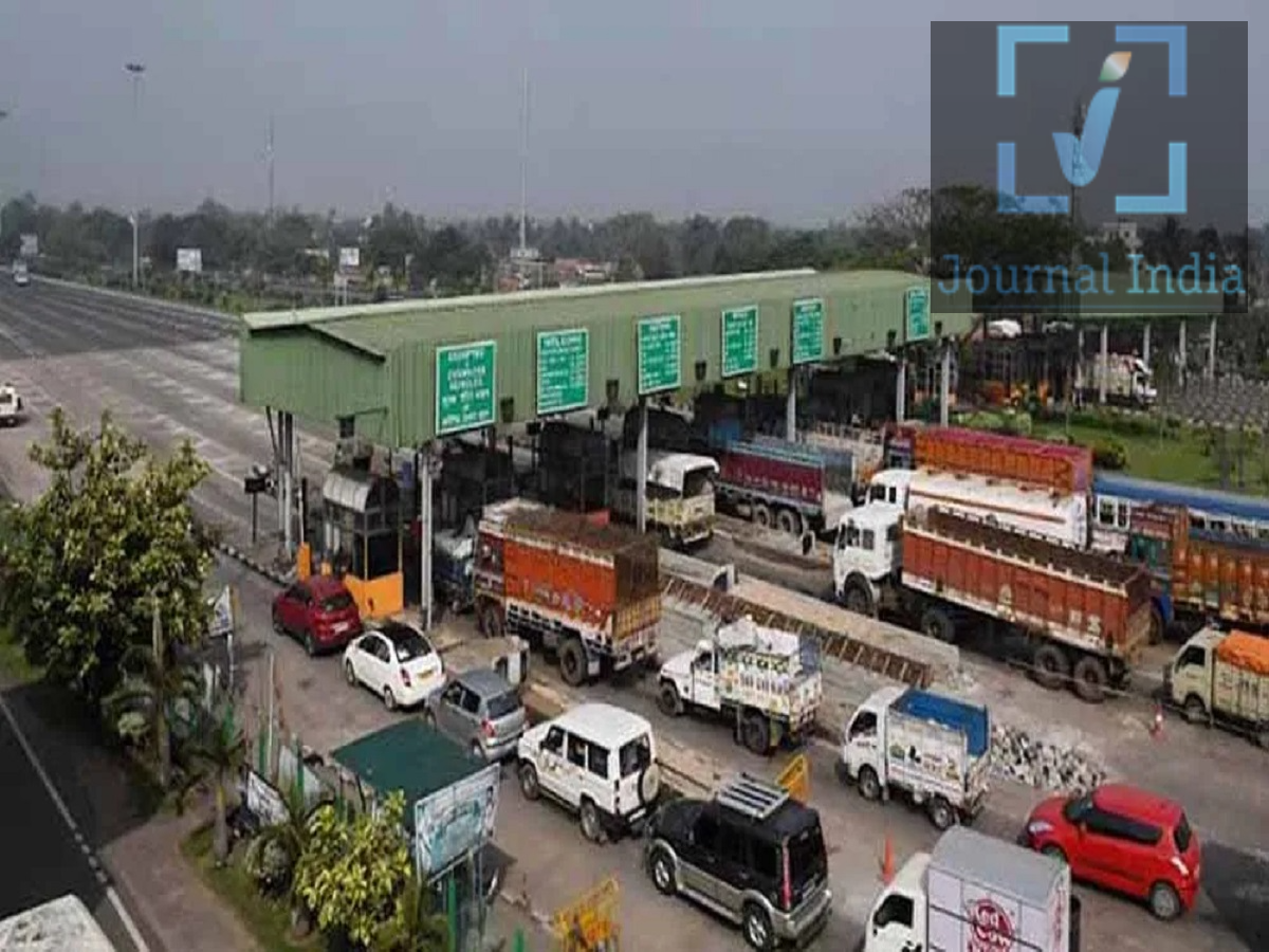 Toll Plaza Rules- टोल प्लाजा पर भूलकर भी न करें ये गलती, दोगुना कट जाएगा चालान दोस्तो नेशनल हाईवे के सफर को आरामदायक बनाने के लिए FASTag आधारित इलेक्ट्रॉनिक टोल कलेक्शन सिस्टम लागू है। इससे टोल प्लाजा पर लंबी कतारों और नकद भुगतान की परेशानी कम हुई है। FASTag लेन का इस्तेमाल करते समय वाहन चालकों को लेन के नियमों का विशेष ध्यान रखना जरूरी है। जल्दबाजी या लापरवाही में अगर कोई कार चालक गलत FASTag लेन में चला जाता है, तो उसे आर्थिक नुकसान उठाना पड़ सकता है। आइए जानते हैं इन नियमों के बारे में-  गलत FASTag लेन में जाने पर क्या होगा? नेशनल हाईवे अथॉरिटी ऑफ इंडिया (NHAI) के टोल प्लाजा पर वाहन की श्रेणी और आकार की पहचान करने के लिए सेंसर और कैमरों का इस्तेमाल किया जाता है। अगर कोई वाहन निर्धारित श्रेणी की लेन में नहीं जाता है, तो सिस्टम उसे पहचान सकता है। इसके अलावा, लेन में अनुशासन तोड़ने या खतरनाक तरीके से वाहन चलाने पर संबंधित वाहन चालक के खिलाफ ई-चालान या अन्य कानूनी कार्रवाई भी हो सकती है। किन गलतियों से लग सकता है डबल टोल? गलत लेन में जाना: यात्री कार को ट्रक या भारी कमर्शियल वाहनों के लिए निर्धारित लेन में न ले जाएं। FASTag में पर्याप्त बैलेंस न होना: कम बैलेंस होने पर FASTag स्कैन में परेशानी आ सकती है और टोल भुगतान प्रभावित हो सकता है। FASTag सही जगह न लगाना: FASTag को हाथ में लेकर चलने के बजाय वाहन की फ्रंट विंडशील्ड पर निर्धारित स्थान पर चिपकाना चाहिए। FASTag का ठीक से स्कैन न होना: खराब या गलत तरीके से लगाए गए टैग के कारण सेंसर उसे पढ़ नहीं पाता। KYC से जुड़ी समस्या: अधूरी KYC या वाहन से FASTag का सही तरीके से लिंक न होना भी परेशानी पैदा कर सकता है। FASTag ब्लॉक होना: अगर टैग निष्क्रिय या ब्लॉक है, तो टोल प्लाजा पर भुगतान में दिक्कत हो सकती है। टोल प्लाजा पर पहुंचने से पहले इन बातों का रखें ध्यान टोल प्लाजा से करीब 100&ndash;200 मीटर पहले लगे साइनबोर्ड और इलेक्ट्रॉनिक डिस्प्ले ध्यान से देखें। अपने वाहन की श्रेणी के अनुसार सही लेन का चुनाव करें। हाईवे पर निकलने से पहले FASTag में पर्याप्त बैलेंस सुनिश्चित करें। FASTag को वाहन की फ्रंट विंडशील्ड के अंदर निर्धारित स्थान पर सही तरीके से चिपकाएं। FASTag को हाथ में लेकर टोल प्लाजा पार करने की कोशिश न करें। अपने FASTag की KYC और वाहन नंबर से लिंकिंग की स्थिति समय-समय पर जांचते रहें। टोल प्लाजा पर अचानक लेन बदलने या गलत दिशा में वाहन चलाने से बचें।