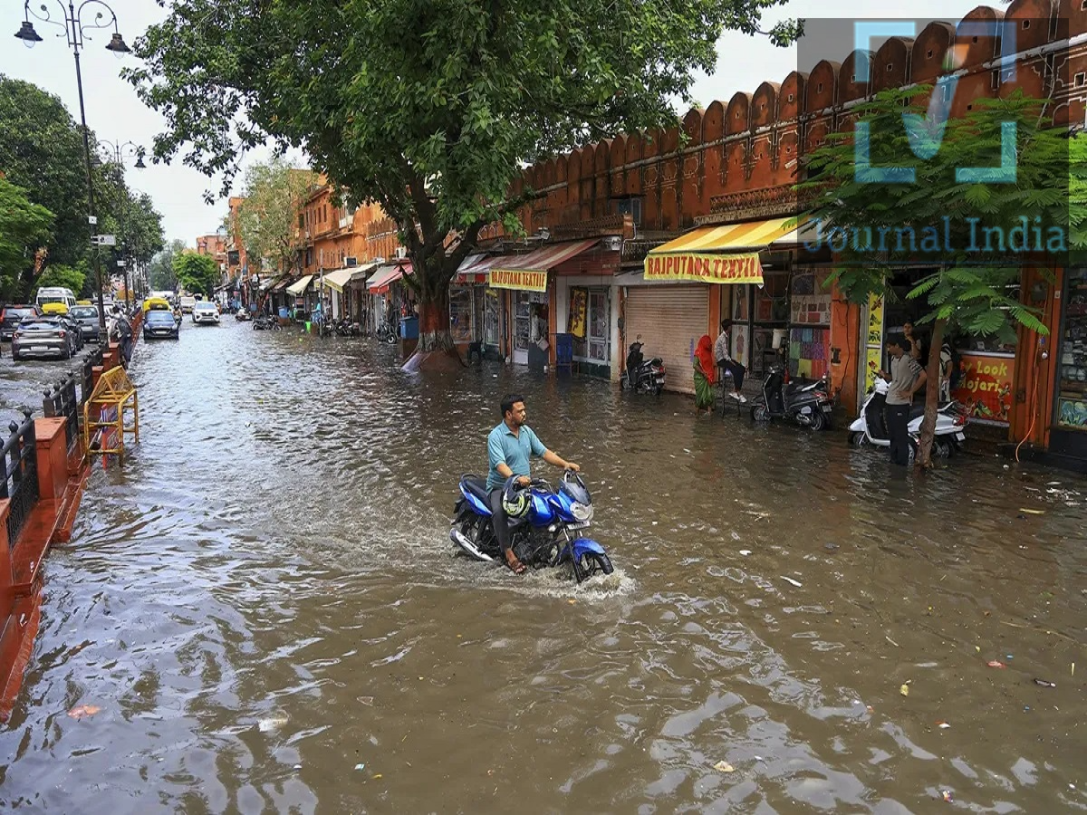 Weather Update- राजस्थान के पूर्वी हिस्से में हो सकती हैं बारिश, जानिए आपके शहर का हाल दोस्तो राजस्थान में मानसून ने लगभग विदाई ले ली हैं, लेकिन बात करें मौसम विभाग की तो पूर्वी राजस्थान के कुछ हिस्सों में हल्की बारिश, गरज-चमक और तेज हवाओं की संभावना है, जबकि पश्चिमी राजस्थान में मौसम मुख्य रूप से शुष्क रहने का अनुमान है। लेकिन आज प्रदेश के किसी भी जिले में कोई मौसम चेतावनी जारी नहीं की गई है। पूर्वी राजस्थान में बारिश के आसार मौसम विभाग के अनुसार, 26 सितंबर से अगले 2-3 दिनों के दौरान पूर्वी राजस्थान में कुछ स्थानों पर हल्की बारिश के साथ गरज-चमक और आकाशीय बिजली की स्थिति बन सकती है। इस दौरान 30 से 40 किलोमीटर प्रति घंटे की रफ्तार से तेज हवाएं चलने की भी संभावना है। 26 सितंबर को विशेष रूप से जयपुर, कोटा और भरतपुर संभाग में कुछ स्थानों पर बारिश हो सकती है। हालांकि, बारिश पूरे संभाग में नहीं होगी, बल्कि अलग-अलग स्थानों तक सीमित रहने की संभावना है। जयपुर में कैसा रहेगा मौसम? जयपुर और आसपास के कुछ इलाकों में बादल छाए रहने तथा हल्की बारिश होने की संभावना है। कुछ स्थानों पर गरज-चमक के साथ तेज हवाएं भी चल सकती हैं। इसके बावजूद जयपुर समेत किसी भी जिले के लिए कोई मौसम चेतावनी जारी नहीं की गई है। कोटा और भरतपुर में भी बारिश संभव कोटा संभाग में भी 26 सितंबर को कुछ स्थानों पर हल्की बारिश के आसार हैं। वहीं, भरतपुर संभाग में भी छिटपुट बारिश हो सकती है। स्थानीय मौसम परिस्थितियों के कारण कुछ इलाकों में अचानक मौसम बदलने की संभावना बनी रहेगी। पश्चिमी राजस्थान में मौसम रहेगा शुष्क राजस्थान के पश्चिमी हिस्सों में 26 सितंबर को बारिश की संभावना नहीं है। जोधपुर, बाड़मेर, जैसलमेर, बीकानेर, नागौर, पाली और श्रीगंगानगर समेत कई इलाकों में मौसम मुख्य रूप से शुष्क रहने का अनुमान है। पश्चिमी राजस्थान के अधिकांश हिस्सों में अधिकतम तापमान अभी भी सामान्य से ऊपर बना हुआ है। कई क्षेत्रों में तापमान 40 डिग्री सेल्सियस से अधिक दर्ज किया जा रहा है। हालांकि, मौसम विभाग के अनुसार अगले 48 घंटों के बाद अधिकतम तापमान में 2 से 3 डिग्री सेल्सियस की गिरावट हो सकती है, जिससे गर्मी से कुछ राहत मिलने की उम्मीद है। 26 सितंबर को किसी जिले के लिए चेतावनी नहीं मौसम विभाग के अनुसार 26 सितंबर को राजस्थान के किसी भी जिले के लिए कोई गंभीर मौसम चेतावनी जारी नहीं की गई है। मौसम चेतावनी मानचित्र में सभी जिलों को 'No Warning' श्रेणी में रखा गया है। इसका मतलब यह है कि पूर्वी राजस्थान में बारिश, गरज-चमक और तेज हवाओं की संभावना होने के बावजूद फिलहाल किसी जिले के लिए गंभीर मौसम का अलर्ट जारी नहीं किया गया है।