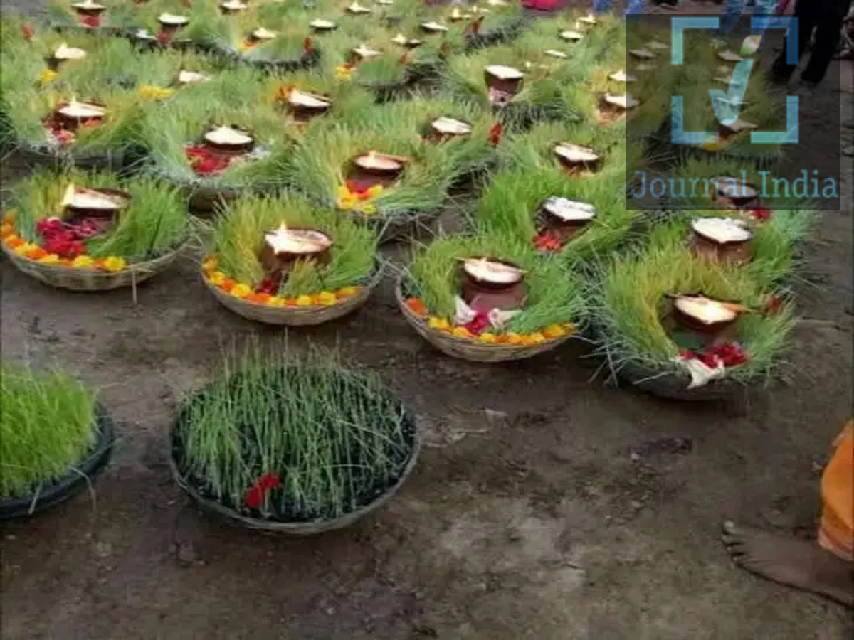 Navratri Special 2026: घटस्थापना पर जौ क्यो बोए जाते हैं, आइए जानें दोस्तो 11 अक्टूबर से देश मे नवरात्रि की स्थापना हो रही हैं, इस दौरान भक्त माता रानी को खुश करने के लिए विभिन्न पूजा करते हैं, ऐसे में नवरात्रि के पहले दिन घटस्थापना के साथ जौ बोने की परंपरा सदियों पुरानी है। घरों और मंदिरों में मिट्टी से भरे पात्र में जौ के बीज बोए जाते हैं और नौ दिनों तक उनकी बढ़ती हरियाली को देखा जाता है। आइए जानते हैं इसका कारण  मिट्टी के पात्र में ही क्यों बोए जाते हैं जौ? घटस्थापना के समय चौड़े मिट्टी के पात्र में मिट्टी भरकर उसमें जौ के बीज बोए जाते हैं। धार्मिक परंपरा में मिट्टी को पृथ्वी तत्व का प्रतीक माना गया है। इसी मिट्टी से बीज अंकुरित होकर पौधे का रूप लेते हैं, इसलिए जौ का उगना प्रकृति और जीवन के विकास से जोड़ा जाता है। इसके बाद पात्र के बीच में कलश स्थापित किया जाता है। मिट्टी, बीज, जल और कलश का यह संयोजन प्रकृति, जीवन और देवी शक्ति के प्रति श्रद्धा का प्रतीक माना जाता है। जौ को माना जाता है जीवन और विकास का प्रतीक धार्मिक मान्यताओं के अनुसार जौ को सृष्टि के प्रारंभिक अनाजों में से एक माना गया है। इसी कारण नवरात्रि में इसके बीज बोने की परंपरा को जीवन के विकास और सकारात्मक वृद्धि से जोड़ा जाता है। नौ दिनों में जौ के अंकुर धीरे-धीरे बढ़ते हैं। इनकी हरियाली घर में सुख, शांति, समृद्धि और उन्नति की कामना का प्रतीक होती है। अनाज और समृद्धि से जुड़ी है यह परंपरा प्राचीन समय से ही जौ महत्वपूर्ण अनाजों में शामिल रहा है। खेती और फसल भारतीय जीवन एवं संस्कृति का महत्वपूर्ण हिस्सा रही है। ऐसे में घटस्थापना के दौरान जौ बोने की परंपरा को अच्छी फसल, पर्याप्त अन्न और समृद्धि की कामना से भी जोड़ा जाता है। यह परंपरा देवी की आराधना के साथ-साथ प्रकृति, कृषि और अन्न के प्रति कृतज्ञता व्यक्त करने का माध्यम भी मानी जाती है। घटस्थापना में सप्तधान्य का भी उल्लेख कुछ पारंपरिक विधियों में घटस्थापना के दौरान सप्तधान्य, यानी सात प्रकार के अनाजों का उल्लेख मिलता है। इनमें सामान्यतः जौ, तिल, धान, मूंग, कंगनी, चना और गेहूं शामिल माने जाते हैं। इससे स्पष्ट होता है कि घटस्थापना में अनाजों का प्रयोग केवल एक धार्मिक रस्म तक सीमित नहीं है। इसके पीछे प्रकृति, कृषि, अन्न, जीवन और समृद्धि से जुड़ी सांस्कृतिक भावना भी दिखाई देती है। नौ दिनों तक जौ के अंकुरों पर रहती है नजर नवरात्रि के दौरान जौ के पौधों की वृद्धि को विशेष रूप से देखा जाता है। धार्मिक मान्यताओं में इनके अच्छे और तेजी से बढ़ने को शुभ माना जाता है। हालांकि, इसे वैज्ञानिक भविष्यवाणी के बजाय आस्था और परंपरा से जुड़ी मान्यता के रूप में देखना चाहिए।