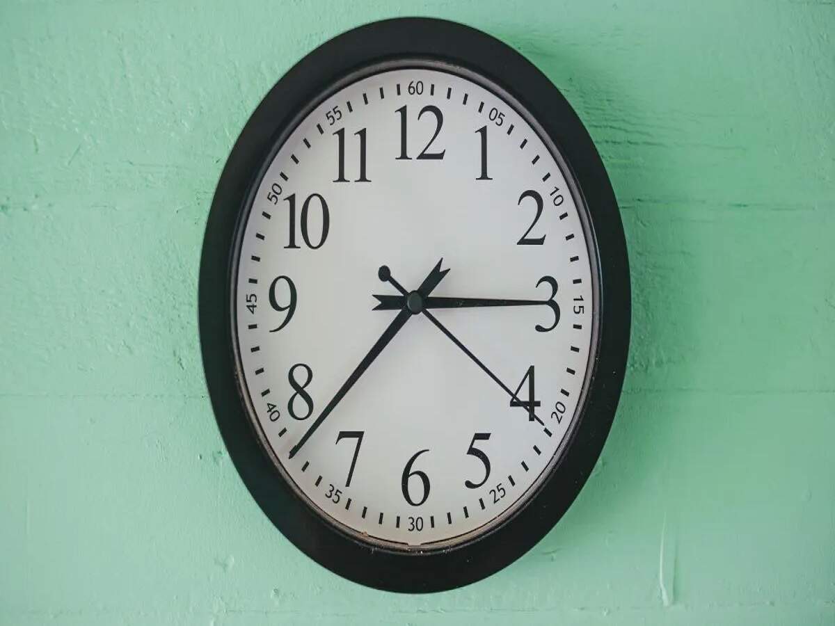 Vastu Tips – Let’s find out in which direction of the house a clock should be placed.