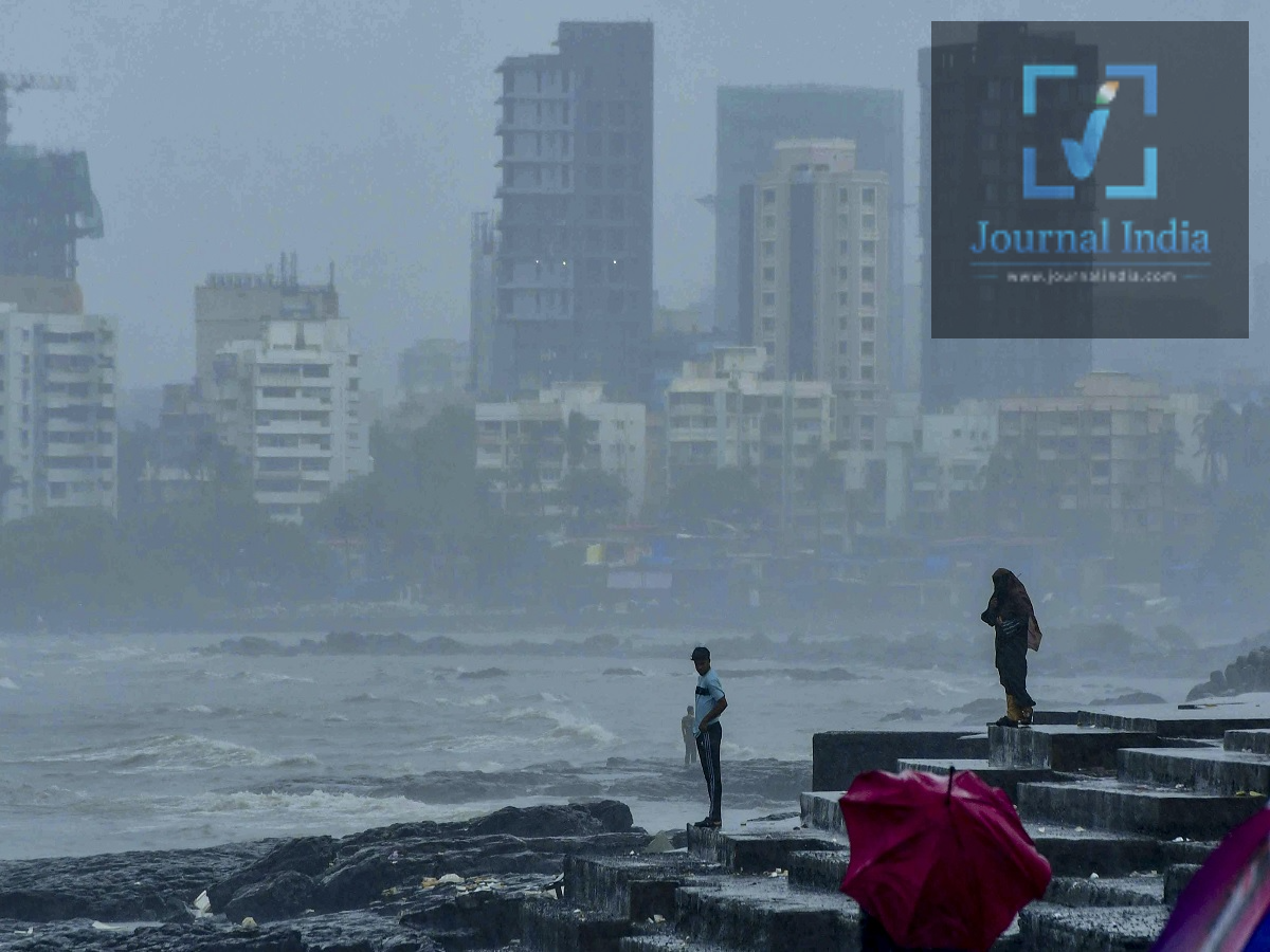 Weather Update- प्रदेश के कई शहरों तेज बारिश की आशंका, बाढ़ का खतरा दोस्तो भारत में मानसून अपने चर्म पर हैं, जिसके चलते देश के कई इलाकों में भारी बारिश हो रही है और मौसम विभाग ने 4 अगस्त के लिए बारिश का नया अलर्ट जारी किया है। कई राज्यों में भारी से बहुत भारी बारिश के साथ-साथ आंधी-तूफान, बिजली कड़कने और तेज़ हवाएं चलने की संभावना है। जबकि राजस्थान, दिल्ली, उत्तर प्रदेश, महाराष्ट्र, केरल, कर्नाटक और अन्य क्षेत्रों में भी बारिश का दौर जारी रहेगा, आइए जानते हैं पूरी डिटेल् 4 अगस्त के लिए मौसम से जुड़ी मुख्य जानकारी इस प्रकार है: पूर्वोत्तर भारत के लिए भारी बारिश का अलर्ट पूर्वोत्तर भारत में मॉनसून की गतिविधि तेज़ रहेगी। असम और मेघालय में कुछ जगहों पर भारी से बहुत भारी बारिश होने की संभावना है। अरुणाचल प्रदेश में कुछ जगहों पर बहुत भारी बारिश हो सकती है। नागालैंड, मणिपुर, मिज़ोरम और त्रिपुरा में भी भारी बारिश की उम्मीद है। दिन के दौरान आंधी-तूफान, बिजली कड़कने और तेज़ हवाएं चलने की संभावना है। पहाड़ी इलाकों में रहने वाले लोगों को बाढ़ और भूस्खलन के खतरे को देखते हुए सतर्क रहने की सलाह दी गई है। पूर्वी भारत में व्यापक बारिश IMD ने कई पूर्वी राज्यों के लिए भारी बारिश की चेतावनी जारी की है। पश्चिम बंगाल और सिक्किम में भारी से बहुत भारी बारिश होने की संभावना है। झारखंड में भी कुछ जगहों पर भारी बारिश की उम्मीद है। बिहार के कुछ हिस्सों में बहुत भारी बारिश हो सकती है। गंगा के मैदानी इलाकों वाले पश्चिम बंगाल और ओडिशा में आंधी-तूफान और व्यापक बारिश की संभावना है। अधिकारियों ने सावधानी बरतने की सलाह दी है क्योंकि जलभराव और नदियों का जलस्तर बढ़ने की आशंका है। राजस्थान के मौसम की जानकारी पिछले 24 घंटों के दौरान, कई पूर्वी जिलों और पश्चिमी इलाकों में आंधी-तूफान के साथ हल्की से मध्यम बारिश हुई। पाली जिले के जैतारण में सबसे ज़्यादा 161 मिमी बारिश दर्ज की गई, और आसपास के इलाकों में भी भारी से बहुत भारी बारिश हुई। मौजूदा कम दबाव का क्षेत्र उत्तर की ओर बढ़ने की उम्मीद है, जिससे जोधपुर, उदयपुर और कोटा डिवीजनों के कुछ हिस्सों में बारिश धीरे-धीरे कम हो जाएगी।