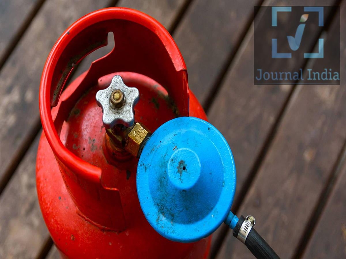 LPG Gas Saving Tips: गैस सिलेंडर यूज करने के ये टिप्स अपनाएं, 15 दिन ज्यादा चलेगा सिलेंडर दोस्तो इस बात को तो हम सब जानते हैं कि LPG गैस हमारे जीवन का अहम हिस्सा हैं, अगर आपका गैस सिलेंडर उम्मीद से पहले ही खत्म हो जाता है, तो इसकी एक वजह खाना पकाने की कुछ गलत आदतें हो सकती हैं। यहाँ तीन ऐसी आम गलतियाँ दी गई हैं जिनसे बचकर आप LPG बचा सकते हैं और अपने घर के बजट को बेहतर तरीके से मैनेज कर सकते हैं। 1. हर चीज़ को तेज़ आंच (High Flame) पर पकाना कई लोग खाना जल्दी पकाने के लिए तेज़ आंच का इस्तेमाल करते हैं, यह सोचकर कि इससे समय और गैस दोनों बचेंगे। लेकिन, जब आंच बर्तन के तले से बाहर निकलती है, तो गर्मी खाने में लगने के बजाय हवा में बर्बाद हो जाती है। आपको क्या करना चाहिए? ज़रूरत के हिसाब से मध्यम (Medium) या धीमी (Low) आंच का इस्तेमाल करें। खाना उबलना शुरू हो जाए, तो आंच कम कर दें। ऐसा बर्नर चुनें जो आपके बर्तन के साइज़ के हिसाब से सही हो। इन छोटे बदलावों से गैस की बेवजह बर्बादी को रोका जा सकता है। 2. सामग्री तैयार करने से पहले ही गैस जला देना एक और आम गलती यह है कि सब्ज़ियाँ काटने, मसाले निकालने या बाकी ज़रूरी चीज़ें इकट्ठा करने से पहले ही गैस जला दी जाती है। इस दौरान, बर्नर जलता रहता है जबकि खाना पकाने का काम शुरू भी नहीं हुआ होता। गैस कैसे बचाएं: गैस जलाने से पहले अपनी सारी तैयारी पूरी कर लें। ज़रूरी सामग्री, मसाले, बर्तन और खाना पकाने के बर्तन पहले से तैयार रखें, ताकि आप तुरंत खाना बनाना शुरू कर सकें। 3. बिना ढके खाना पकाना बर्तनों को बिना ढके छोड़ने से गर्मी और भाप बाहर निकल जाती है। नतीजतन, खाना पकने में ज़्यादा समय लगता है और गैस भी ज़्यादा देर तक जलती रहती है।  आपको क्या करना चाहिए?  जहाँ तक हो सके, बर्तनों को ढककर रखें&mdash;खासकर दालें या सब्ज़ियाँ बनाते समय, या पानी उबालते समय। हालाँकि, दूध या ऐसी ही अन्य चीज़ों पर नज़र रखें जो उबलकर बाहर गिर सकती हैं
