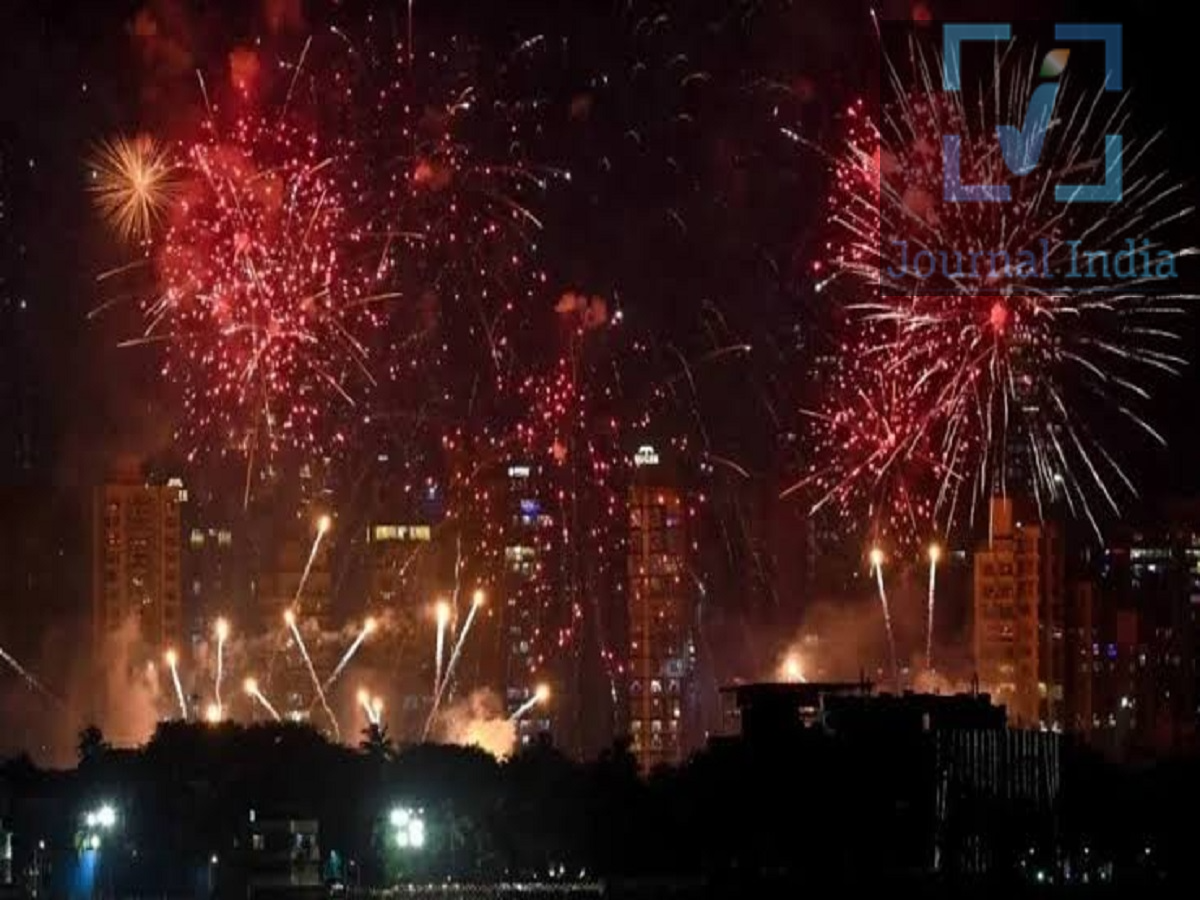 Diwali 2026- 8 या 9 नवंबर 2026, कब हैं दिवाली, आइए जानें दोस्तो हिन्दुओं का सबसे बड़ा त्योहार दिवाली आने वाला हैं, जो कि इस साल रविवार, 8 नवंबर 2026 को मनाया जाएगा। इस शुभ अवसर पर, भक्त समृद्धि, खुशी, शांति और सौभाग्य पाने के लिए देवी लक्ष्मी और भगवान गणेश की पूजा करते हैं। अमावस्या तिथि 9 नवंबर की दोपहर तक रहेगी, लेकिन जयपुर के समय के अनुसार, मुख्य लक्ष्मी-गणेश पूजा 8 नवंबर की शाम को की जानी चाहिए। 1. लक्ष्मी-गणेश पूजा मुहूर्त 2026 जयपुर में लक्ष्मी पूजा के लिए शुभ समय इस प्रकार है: - तारीख: रविवार, 8 नवंबर 2026 - पूजा मुहूर्त: शाम 6:03 बजे से शाम 7:59 बजे तक - अवसर: दिवाली लक्ष्मी-गणेश पूजा - अनुष्ठान: देवी लक्ष्मी और भगवान गणेश की पूजा करना और दीपक जलाना (दीपदान) 2. दिवाली 2026 अमावस्या तिथि पंचांग के अनुसार, अमावस्या तिथि 8 नवंबर को शुरू होगी और 9 नवंबर को समाप्त होगी। - अमावस्या शुरू: लगभग 11:27 AM, 8 नवंबर 2026 को - अमावस्या समाप्त: लगभग 12:31 PM, 9 नवंबर 2026 को दिवाली के अनुष्ठानों, प्रार्थनाओं और पारंपरिक तेल के दीपक जलाने के लिए अमावस्या को विशेष रूप से महत्वपूर्ण माना जाता है। 3. क्या लक्ष्मी पूजा 8 नवंबर को करनी चाहिए या 9 नवंबर को? 8 नवंबर 2026: भक्तों को शाम के शुभ मुहूर्त में मुख्य लक्ष्मी-गणेश पूजा करनी चाहिए और दिवाली मनाने के लिए दीपक जलाने चाहिए। 9 नवंबर 2026: अमावस्या तिथि लगभग 12:31 PM तक रहेगी। हालाँकि, इसका मतलब यह नहीं है कि मुख्य दिवाली लक्ष्मी पूजा को 9 नवंबर के लिए टाल दिया जाना चाहिए। 4. ध्यान रखने योग्य महत्वपूर्ण बातें - लक्ष्मी-गणेश पूजा निर्धारित शुभ मुहूर्त में ही करें। - पूजा से पहले अपने घर की साफ-सफाई करें और उसे सजाएँ। - दीये जलाएं और सुख-समृद्धि के लिए प्रार्थना करें। - अपने शहर के लिए सही मुहूर्त जानने हेतु स्थानीय पंचांग देखें। - पूजा-पाठ करते समय अपने परिवार की पारंपरिक रीति-रिवाजों का पालन करें।