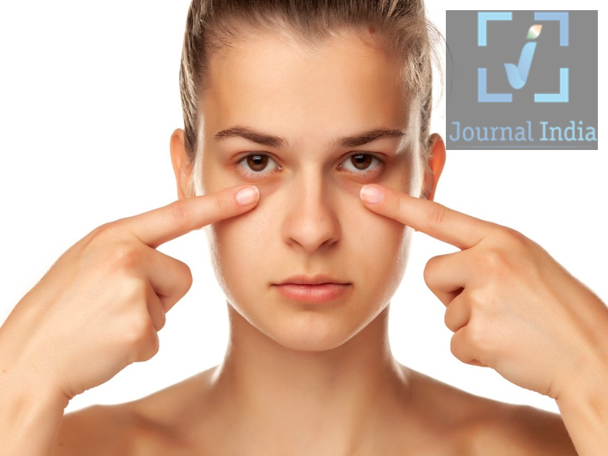 Eye Discharge: क्या आपकी आंखों में सुबह सुबर गंदगी जमा हो जाती हैं, इस बीमारी का हैं खतरा दोस्तो जब सुबह उठते हैं तो क्या आपकी आंखों के कोनों में सफेद या चिपचिपा पदार्थ जमा होना आम बात है। लेकिन अगर आंखों से निकलने वाला डिस्चार्ज अचानक बढ़ जाए, उसका रंग बदल जाए या इसके साथ लालिमा, दर्द, सूजन, धुंधला दिखाई देना या रोशनी से परेशानी होने लगे, तो इसे सामान्य समझकर नजरअंदाज नहीं करना चाहिए, आइए जानते हैं किस बीमारी के हैं संकेंत-  आंखों में डिस्चार्ज क्यों जमा होता है? आंखों का डिस्चार्ज मुख्य रूप से म्यूकस, तेल, मृत त्वचा कोशिकाओं और वातावरण से आए छोटे कणों का मिश्रण होता है। यह आंखों की सतह को नम रखने और धूल-कणों को बाहर निकालने में भी भूमिका निभाता है।  सफेद और पतला डिस्चार्ज क्या बताता है? अगर आंखों के कोनों में पतला सफेद डिस्चार्ज या हल्की परत दिखाई देती है, तो इसके पीछे आंखों का सूखापन, लंबे समय तक स्क्रीन देखने या पंखे और एयर कंडीशनर से होने वाली जलन जैसे कारण हो सकते हैं। आंखों को पर्याप्त आराम दें।  स्क्रीन टाइम के दौरान बीच-बीच में ब्रेक लें।  आंखों को रगड़ने से बचें।  जरूरत पड़ने पर डॉक्टर की सलाह से लुब्रिकेटिंग आई ड्रॉप्स का इस्तेमाल किया जा सकता है।  अगर समस्या लगातार बनी रहे या नजर धुंधली होने लगे, तो आंखों की जांच करानी चाहिए। पानी आने के साथ चिपचिपा डिस्चार्ज अगर आंखों से लगातार पानी आता है और हल्का चिपचिपा पदार्थ भी निकलता है, तो एलर्जी या वायरल कंजंक्टिवाइटिस जैसी समस्या हो सकती है। एलर्जी में अक्सर आंखों में तेज खुजली होती है।  वायरल संक्रमण में लालिमा और आंखों में कुछ पड़ा होने जैसा महसूस हो सकता है।  ठंडी पट्टी और प्रिजर्वेटिव-फ्री आर्टिफिशियल टियर्स कुछ मामलों में राहत दे सकते हैं।  पीला डिस्चार्ज हो तो सावधान सुबह उठने पर अगर पलकों पर गाढ़ा पीला डिस्चार्ज जमा हो और आंखें खोलने में परेशानी हो, तो यह बैक्टीरियल कंजंक्टिवाइटिस का संकेत हो सकता है। इसके साथ आंखों में लालिमा और दर्द भी हो सकता है। ऐसी स्थिति में डॉक्टर से जांच कराना जरूरी है। जरूरत पड़ने पर डॉक्टर एंटीबायोटिक आई ड्रॉप या ऑइंटमेंट की सलाह दे सकते हैं। बिना चिकित्सकीय सलाह के एंटीबायोटिक आई ड्रॉप इस्तेमाल न करें। हरे रंग का डिस्चार्ज गंभीर संकेत हो सकता है हरा और गाढ़ा डिस्चार्ज बैक्टीरियल संक्रमण की ओर संकेत कर सकता है। अगर आंख साफ करने के कुछ समय बाद ही डिस्चार्ज दोबारा जमा हो जाए, तो इसे नजरअंदाज नहीं करना चाहिए। खासकर कॉन्टैक्ट लेंस पहनने वाले लोगों को ऐसे लक्षणों में अतिरिक्त सावधानी बरतनी चाहिए। लेंस तुरंत निकालकर चश्मे का इस्तेमाल करें और जल्द से जल्द आंखों की जांच कराएं। दर्द और रोशनी से परेशानी हो तो तुरंत ध्यान दें तेज आंख दर्द  बहुत अधिक लालिमा  रोशनी सहन न होना  धुंधला दिखाई देना  आंखों में अधिक सूजन  लगातार या तेजी से बढ़ता डिस्चार्ज  कुछ कॉर्नियल समस्याओं में भी दर्द और रोशनी से संवेदनशीलता जैसे लक्षण हो सकते हैं। इसलिए ऐसी स्थिति को केवल सामान्य आंखों के मैल के रूप में नहीं लेना चाहिए। घर पर आंखों को कैसे साफ करें? सबसे पहले हाथों को अच्छी तरह धोएं।  साफ कपड़े को गुनगुने पानी में भिगोकर जमा हुई परत को धीरे से नरम करें।  आंख को अंदरूनी कोने से बाहरी कोने की ओर धीरे-धीरे साफ करें।  दोनों आंखों के लिए अलग कपड़ा या कॉटन पैड इस्तेमाल करें।  5&ndash;10 मिनट की गर्म सिकाई दिन में 2&ndash;3 बार की जा सकती है।  आंखों को रगड़ने से बचें।  धूल, धुएं और एलर्जी पैदा करने वाली चीजों से दूरी रखें।  डॉक्टर से कब संपर्क करना चाहिए? अगर चिपचिपा डिस्चार्ज 24&ndash;48 घंटे से ज्यादा बना रहे या बार-बार वापस आए, तो आंखों की जांच कराना उचित है। खासतौर पर पीला या हरा डिस्चार्ज, आंखों का चिपकना, सूजन, दर्द, धुंधला दिखाई देना या तेज रोशनी से परेशानी होने पर डॉक्टर से संपर्क करें।