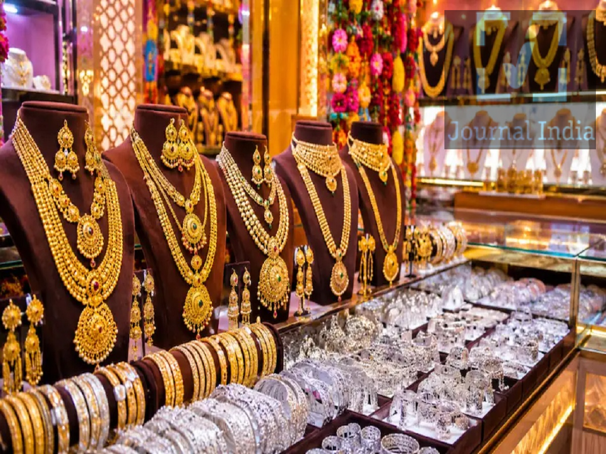 Gold & Silver Price- दिवाली से पहले सोने और चांदी में बड़ी गिरावट, चांदी ₹2 लाख से नीचे दोस्तो सोना और चांदी में निवेश करने वालों के लिए खुशखबरी, दिवाली से पहले दोनों की कीमती धातुओं की कीमत में भारी गिरावट देखने को मिल रही हैं, पिछले कारोबारी सत्र के दौरान, सोने के वायदा भाव (फ्यूचर्स) में लगभग 2% की गिरावट आई, जबकि चांदी की कीमतों में करीब 5% की भारी गिरावट दर्ज की गई। इसके चलते, घरेलू बाजार में चांदी की कीमत ₹2 लाख प्रति किलोग्राम से नीचे आ गई।  निवेशक और आभूषण खरीदार इन उतार-चढ़ाव पर बारीकी से नजर रख रहे हैं, ताकि यह अंदाजा लगाया जा सके कि आने वाले सत्रों में कीमतें और गिरेंगी या उनमें सुधार आएगा। सोने और चांदी की कीमतों की मुख्य बातें: - सोने की कीमतें: पिछले कारोबारी सत्र में घरेलू बाजार में सोने के वायदा भाव में लगभग 2% की गिरावट आई। - चांदी की कीमतें: चांदी में लगभग 5% की बड़ी गिरावट देखी गई, जिससे इसकी कीमत ₹2 लाख प्रति किलोग्राम से नीचे आ गई। - अंतरराष्ट्रीय सोना: COMEX पर सोना लगभग $4,000.80 प्रति औंस के भाव पर कारोबार कर रहा था। - अंतरराष्ट्रीय चांदी: चांदी की कीमत गिरकर लगभग $53.995 प्रति औंस पर आ गई। - बाजार का रुझान: वैश्विक आर्थिक अनिश्चितता और निवेशकों की बदलती धारणा के बीच, दोनों कीमती धातुओं में अस्थिरता बनी हुई है। घरेलू बाजार में सोने की कीमतों में गिरावट हालिया बिकवाली के दबाव के कारण भारत के वायदा बाजार में सोने की कीमतों में कमजोरी आई है। उपलब्ध बाजार आंकड़ों के अनुसार, 24 कैरेट सोना लगभग ₹1.42 लाख प्रति 10 ग्राम के भाव पर कारोबार कर रहा था। इस गिरावट ने निवेशकों और सोने के आभूषण खरीदने की योजना बना रहे लोगों का ध्यान खींचा है। हालांकि, शहर, करों और अन्य लागू शुल्कों के आधार पर, वायदा भाव और खुदरा कीमतों में अंतर हो सकता है। चांदी की कीमत ₹2 लाख प्रति किलोग्राम से नीचे आई सोने की तुलना में चांदी में अधिक बड़ी गिरावट देखी गई, और घरेलू बाजार में इसकी कीमत गिरकर लगभग ₹1.96 लाख प्रति किलोग्राम पर आ गई। चांदी की कीमत का ₹2 लाख के स्तर से नीचे आना निवेशकों और औद्योगिक खरीदारों, दोनों का ध्यान खींच रहा है। सोने और चांदी की कीमतें क्यों गिर रही हैं? कीमती धातुओं की कीमतें अमेरिकी डॉलर, अंतरराष्ट्रीय बाजार के रुझान, ब्याज दरों को लेकर उम्मीदों, वैश्विक आर्थिक स्थितियों और निवेशकों की गतिविधियों से प्रभावित होती हैं। इसके अलावा, औद्योगिक मांग भी चांदी की कीमतों पर असर डालती है।