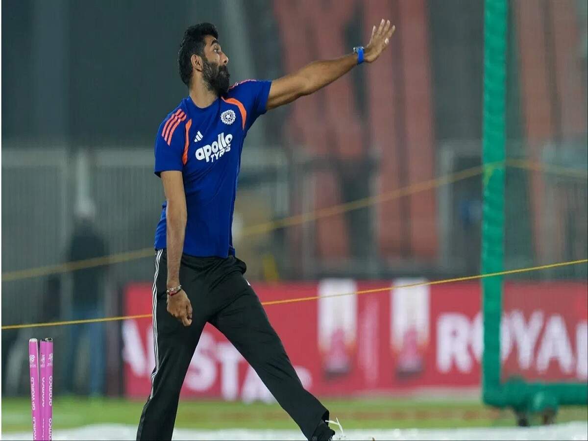 INDIA vs Srilanka Test 2026- श्रीलंका टेस्ट सीरीज से बाहर हुए जसप्रीत बुमराह, आइए जानें इसकी वजह दोस्तो बहुत ही जल्द भारत श्रीलंका के साथ टेस्ट सीरीज खेलने वाली हैं, लेकिन इससे पहले भारतीय टीम को एक झटका लग गया हैं, स्टार तेज़ गेंदबाज़ जसप्रीत बुमराह इस दौरे से बाहर हो गए हैं। बुमराह के बाएं घुटने की समस्या पूरी तरह ठीक नहीं हुई है, भारतीय टीम को 4 अगस्त को श्रीलंका के लिए रवाना होना है, लेकिन बुमराह टीम का हिस्सा नहीं होंगे, जबकि उन्हें शुरू में सीरीज़ के लिए चुना गया था। आइए जानते हैं पूरी डिटेल्स जसप्रीत बुमराह श्रीलंका टेस्ट सीरीज़ से बाहर  बुमराह का न होना टीम इंडिया के लिए एक बड़ा झटका है, खासकर इसलिए क्योंकि वर्ल्ड टेस्ट चैंपियनशिप (WTC) के लिहाज़ से श्रीलंका के खिलाफ टेस्ट सीरीज़ बहुत अहम है। भारतीय टीम का लक्ष्य अहम अंक हासिल करना और WTC स्टैंडिंग में अपनी स्थिति मज़बूत करना होगा। यह अनुभवी तेज़ गेंदबाज़ तीनों फॉर्मेट में भारत के सबसे बड़े मैच-विनर में से एक रहा है, और उनके न होने से टीम के बाकी गेंदबाज़ों पर अतिरिक्त ज़िम्मेदारी आएगी। मेडिकल जांच के बाद बुमराह को पूरा आराम करने की सलाह BCCI सेंटर ऑफ़ एक्सीलेंस में शुरुआती जांच से पता चला कि बुमराह अभी भी बाएं घुटने की समस्या से जूझ रहे हैं। जांच के बाद, मेडिकल टीम ने उन्हें टीम के साथ यात्रा करने के बजाय रिहैबिलिटेशन और पूरी तरह ठीक होने पर ध्यान देने की सलाह दी। BCCI बुमराह की वापसी में जल्दबाज़ी नहीं करना चाहता क्योंकि भारत का क्रिकेट शेड्यूल काफी व्यस्त है। टीम को इस साल के आखिर में कई बड़े टूर्नामेंट और सीरीज़ के लिए उनकी सेवाओं की ज़रूरत होगी, जिनमें शामिल हैं: एशियाई खेल अभियान न्यूज़ीलैंड दौरा बॉर्डर-गावस्कर ट्रॉफी प्राथमिकता यह सुनिश्चित करना है कि बुमराह पूरी तरह फिट होकर लौटें, न कि और चोट लगने का जोखिम उठाएं। जसप्रीत बुमराह की जगह कौन लेगा? श्रीलंका टेस्ट सीरीज़ के लिए बुमराह के उपलब्ध न होने के कारण, अब ध्यान उनके रिप्लेसमेंट पर चला गया है। खबरों के मुताबिक, जम्मू-कश्मीर के तेज़ गेंदबाज़ आकिब नबी टीम में शामिल होने के लिए सबसे आगे हैं। आकिब नबी ने घरेलू क्रिकेट में अपने प्रदर्शन से चयनकर्ताओं को प्रभावित किया है। उन्होंने हाल ही में श्रीलंका के खिलाफ इंडिया A के रेड-बॉल मैचों के दौरान अपनी प्रतिभा दिखाई, जहां उन्होंने दो मैचों में छह विकेट लिए।  श्रीलंका के खिलाफ टेस्ट सीरीज़ से पहले भारत के सामने टीम चुनने की चुनौती बुमराह की गैर-मौजूदगी में भारत की बॉलिंग की गहराई की परीक्षा होगी, क्योंकि टीम को दूसरे अनुभवी तेज़ गेंदबाज़ों और उभरते हुए टैलेंट पर निर्भर रहना होगा। आने वाली टेस्ट सीरीज़ युवा गेंदबाज़ों को इंटरनेशनल लेवल पर खुद को साबित करने का मौका देगी।  टीम इंडिया श्रीलंका के अहम दौरे की तैयारी कर रही है, ऐसे में बुमराह की जगह लेने वाले खिलाड़ी के बारे में जल्द ही कोई फ़ैसला होने की उम्मीद है।