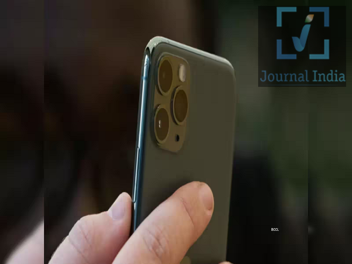 i-Phone Lock- i-Phone का पासकोड कौन कौन तौड़ सकता हैं, आइए जानें दोस्तो जैसा कि हम सब जानते हैं कि i-Phone दुनिया का सबसे सुरक्षित फोन हैं, लेकिन हाल ही में IIT-Bombay में हुए साहिल के साथ हादसे के बाद उनका पासकोड-प्रोटेक्टेड iPhone भी महत्वपूर्ण डिजिटल सबूत माना जा रहा है। लेकिनउनके परिचितों को भी फोन का पासकोड पता नहीं था। लेकिन सवाल ये हैं कि क्या Apple या पुलिस बिना पासकोड के iPhone अनलॉक कर सकती है? पासकोड आखिर इतना महत्वपूर्ण क्यों है? आइए जानते हैं- iPhone का Passcode इतना महत्वपूर्ण क्यों है? iPhone का पासकोड केवल स्क्रीन लॉक करने के लिए नहीं होता। यह डिवाइस की डेटा सुरक्षा और एन्क्रिप्शन व्यवस्था का महत्वपूर्ण हिस्सा है। पासकोड सेट करने पर iPhone में मौजूद संवेदनशील डेटा को सुरक्षा की अतिरिक्त परत मिलती है। इसलिए किसी दूसरे व्यक्ति के हाथ में फोन पहुंच जाने मात्र से उसमें मौजूद निजी जानकारी आसानी से नहीं देखी जा सकती। Face ID या Touch ID जैसी सुविधाएं फोन को सुविधाजनक तरीके से अनलॉक करने में मदद करती हैं, लेकिन कुछ परिस्थितियों में iPhone दोबारा पासकोड मांगता है। उदाहरण के लिए, फोन रीस्टार्ट होने के बाद पासकोड जरूरी हो सकता है। क्या परिवार या दोस्तों को Passcode बताना चाहिए? इसका कोई एक तय नियम नहीं है। सामान्य तौर पर iPhone का पासकोड निजी सुरक्षा जानकारी है और इसे दूसरों के साथ साझा करने की जरूरत नहीं होती। अगर कोई व्यक्ति अपनी सुविधा के लिए किसी बेहद भरोसेमंद व्यक्ति के साथ पासकोड साझा करता है, तो यह उसका व्यक्तिगत निर्णय है। लेकिन यह समझना जरूरी है कि पासकोड पता होना और फोन का डेटा देखने की कानूनी अनुमति होना दो अलग बातें हैं। पासकोड को खुले में लिखकर रखना या कई लोगों के साथ साझा करना सुरक्षा जोखिम बढ़ा सकता है। क्या Apple बिना Passcode के iPhone Unlock कर सकता है? सिर्फ डिवाइस के मालिक होने का दावा करने से iPhone में मौजूद पुराने डेटा तक पहुंचने के लिए कोई सामान्य आधिकारिक तरीका उपलब्ध नहीं होता। Apple की सुरक्षा व्यवस्था इस तरह बनाई गई है कि पासकोड के बिना संरक्षित डेटा तक पहुंच आसान न हो। अगर मालिक पासकोड भूल जाता है, तो Apple का आधिकारिक समाधान आमतौर पर iPhone को erase/reset करके दोबारा सेटअप करना होता है। इसका मतलब है कि फोन में मौजूद मौजूदा डेटा हट सकता है। यदि पहले से iCloud या कंप्यूटर पर बैकअप मौजूद है, तो सेटअप के दौरान उसे वापस restore किया जा सकता है। पुलिस के लिए Passcode क्यों महत्वपूर्ण हो सकता है? किसी जांच में iPhone में मौजूद संदेश, फोटो, वीडियो, संपर्क, लोकेशन संबंधी जानकारी या अन्य डिजिटल रिकॉर्ड संभावित सबूत हो सकते हैं। लेकिन किसी लॉक iPhone से डेटा हासिल करना केवल तकनीकी नहीं, बल्कि कानूनी और प्रक्रियात्मक विषय भी हो सकता है। जांच एजेंसियां उपलब्ध कानूनी प्रक्रियाओं और डिजिटल फॉरेंसिक तरीकों के अनुसार आगे बढ़ती हैं। इसलिए यह कहना सही नहीं होगा कि कोई भी व्यक्ति या एजेंसी हर iPhone को बिना पासकोड के आसानी से खोल सकती है। Passcode बार-बार गलत डालने पर क्या होता है? लगातार गलत पासकोड डालने पर iPhone की सुरक्षा व्यवस्था सक्रिय हो जाती है। कुछ प्रयासों के बाद स्क्रीन पर &ldquo;iPhone Unavailable&rdquo; या &ldquo;Security Lockout&rdquo; जैसा संदेश दिखाई दे सकता है। ऐसी स्थिति में केवल सही पासकोड डालकर फोन खोलना संभव नहीं भी हो सकता। यदि पासकोड याद नहीं है, तो डिवाइस को erase या reset करना पड़ सकता है। Passcode भूल जाएं तो iPhone कैसे इस्तेमाल करें? अगर आप अपना पासकोड भूल गए हैं, तो Apple के आधिकारिक तरीकों से iPhone को दोबारा इस्तेमाल किया जा सकता है। हालांकि, इन प्रक्रियाओं में फोन का मौजूदा डेटा मिट सकता है। 1. Lock Screen से iPhone Reset करें कुछ नए iOS संस्करणों में, परिस्थितियों के अनुसार Lock Screen पर &ldquo;Forgot Passcode?&rdquo; विकल्प दिखाई दे सकता है। ऐसी स्थिति में: &ldquo;Forgot Passcode?&rdquo; विकल्प चुनें।  आवश्यक Apple Account की जानकारी दर्ज करें।  पहचान सत्यापित करें।  iPhone को erase/reset करें।  इसके बाद डिवाइस को नए सिरे से सेटअप करें।  यदि बैकअप उपलब्ध है, तो उसे restore करें।  ध्यान रखें कि यह प्रक्रिया फोन में मौजूद मौजूदा डेटा को मिटा सकती है। 2. Find My से iPhone को Remotely Erase करें अगर iPhone खो गया है या चोरी हो गया है और पहले से Find My सक्रिय है, तो उसे किसी दूसरे Apple डिवाइस या Find My सेवा के माध्यम से remotely erase किया जा सकता है। फोन के इंटरनेट से कनेक्ट होते ही erase command लागू हो सकती है। यह सुविधा डेटा वापस पाने के लिए नहीं, बल्कि डिवाइस में मौजूद निजी जानकारी को गलत हाथों में जाने से बचाने के लिए है। 3. Recovery Mode का इस्तेमाल करें अगर iPhone सामान्य तरीके से इस्तेमाल नहीं हो रहा है, तो Recovery Mode भी आधिकारिक विकल्प है। इसके लिए: iPhone को USB केबल से Mac या Windows PC से कनेक्ट करें।  डिवाइस को Recovery Mode में डालें।  Mac पर Finder या Windows PC पर Apple Devices ऐप का इस्तेमाल करें।  उपलब्ध विकल्प के जरिए iPhone को restore करें।  इसके बाद फोन को दोबारा सेटअप करें।  यह तरीका फोन को दोबारा इस्तेमाल करने में मदद करता है, लेकिन बिना पासकोड के पुराने डिवाइस डेटा को पढ़ने का तरीका नहीं है। Backup होना क्यों जरूरी है? iPhone का पासकोड भूल जाने की स्थिति में बैकअप बेहद महत्वपूर्ण हो जाता है। अगर डेटा पहले से iCloud या कंप्यूटर पर सुरक्षित है, तो फोन erase करने के बाद उसे दोबारा restore किया जा सकता है। इसलिए महत्वपूर्ण फोटो, वीडियो, दस्तावेज और अन्य डेटा का नियमित बैकअप रखना उपयोगी है।