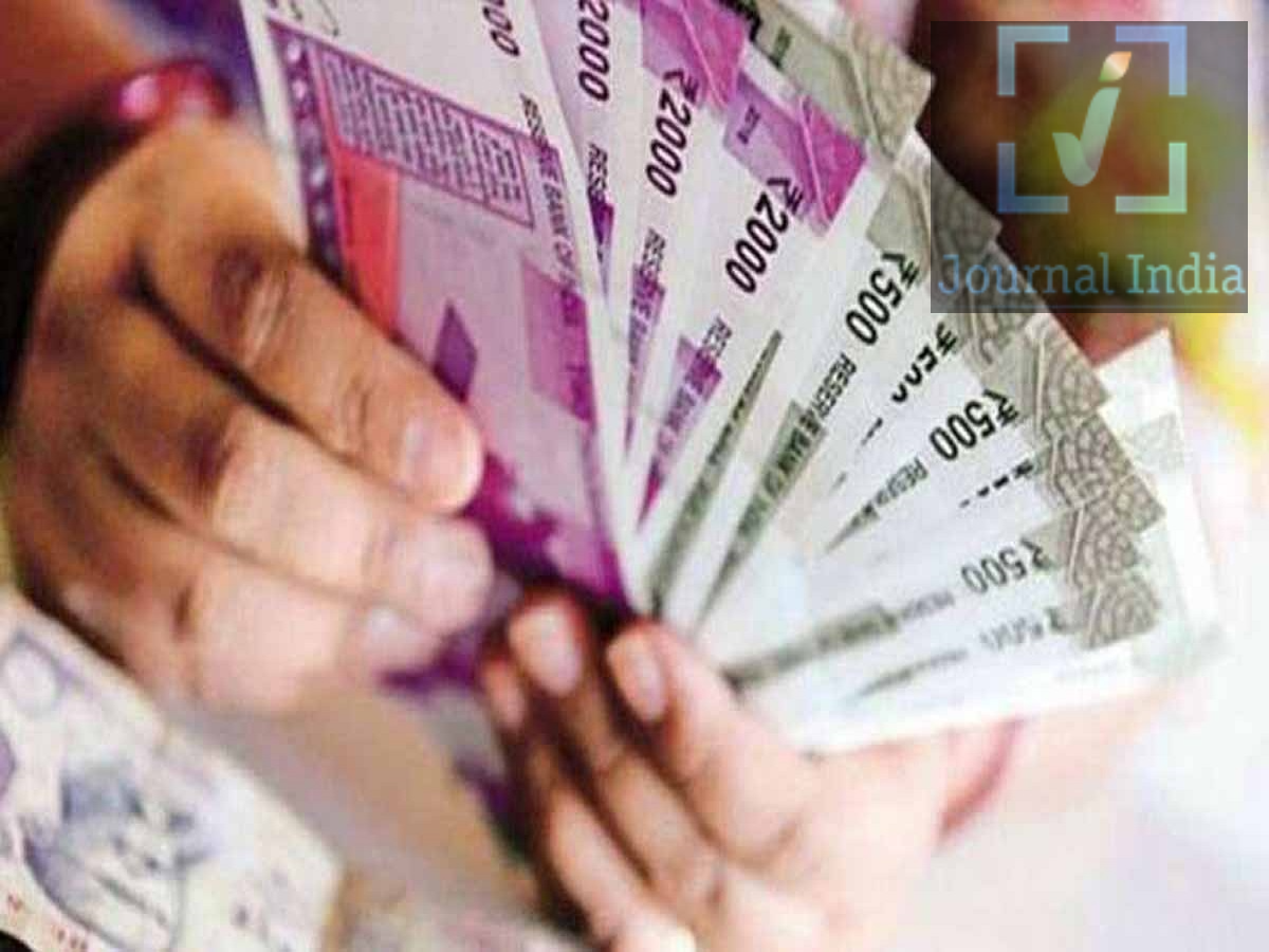 APY Scheme- अटल पेंशन योजना से कैसे मिलेगी 5000 रुपये की पेंशन, आइए जाने इसका पूरा गणित दोस्तो अगर आप एक नौकरीपैशा व्यक्ति हैं तो आपको अपने रिटायरमेंट के बारे में सोचना चाहिए, नियमित आय बंद होने के बाद भी आपकी आर्थिक सुरक्षा बनी रहे। जो लोग बुढ़ापे में छोटे-छोटे नियमित योगदान के ज़रिए आय का एक भरोसेमंद ज़रिया बनाना चाहते हैं, उनके लिए 'अटल पेंशन योजना' (APY) सरकार द्वारा समर्थित एक महत्वपूर्ण पेंशन योजना है। इसके पात्र सदस्य 60 साल की उम्र पूरी होने के बाद ₹1,000 से लेकर ₹5,000 तक की गारंटीड मासिक पेंशन पा सकते हैं। आइए जानते हैं इस योजना की पूरी डिटेल्स अटल पेंशन योजना के लिए कौन पात्र है उम्र सीमा: व्यक्ति की उम्र 18 से 40 साल के बीच होनी चाहिए। नागरिकता: आवेदक का भारतीय नागरिक होना ज़रूरी है। बैंक खाता: पात्र सदस्य के पास बैंक में बचत खाता या पोस्ट ऑफिस में बचत खाता होना चाहिए। टैक्सपेयर (करदाता) की स्थिति: 1 अक्टूबर 2022 से, जो लोग इनकम टैक्स देते हैं या पहले दे चुके हैं, वे इस योजना से नहीं जुड़ सकते। जो लोग इस नियम के लागू होने से पहले ही इस योजना से जुड़ चुके हैं, उन्हें अपने आप अयोग्य नहीं माना जाएगा आपको हर महीने कितनी पेंशन मिल सकती है? APY के तहत, सदस्य हर महीने ₹1,000, ₹2,000, ₹3,000, ₹4,000 या ₹5,000 की पेंशन का विकल्प चुन सकते हैं। सदस्य की उम्र 60 साल पूरी होने के बाद पेंशन मिलनी शुरू हो जाती है, जो योजना के नियमों और योगदान की शर्तों पर निर्भर करती है। आपको कितना निवेश करना होगा? हर महीने कितना योगदान देना होगा, यह इस बात पर निर्भर करता है कि आप किस उम्र में योजना से जुड़ते हैं और आपने कितनी पेंशन का विकल्प चुना है। आपको 60 साल की उम्र तक अपना योगदान देते रहना होगा। उदाहरण के लिए, अगर कोई व्यक्ति 18 साल की उम्र में जुड़ता है और ₹5,000 की मासिक पेंशन का विकल्प चुनता है, तो उसे हर महीने लगभग ₹210 का योगदान देना होगा। वहीं, अगर कोई व्यक्ति 30 साल की उम्र में जुड़ता है, तो उसे इतनी ही पेंशन पाने के लिए हर महीने लगभग ₹577 का योगदान देना होगा।  APY के लिए आवेदन कैसे करें? पात्र व्यक्ति अपने उस बैंक या पोस्ट ऑफिस में जा सकते हैं, जहाँ उनका बचत खाता है। वे यह भी जांच सकते हैं कि क्या उनका बैंक ऑनलाइन नामांकन की सुविधा देता है।