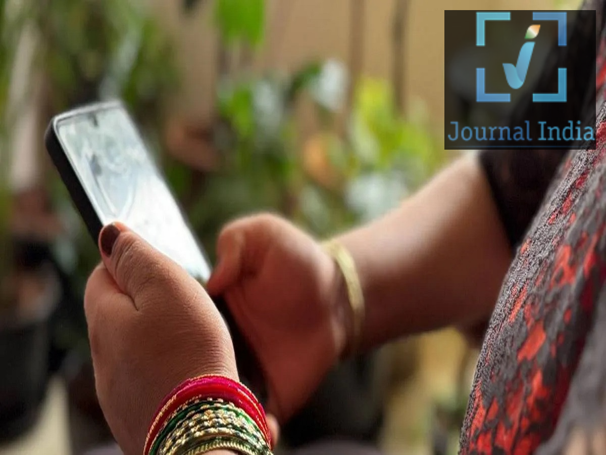 Mobile Phones in Village- गांवों में मोबाइल फोन केवल बात के लिए नहीं, इन कार्यों के लिए भी होता हैं इस्तेमाल दोस्तो आज के आधुनिक युग में फोन हमारे जीवन का अहम हिस्सा बन गए हैं, फिर चाहे वो शहर हो या गांव, बात सन् 2002 की जब USOF (यूनिवर्सल सर्विस ऑब्लिगेशन फंड) को गांवों और दूर-दराज़ के इलाकों तक टेलीकॉम सेवाएं पहुंचाने के मकसद से बनाया गया था, जहां कमर्शियल नेटवर्क का विस्तार करना मुश्किल हो सकता था। समय के साथ, इसका दायरा बेसिक टेलीफोन कनेक्टिविटी से आगे बढ़कर इन चीज़ों तक फैल गया: मोबाइल सेवाएं ब्रॉडबैंड कनेक्टिविटी ऑप्टिकल-फाइबर नेटवर्क दूर-दराज़ और कम सुविधा वाले इलाकों में कनेक्टिविटी 2024 में, USOF का नाम बदलकर 'डिजिटल भारत निधि' कर दिया गया, जो डिजिटल कनेक्टिविटी और इंफ्रास्ट्रक्चर पर ज़्यादा ध्यान देने को दिखाता है। ग्रामीण भारत के लिए इस बदलाव का क्या मतलब है ग्रामीण टेलीकॉम क्रांति गांवों में लोगों के डिजिटल दुनिया से जुड़ने के तरीके को बदल रही है। हाई-स्पीड इंटरनेट इन चीज़ों में मदद कर सकता है: ऑनलाइन शिक्षा &ndash; छात्र क्लास, स्टडी मटीरियल और डिजिटल लर्निंग प्लेटफॉर्म का इस्तेमाल कर सकते हैं। डिजिटल पेमेंट &ndash; UPI और मोबाइल बैंकिंग से पैसों का लेन-देन आसान हो जाता है। टेलीमेडिसिन &ndash; इंटरनेट कनेक्टिविटी लोगों को दूर-दराज़ की हेल्थकेयर सेवाओं तक पहुंचने में मदद कर सकती है। ई-कॉमर्स &ndash; ग्रामीण ग्राहक ऑनलाइन खरीदारी कर सकते हैं और बिज़नेस अपने लोकल मार्केट से बाहर के ग्राहकों तक पहुंच सकते हैं। सरकारी सेवाएं &ndash; नागरिक कई सरकारी सेवाओं का डिजिटल रूप से लाभ उठा सकते हैं। रोज़गार के मौके &ndash; बेहतर कनेक्टिविटी से रिमोट वर्क, ऑनलाइन बिज़नेस और डिजिटल एंटरप्रेन्योरशिप को बढ़ावा मिल सकता है। मनोरंजन और बातचीत &ndash; वीडियो कॉल, स्ट्रीमिंग प्लेटफॉर्म और सोशल मीडिया तेज़ी से रोज़मर्रा की ज़िंदगी का हिस्सा बन रहे हैं।