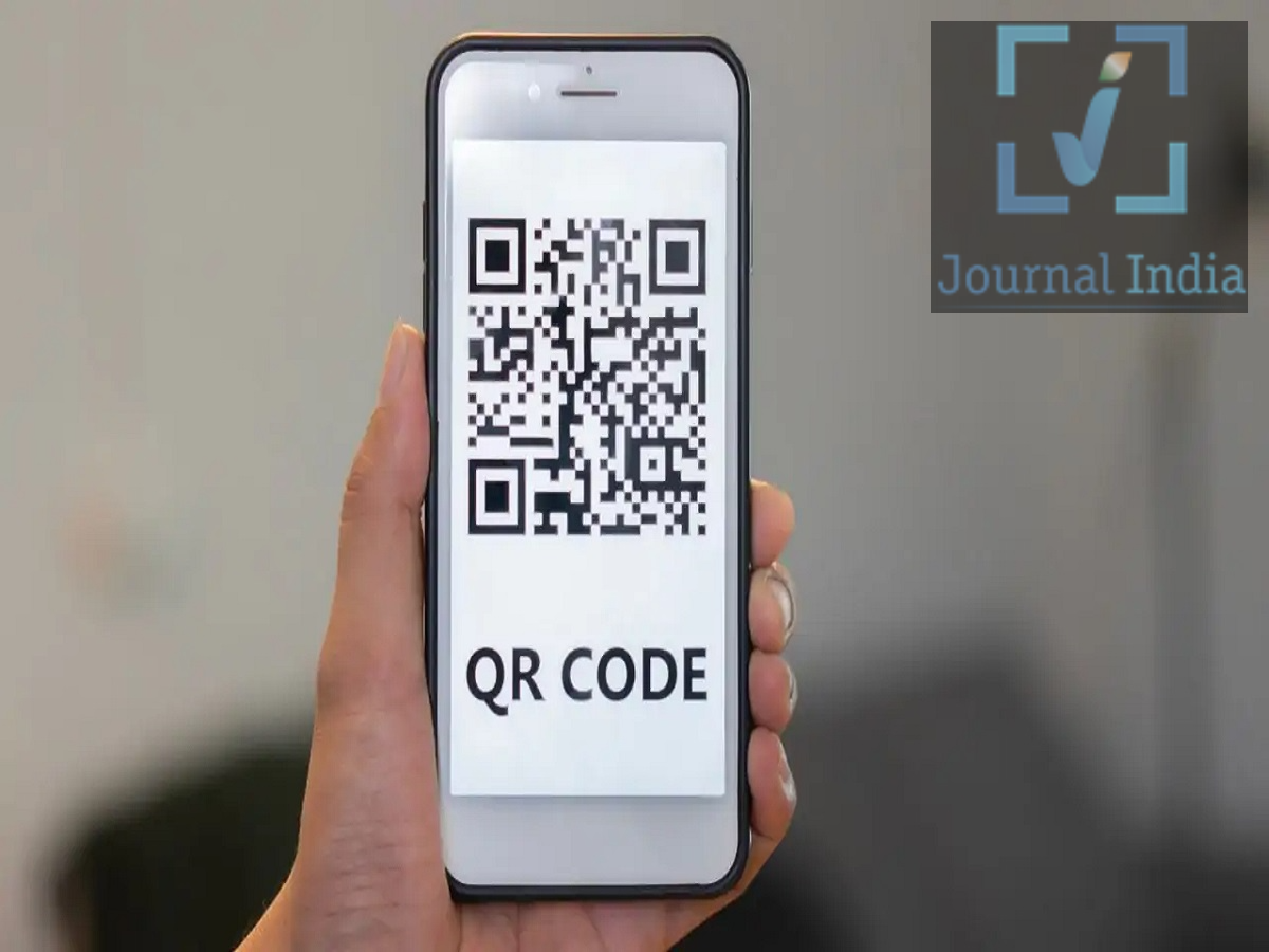QR Code Tips- आखिर कैसा छोटे से QR Code में छिपी होती है इतनी सारी जानकारी, जानिए पूरी डिटेल्स दोस्तो आज के आधुनिक युग में QR कोड हमारे जीवन का अहम हिस्सा बन गए हैं, फिर चाहे आप UPI पेमेंट कर रहे हों, किसी इवेंट में चेक-इन कर रहे हों, रेस्तरां का मेनू देख रहे हों, या किसी प्रोडक्ट की जानकारी ले रहे हों - QR कोड को स्कैन करने में बस कुछ ही सेकंड लगते हैं। लेकिन क्या आपने कभी सोचा है कि काले और सफ़ेद पैटर्न वाले एक छोटे से चौकोर खाने में इतनी सारी जानकारी कैसे समा सकती है, आइए जानते हैं पूरी डिटेल्स QR कोड के बारे में मुख्य बातें - QR का मतलब 'क्विक रिस्पॉन्स' (Quick Response) है। - QR कोड को 1994 में जापान की कंपनी 'डेंसो वेव' (Denso Wave) के मसाहिरो हारा ने विकसित किया था। - इनमें वेबसाइट लिंक, टेक्स्ट, संपर्क जानकारी और पेमेंट से जुड़ा डेटा स्टोर किया जा सकता है। - इसमें मौजूद खास चौकोर पैटर्न, स्कैनर को कोड की स्थिति और दिशा पहचानने में मदद करते हैं। - एरर-करेक्शन तकनीक की मदद से, अगर QR कोड का कुछ हिस्सा खराब या क्षतिग्रस्त भी हो जाए, तब भी यह काम करता रहता है। 1. QR कोड क्या है? QR कोड एक टू-डायमेंशनल (2D) बारकोड है, जो जानकारी को हॉरिजॉन्टल (क्षैतिज) और वर्टिकल (लंबवत) दोनों तरह से स्टोर करता है। पारंपरिक बारकोड के विपरीत, जो आमतौर पर डेटा को केवल एक दिशा में स्टोर करते हैं, QR कोड बहुत कम जगह में कहीं ज़्यादा जानकारी स्टोर कर सकते हैं।  इस तकनीक को मूल रूप से ऑटोमोटिव (गाड़ियों के) पार्ट्स को ट्रैक करने के लिए विकसित किया गया था। आज, इसका इस्तेमाल डिजिटल पेमेंट, टिकट वेरिफिकेशन, विज्ञापन, प्रोडक्ट पैकेजिंग और कई अन्य जगहों पर बड़े पैमाने पर किया जाता है। 2. काले और सफ़ेद चौकोर खानों में जानकारी कैसे स्टोर होती है? QR कोड में मौजूद छोटे-छोटे काले और सफ़ेद चौकोर खाने, एन्कोड की गई डिजिटल जानकारी को दर्शाते हैं। कंप्यूटर डेटा को बाइनरी डिजिट (जिन्हें 'बिट्स' कहा जाता है) का इस्तेमाल करके प्रोसेस करते हैं, जिन्हें 0 और 1 के रूप में दिखाया जाता है। QR कोड सॉफ़्टवेयर जानकारी (जैसे वेबसाइट का पता या कोई टेक्स्ट) को डिजिटल फॉर्मेट में बदलता है और उसे एक खास पैटर्न में व्यवस्थित करता है।   3. मोबाइल कैमरा QR कोड को कैसे पढ़ता है? जब आप अपने स्मार्टफोन के कैमरे को QR कोड की तरफ करते हैं, तो स्कैनिंग सॉफ़्टवेयर कई चरणों से गुज़रता है: - इमेज कैप्चर: कैमरा QR कोड की एक इमेज कैप्चर करता है। - पैटर्न डिटेक्शन: सॉफ़्टवेयर तीन प्रमुख वर्गाकार मार्करों की पहचान करता है, जो आमतौर पर तीन कोनों पर स्थित होते हैं। - पोज़िशन और अलाइनमेंट: ये पैटर्न स्कैनर को कोड का ओरिएंटेशन (दिशा) समझने और उसके ग्रिड को डिकोड करने में मदद करते हैं। - डेटा डिकोडिंग: सॉफ़्टवेयर एन्कोड किए गए पैटर्न को पढ़ता है और उसे उपयोगी जानकारी में बदल देता है। - डिस्प्ले: आपका फ़ोन परिणाम दिखाता है, जैसे कि कोई वेबसाइट लिंक, टेक्स्ट या पेमेंट की जानकारी। UPI पेमेंट के लिए, QR कोड स्कैन करने पर आमतौर पर पेमेंट की जानकारी मिल जाती है। फिर भी, आपको पाने वाले (रेसिपिंट) और राशि की पुष्टि करनी चाहिए, और ज़रूरत पड़ने पर ट्रांज़ैक्शन को ऑथराइज़ (मंज़ूरी) करना चाहिए। 4. QR कोड डैमेज होने पर भी काम क्यों करते हैं? QR कोड की सबसे उपयोगी विशेषताओं में से एक है उनकी 'एरर-करेक्शन' (त्रुटि-सुधार) तकनीक, जो 'रीड-सोलोमन एरर करेक्शन' नामक एक गणितीय तकनीक का उपयोग करती है।  यह तकनीक स्कैनर को तब भी जानकारी हासिल करने में सक्षम बनाती है, जब QR कोड का कुछ हिस्सा खरोंच गया हो, गंदा हो या छिप गया हो। हालाँकि, अगर बहुत ज़्यादा जानकारी डैमेज हो जाए, तो कोड को पढ़ा नहीं जा सकता। 5. एक QR कोड में कितनी जानकारी स्टोर की जा सकती है? एक स्टैंडर्ड QR कोड में, कुछ खास एन्कोडिंग शर्तों के तहत, लगभग 7,089 न्यूमेरिक अंक या 4,296 अल्फ़ान्यूमेरिक कैरेक्टर स्टोर किए जा सकते हैं। इसकी वास्तविक क्षमता डेटा फ़ॉर्मैट, कोड वर्ज़न और एरर-करेक्शन लेवल पर निर्भर करती है।