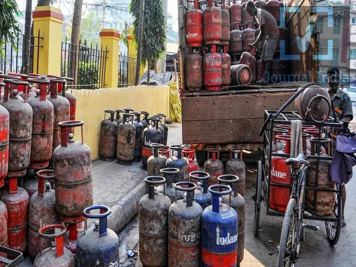 LPG Cylinder- क्या हैं LPG गैस सिलेंडर के भाव आज, आइए जानें घरेलू और कमर्शियल के बारे में दोस्तो जैसा कि हम सब जानते हैं कि प्रत्येक महीने की शुरुआत के साथ ही LPG सिलेंडर की कीमतों में उतार चढ़ाव होता हैं, आम आदमी की इन कीमतों पर नजर रहती हैं, क्योंकि अपने किचन का मासिक बजट मैनेज करने की कोशिश कर रहे होते हैं। त्योहारों का मौसम चल रहा है, ऐसे में कुकिंग गैस की कीमतों में कोई भी बढ़ोतरी घर के खर्चों पर अतिरिक्त दबाव डाल सकती है। 7 अक्टूबर, 2026 तक, 14.2 किलोग्राम वाले घरेलू LPG सिलेंडर की कीमत में कोई बदलाव नहीं हुआ है। महीने की शुरुआत से ही 19 किलोग्राम वाले कमर्शियल LPG सिलेंडर की कीमत बढ़ा दी गई थी। आज घरेलू LPG सिलेंडर की कीमत ताज़ा दरों के अनुसार, दिल्ली में 14.2 किलोग्राम वाले घरेलू LPG सिलेंडर की कीमत ₹942 है, जबकि मुंबई में यह ₹941.50, कोलकाता में ₹968 और चेन्नई में ₹957.50 है। कई बड़े शहरों में घरेलू LPG की मौजूदा कीमतें इस प्रकार हैं: दिल्ली: ₹942 प्रति 14.2 किलोग्राम सिलेंडर मुंबई: ₹941.50 कोलकाता: ₹968 बेंगलुरु: ₹944.50 हैदराबाद: ₹994 चेन्नई: ₹957.50 कटक: ₹968 कोयंबटूर: ₹959 रांची: ₹1,010.50 परिवारों के लिए मुख्य बात यह है कि अब तक अक्टूबर में घरेलू LPG सिलेंडर की कीमतों में कोई बढ़ोतरी नहीं हुई है। कमर्शियल LPG सिलेंडर की कीमत में बढ़ोतरी  जहां घरेलू ग्राहकों को राहत मिली है, वहीं कमर्शियल LPG सिलेंडर का इस्तेमाल करने वाले व्यवसायों को ज़्यादा कीमत चुकानी पड़ रही है। 1 अक्टूबर, 2026 से 19 किलोग्राम वाले कमर्शियल LPG सिलेंडर की कीमत बढ़ा दी गई थी। कमर्शियल सिलेंडरों का इस्तेमाल बड़े पैमाने पर होटल, रेस्तरां, सड़क किनारे खाने-पीने की जगहों, कैटरिंग व्यवसायों और अन्य कमर्शियल प्रतिष्ठानों द्वारा किया जाता है। ताज़ा रेट इस प्रकार हैं: दिल्ली: ₹2,810 प्रति 19 kg सिलेंडर मुंबई: ₹2,763.50 कोलकाता: ₹2,946.50 बेंगलुरु: ₹2,893.50 हैदराबाद: ₹3,058.50 चेन्नई: ₹2,978.50 कटक: ₹2,947.50 कोयंबटूर: ₹3,002.50 रांची: ₹2,988 दिल्ली में कमर्शियल LPG सिलेंडर ₹62.50 महंगा हो गया, जिससे इसकी कीमत ₹2,810 हो गई। मुंबई में भी कीमतों में लगभग ₹63 की बढ़ोतरी हुई, जबकि कुछ अन्य शहरों में इससे ज़्यादा बढ़ोतरी देखी गई। घरेलू LPG की कीमतें क्यों नहीं बदलीं? LPG की कीमतें कई कारकों से प्रभावित होती हैं, जिनमें अंतरराष्ट्रीय LPG कीमतें, कच्चे तेल के रेट, करेंसी में उतार-चढ़ाव, रुपया-डॉलर एक्सचेंज रेट और सरकारी नीतियां शामिल हैं। तेल मार्केटिंग कंपनियां समय-समय पर LPG कीमतों की समीक्षा करती हैं, लेकिन घरेलू और कमर्शियल सिलेंडरों की कीमतों में अलग-अलग बदलाव हो सकते हैं। फिलहाल, घरेलू LPG के रेट स्थिर रखे गए हैं, जबकि कमर्शियल LPG की कीमतों में बढ़ोतरी की गई है। इसका ग्राहकों पर क्या असर होगा?  घरों के लिए, 14.2 kg सिलेंडर की कीमत में कोई बदलाव न होने का मतलब है कि मौजूदा रेट के आधार पर इस अक्टूबर में रसोई के मासिक बजट पर LPG का कोई अतिरिक्त बोझ नहीं पड़ेगा। हालांकि, 19 kg कमर्शियल सिलेंडर का इस्तेमाल करने वाले व्यवसायों को ईंधन की बढ़ी हुई लागत का ध्यान रखना होगा। इससे रेस्तरां, होटल, कैटरर्स और अन्य प्रतिष्ठानों के संचालन खर्च पर असर पड़ सकता है।