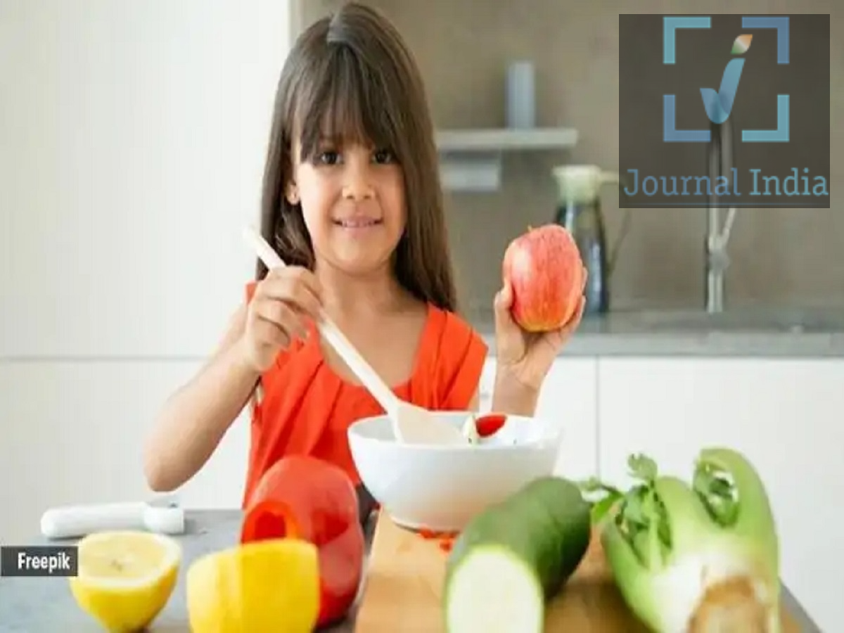 Parenting Health Tips: क्या आपके बच्चे को बार बार लग रही हैं भूख, बच्चों में पोषण सुधारने के लिए अपनाएं ये तरीके दोस्तो अगर आपके घर में बच्चे हैं तो आपके लिए यह खबर बहुत ही जरूरी हैं, आपने देखा होगा कि बच्चे बार बार कुछ खाने के लिए कहते हैं, लेकिन हर बार खाने की इच्छा का मतलब भूख होना जरूरी नहीं है। कई बार बच्चे बोरियत, आदत, भावनाओं या किसी खास गतिविधि के कारण भी बार-बार खाने की मांग करने लगते हैं। बाल रोग विशेषज्ञों के अनुसार, माता-पिता के लिए यह समझना जरूरी है कि बच्चा वास्तव में भूखा है या सिर्फ आदतन कुछ खाना चाहता है। आइए कैसे करें अंतर-  असली भूख और आदतन खाने में क्या अंतर है? वास्तविक भूख आमतौर पर धीरे-धीरे महसूस होती है। बच्चे को ऊर्जा कम महसूस हो सकती है और वह उपलब्ध भोजन में से कुछ भी खाने के लिए तैयार हो सकता है। बच्चा यह भी बता सकता है कि उसे भूख लगी है। वहीं आदत या परिस्थिति के कारण खाना अक्सर किसी खास गतिविधि से जुड़ा होता है। जैसे: टीवी देखते ही बच्चा स्नैक्स मांगने लगे। स्कूल से घर आते ही कुछ खाने की आदत हो। मोबाइल या टैबलेट पर गेम खेलते समय लगातार कुछ खाने का मन करे। खाना खाने के थोड़ी देर बाद ही चिप्स, बिस्किट या कोई खास स्नैक मांगने लगे। ऐसे मामलों में जरूरी नहीं कि बच्चा जिद कर रहा हो। कई बार उसके दिमाग में किसी गतिविधि और खाने के बीच एक आदत बन चुकी होती है। बच्चे के व्यवहार को समझना जरूरी अगर बच्चा बार-बार खाने के लिए कहता है तो तुरंत उसे ज्यादा खाने वाला या जिद्दी समझने से बचें। दूसरी ओर, हर बार मांगने पर खाना देना भी सही आदत नहीं है। बच्चे से प्यार से बात करें और पूछें: "क्या तुम्हें सच में भूख लगी है या सिर्फ कुछ खाने का मन कर रहा है?" बच्चे को कुछ देर रुककर अपने शरीर के संकेतों को समझने के लिए प्रोत्साहित करें। धीरे-धीरे वह भूख और सिर्फ खाने की इच्छा के बीच अंतर पहचानना सीख सकता है। घर का माहौल भी खाने की आदतों को प्रभावित करता है बच्चे वही चीजें ज्यादा मांग सकते हैं जो उन्हें आसानी से दिखाई देती हैं और घर में हमेशा उपलब्ध रहती हैं। अगर चिप्स, बिस्किट, मिठाई और पैकेज्ड स्नैक्स हर समय सामने रखे हों, तो बच्चे का बार-बार उन्हें मांगना स्वाभाविक हो सकता है। इसके बजाय घर में पौष्टिक विकल्प आसानी से उपलब्ध रखें, जैसे: फल दही मखाना घर पर बने स्नैक्स सूखे मेवे, उम्र के अनुसार अन्य पौष्टिक विकल्प इसका मतलब यह नहीं है कि बच्चे को उसकी पसंदीदा चीजों से पूरी तरह दूर कर दिया जाए। बेहतर तरीका है कि पसंदीदा स्नैक्स और पौष्टिक भोजन के बीच संतुलन बनाया जाए। टीवी और मोबाइल के साथ खाने की आदत पर दें ध्यान अगर बच्चा केवल टीवी देखते समय, मोबाइल चलाते समय या गेम खेलते हुए खाना मांगता है, तो इस आदत को धीरे-धीरे बदलने की कोशिश करें। खाने के लिए निश्चित समय तय करना और भोजन के दौरान स्क्रीन का इस्तेमाल कम करना बच्चे को अपने भोजन पर ध्यान देने में मदद कर सकता है। बच्चे को बार-बार डांटने या उसके खाने को लेकर शर्मिंदा करने के बजाय यह समझने की कोशिश करें कि वह किस परिस्थिति में खाना मांग रहा है। माता-पिता इन बातों का रखें ध्यान बच्चा बार-बार खाना मांगे तो तुरंत यह न मानें कि उसे भूख लगी है। प्यार से पूछें कि उसे वास्तव में भूख लगी है या सिर्फ कुछ खाने की इच्छा हो रही है। घर में पौष्टिक स्नैक्स आसानी से उपलब्ध रखें। बहुत ज्यादा मीठे और प्रोसेस्ड स्नैक्स को हर समय बच्चे की नजर के सामने न रखें। टीवी और मोबाइल देखते समय लगातार स्नैकिंग की आदत को धीरे-धीरे कम करें। बच्चे को भूख और पेट भरने के संकेत पहचानना सिखाएं। खाने की आदतों को लेकर बच्चे को डांटने या शर्मिंदा करने से बचें। नियमित भोजन और स्नैक का एक संतुलित रूटीन बनाने की कोशिश करें। सिर्फ क्या खा रहा है नहीं, कब और क्यों खा रहा है यह भी समझें बच्चों की खान-पान की आदत सुधारने के लिए केवल इस बात पर ध्यान देना पर्याप्त नहीं है कि वे क्या खा रहे हैं। यह समझना भी जरूरी है कि वे कब, क्यों और किस परिस्थिति में खाना चाहते हैं।